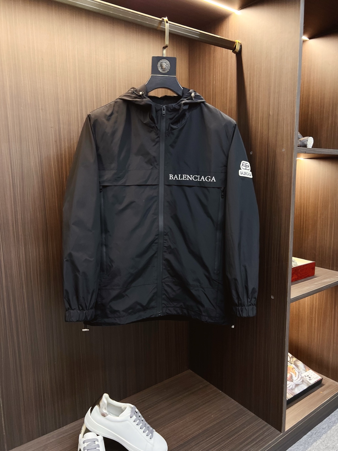 NO:598496,Balenciaga 2025 autumn and winter counter new casual fashionable jacket. Ultra-avant-garde design style. The brand logo is heavily embellished. It is delicate and comfortable. It is very light to wear and not easy to wrinkle. Multiple craftsmanship. The overall design is quite visual. The upper body is casual and stylish, with a certain degree of stiffness. It is definitely recommended for the temperament that is at the forefront of fashion. It is a must-have for urban leisure. Size M-3XL,,balenciaga,jackets & coats,jackets & coats,alexander  wang19860909巴黎世家 2025秋冬专柜新款休闲时尚夹克外套 超前卫设计风格 品牌logo重工点缀设计 细腻舒适 穿着非常轻便不易起皱.多重重工艺 整体的设计颇具视觉感,上身休闲有型,有一定的挺括度,绝对走在时尚最尖端的气质感推荐,都市休闲必备.尺码 M-3XL,,balenciaga,jackets & coats,jackets & coats,alexander wang,Men's clothing