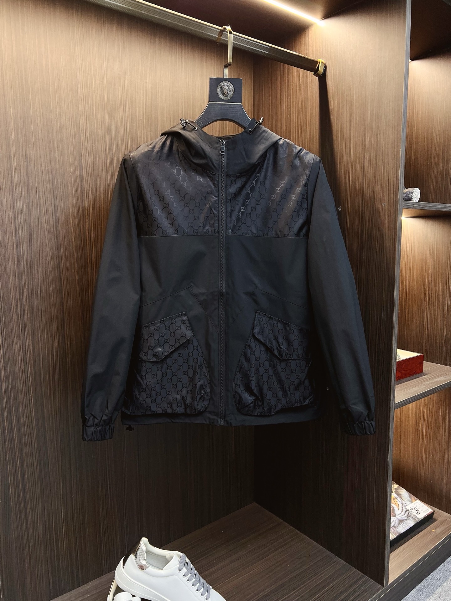 NO:598490,GUCCI Gucci 2025 autumn and winter counter new casual fashion jacket. Ultra-avant-garde design style. Brand logo heavy-duty embellishment design. Delicate and comfortable. Very light to wear and not easy to wrinkle. Multiple craftsmanship. The overall design is quite visual. The upper body is casual and stylish, with a certain degree of stiffness. It is definitely recommended for the temperament that is at the forefront of fashion. It is a must-have for urban leisure. Size M-3XL,,gucci,jackets & coats,jackets & coats,alexander  wang19860909GUCCI 古奇 2025秋冬专柜新款休闲时尚夹克外套 超前卫设计风格 品牌logo重工点缀设计 细腻舒适 穿着非常轻便不易起皱.多重重工艺 整体的设计颇具视觉感,上身休闲有型,有一定的挺括度,绝对走在时尚最尖端的气质感推荐,都市休闲必备.尺码 M-3XL,,gucci,jackets & coats,jackets & coats,alexander wang,Men's clothing