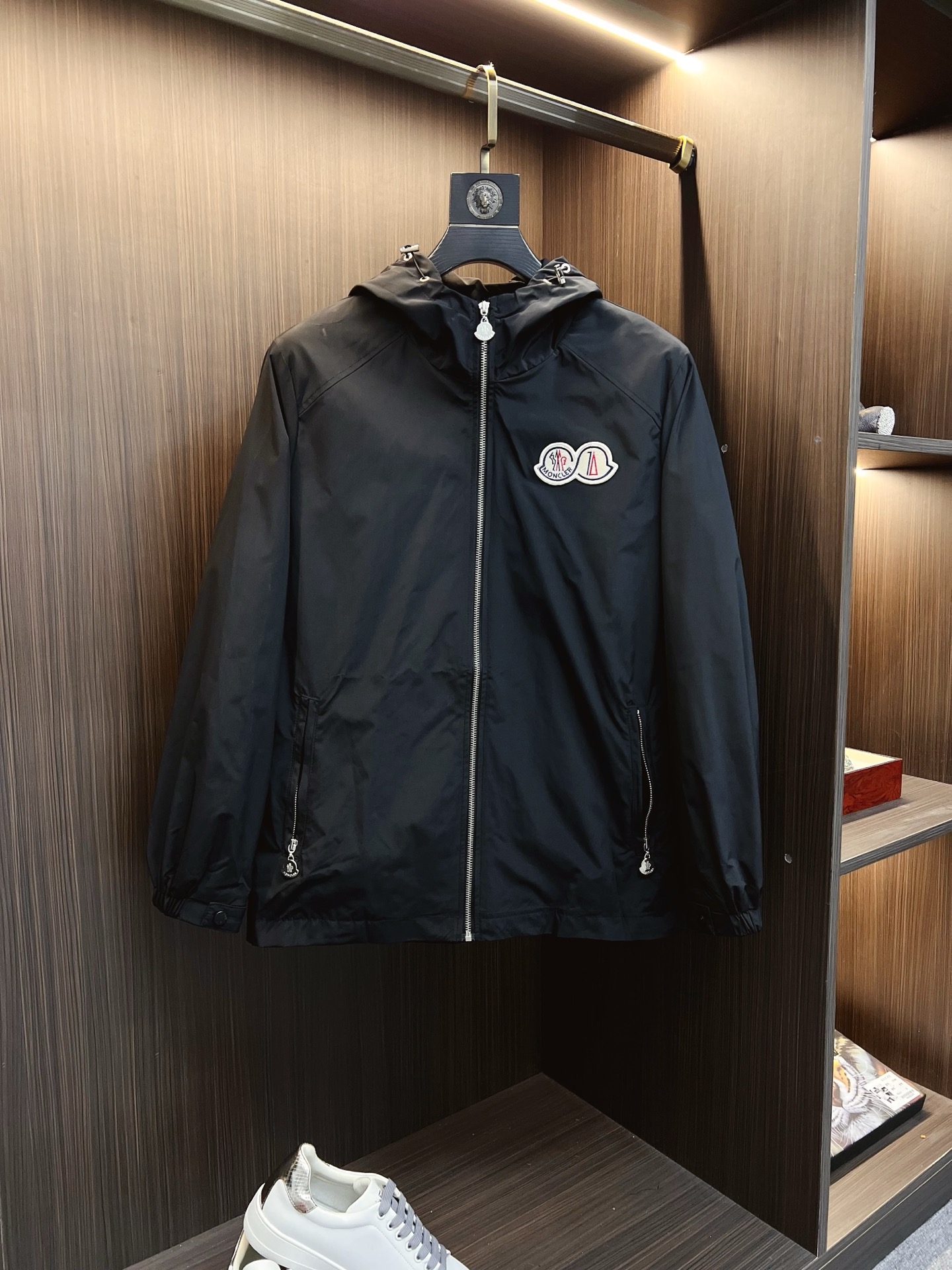 NO:598487,Mengkou 2025 autumn and winter counter new casual fashionable jacket. Ultra-avant-garde design style. Brand logo heavily embellished design. Delicate and comfortable. Very light to wear and not easy to wrinkle. Multiple craftsmanship. The overall design is quite visual. The upper body is casual and stylish, with a certain degree of stiffness. It is definitely recommended for the temperament that is at the forefront of fashion. It is a must-have for urban leisure. Size M-3XL,,Moncler,jackets & coats,jackets & coats,alexander wang19860909蒙口 2025秋冬专柜新款休闲时尚夹克外套 超前卫设计风格 品牌logo重工点缀设计 细腻舒适 穿着非常轻便不易起皱.多重重工艺 整体的设计颇具视觉感,上身休闲有型,有一定的挺括度,绝对走在时尚最尖端的气质感推荐,都市休闲必备.尺码 M-3XL,,Moncler,jackets & coats,jackets & coats,alexander wang,Men's clothing