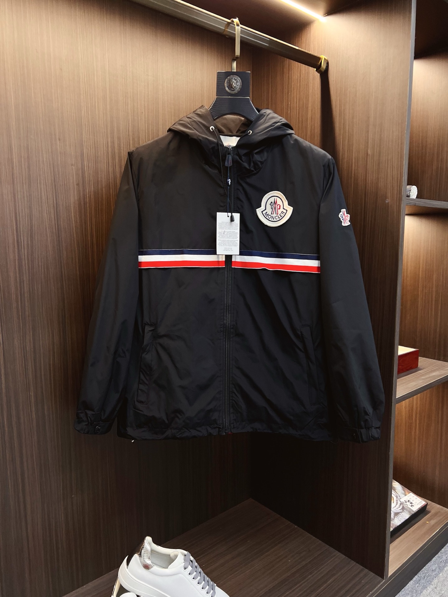 NO:657788,Mengkou 2025 autumn and winter counter new casual fashionable jacket. Ultra-avant-garde design style. Brand logo heavily embellished design. Delicate and comfortable. Very light to wear and not easy to wrinkle. Multiple craftsmanship. The overall design is quite visual. The upper body is casual and stylish, with a certain degree of stiffness. It is definitely recommended for the temperament that is at the forefront of fashion. It is a must-have for urban leisure. Size M-3XL,,Moncler,jackets & coats,jackets & coats,alexander wang19860909蒙口 2025秋冬专柜新款休闲时尚夹克外套 超前卫设计风格 品牌logo重工点缀设计 细腻舒适 穿着非常轻便不易起皱.多重重工艺 整体的设计颇具视觉感,上身休闲有型,有一定的挺括度,绝对走在时尚最尖端的气质感推荐,都市休闲必备.尺码 M-3XL,,Moncler,jackets & coats,jackets & coats,alexander wang,Men's clothing