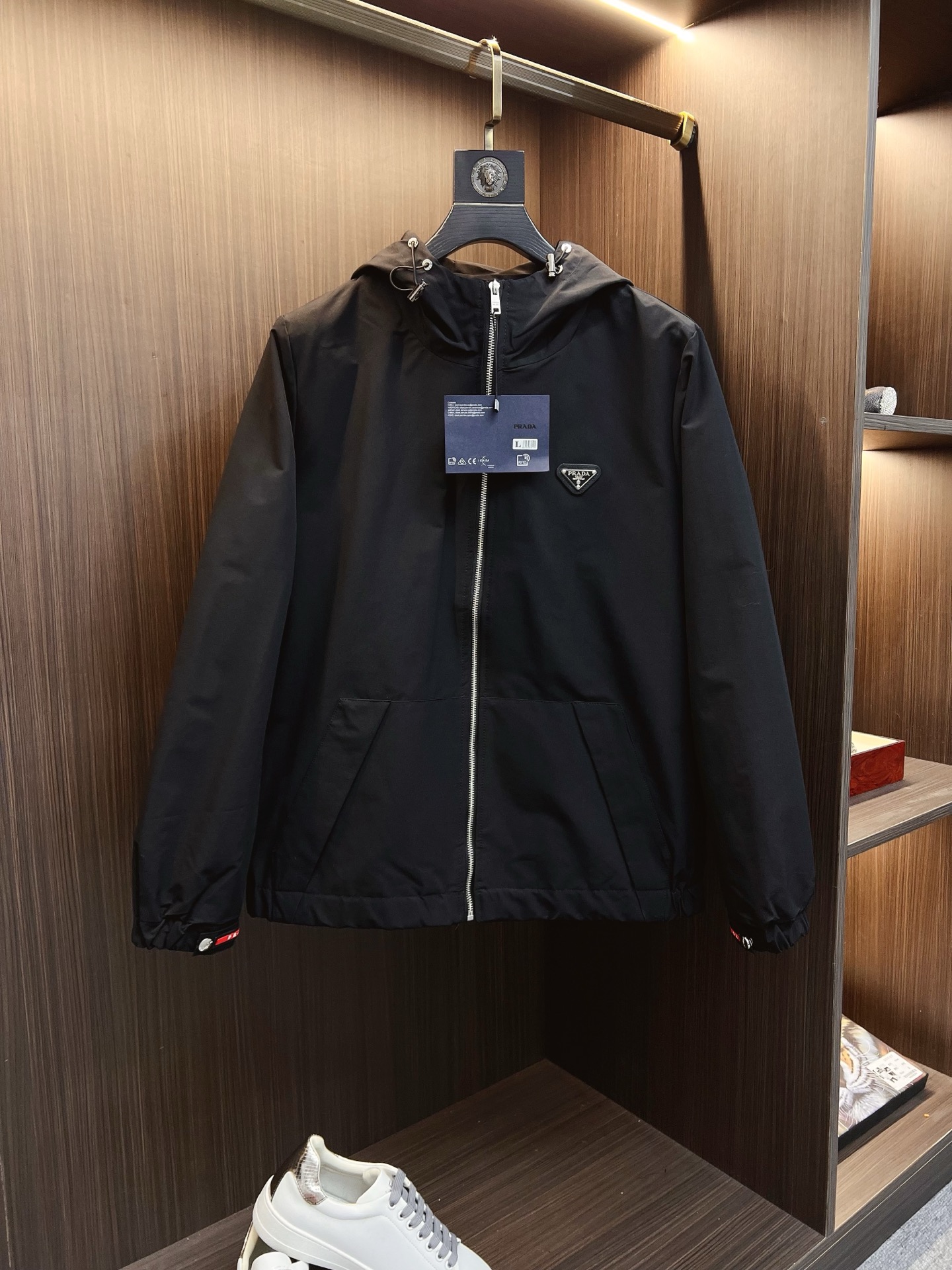 NO:598486,PRADA 2025 autumn and winter counter new casual fashion jacket, ultra-avant-garde design style, brand logo heavily embellished design, delicate and comfortable, very light to wear and not easy to wrinkle. Multiple craftsmanship. The overall design is quite visual, the upper body is casual and stylish, and has a certain degree of stiffness. It is definitely recommended for the temperament that is at the forefront of fashion, a must-have for urban leisure. Size M-3XL,, prada, prada, jackets & coats, jackets &  coats,alexander wang19860909PRADA 普拉达 2025秋冬专柜新款休闲时尚夹克外套 超前卫设计风格 品牌logo重工点缀设计 细腻舒适 穿着非常轻便不易起皱.多重重工艺 整体的设计颇具视觉感,上身休闲有型,有一定的挺括度,绝对走在时尚最尖端的气质感推荐,都市休闲必备.尺码 M-3XL,,prada,prada,jackets & coats,jackets & coats,alexander wang,Men's clothing