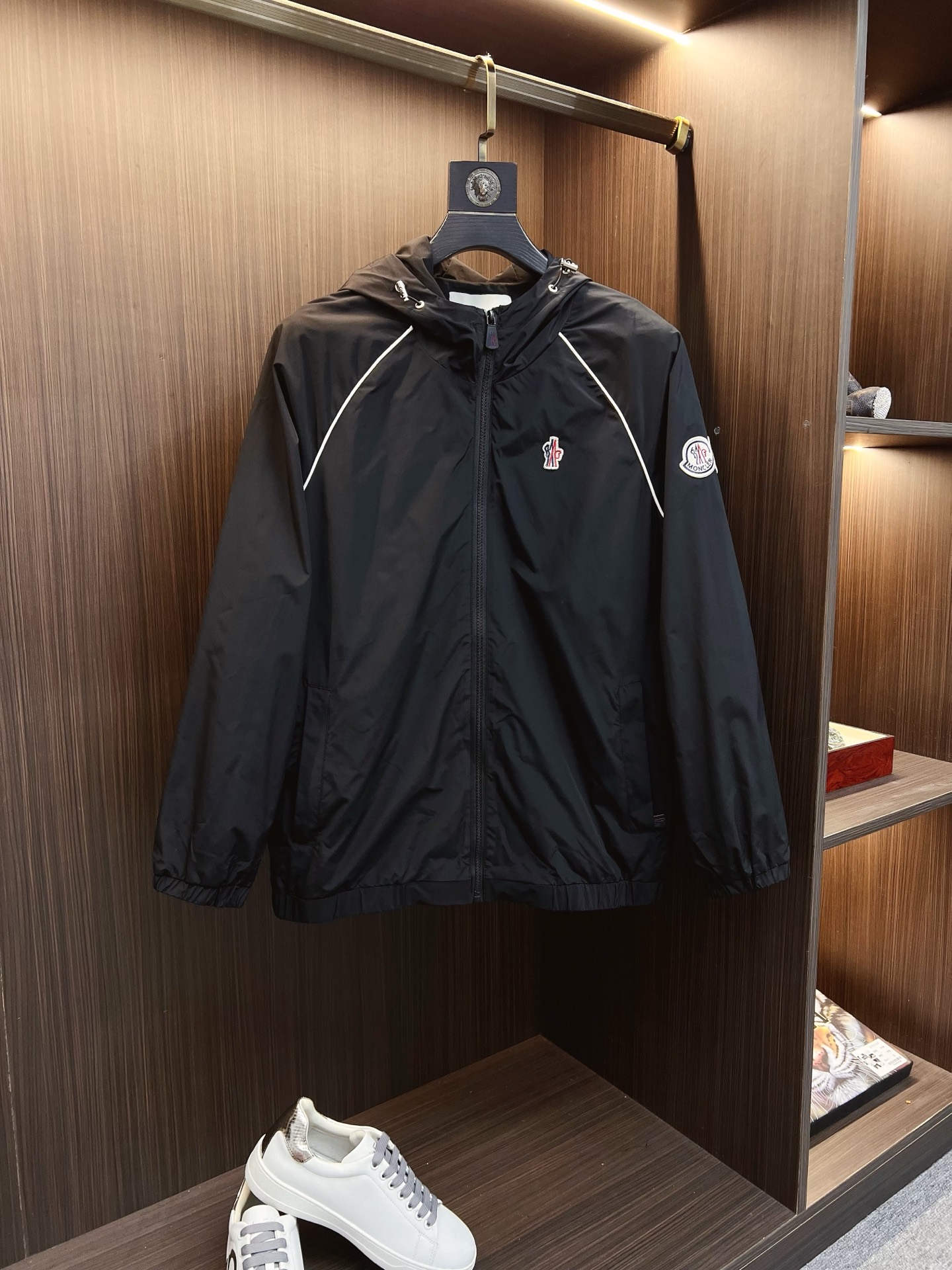 NO:598485,Mengkou 2025 autumn and winter counter new casual fashionable jacket. Ultra-avant-garde design style. Brand logo heavily embellished design. Delicate and comfortable. Very light to wear and not easy to wrinkle. Multiple craftsmanship. The overall design is quite visual. The upper body is casual and stylish, with a certain degree of stiffness. It is definitely recommended for the temperament that is at the forefront of fashion. It is a must-have for urban leisure. Size M-3XL,,Moncler,jackets & coats,jackets & coats,alexander wang19860909蒙口 2025秋冬专柜新款休闲时尚夹克外套 超前卫设计风格 品牌logo重工点缀设计 细腻舒适 穿着非常轻便不易起皱.多重重工艺 整体的设计颇具视觉感,上身休闲有型,有一定的挺括度,绝对走在时尚最尖端的气质感推荐,都市休闲必备.尺码 M-3XL,,Moncler,jackets & coats,jackets & coats,alexander wang,Men's clothing