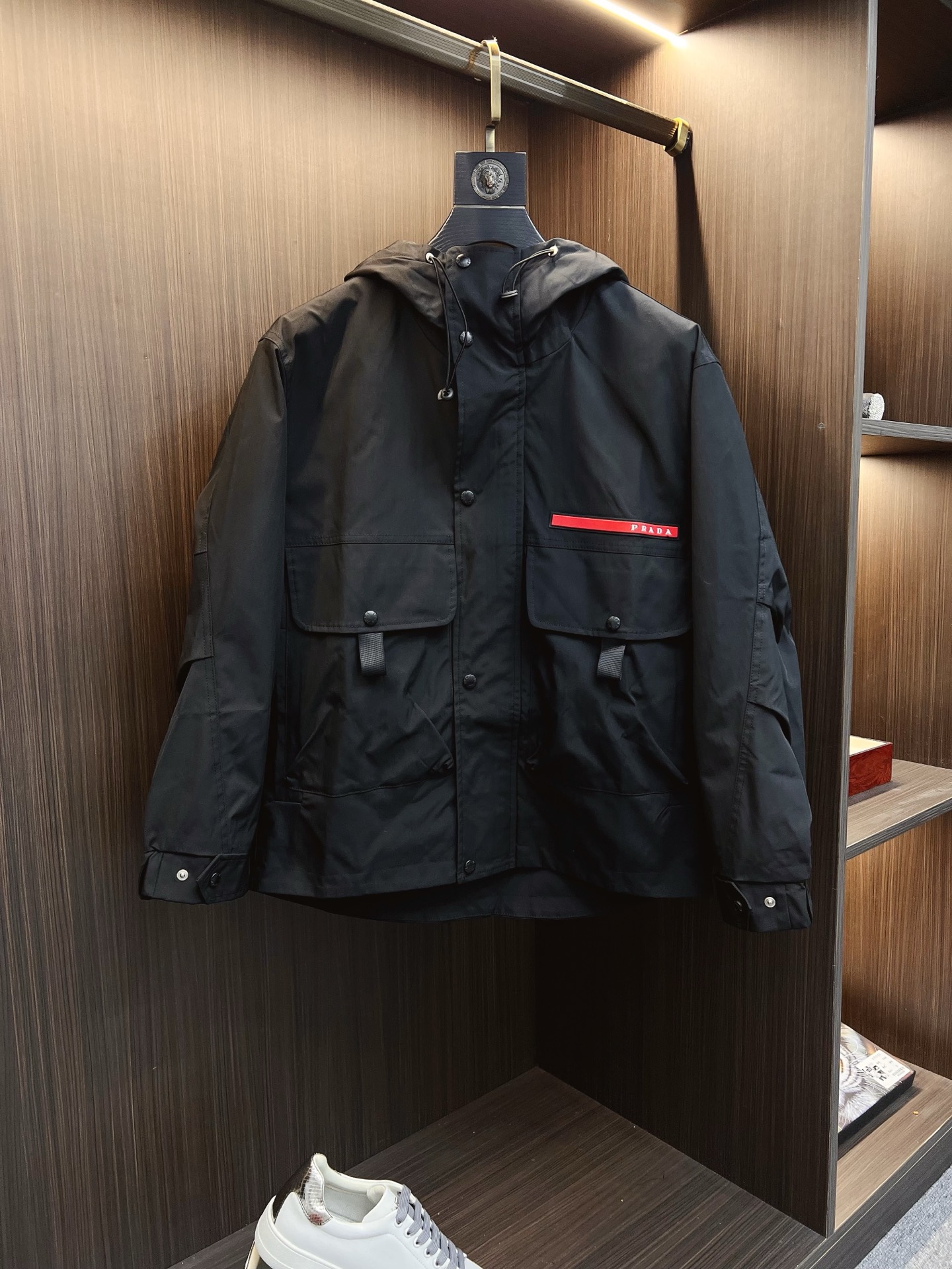 NO:598505,PRADA 2025 autumn and winter counter new jacket jacket, ultra-avant-garde design style, brand logo heavily embellished design, delicate and comfortable, very light to wear and not easy to wrinkle. Multiple craftsmanship. The overall design is quite visual, the upper body is casual and stylish, with a certain degree of stiffness. It is definitely recommended for the temperament that is at the forefront of fashion, a must-have for urban leisure. Size M-3XL,, prada, prada, jackets & coats, alexander wang19860909PRADA 普拉达 2025秋冬专柜新款冲锋衣外套 超前卫设计风格 品牌logo重工点缀设计 细腻舒适 穿着非常轻便不易起皱.多重重工艺 整体的设计颇具视觉感,上身休闲有型,有一定的挺括度,绝对走在时尚最尖端的气质感推荐,都市休闲必备.尺码 M-3XL,,prada,prada,jackets & coats,alexander wang,Men's clothing