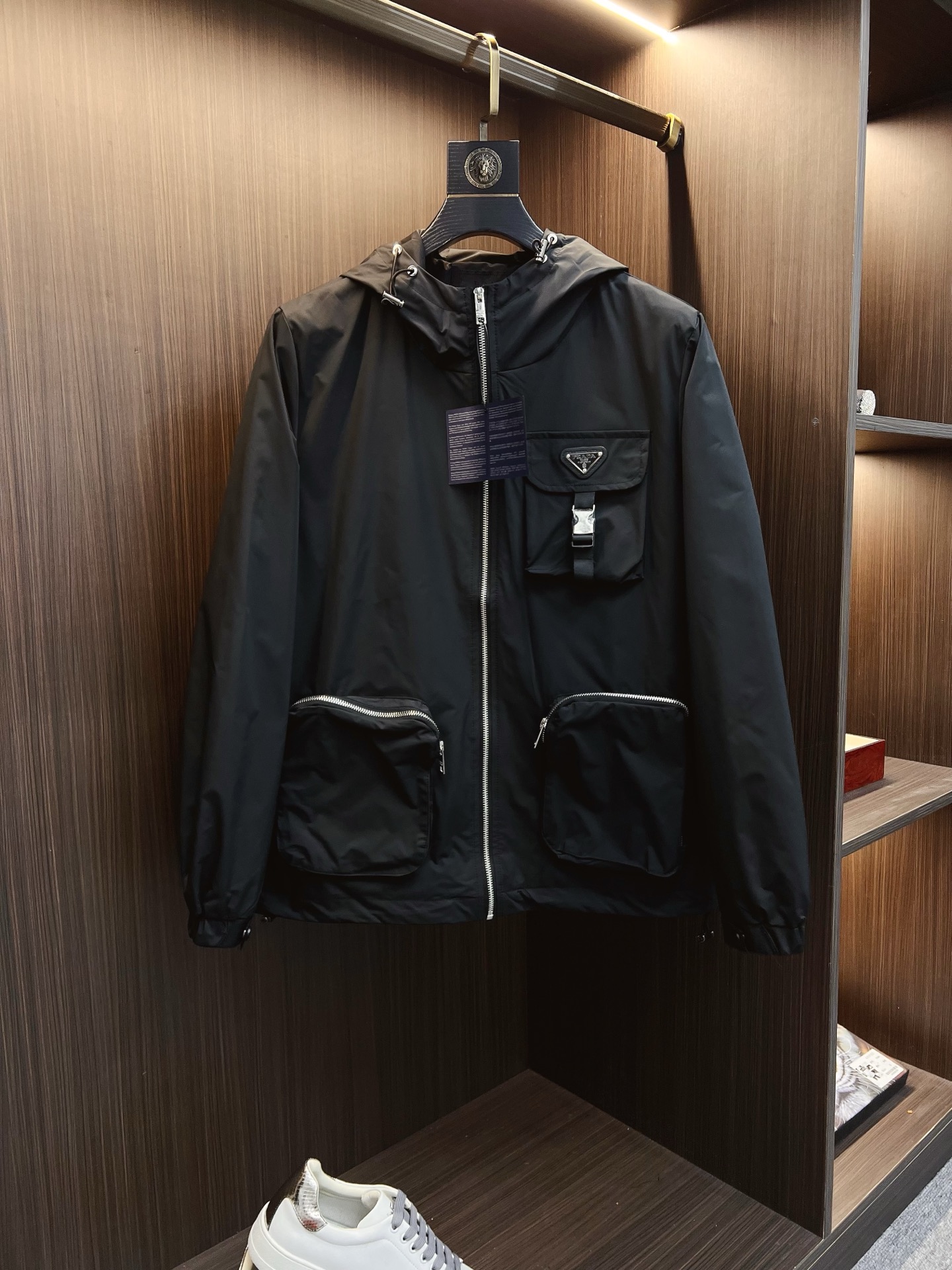 NO:598483,PRADA 2025 autumn and winter counter new casual fashion jacket, ultra-avant-garde design style, brand logo heavily embellished design, delicate and comfortable, very light to wear and not easy to wrinkle. Multiple craftsmanship. The overall design is quite visual, the upper body is casual and stylish, and has a certain degree of stiffness. It is definitely recommended for the temperament that is at the forefront of fashion, a must-have for urban leisure. Size M-3XL,, prada, prada, jackets & coats, jackets &  coats,alexander wang19860909PRADA 普拉达 2025秋冬专柜新款休闲时尚夹克外套 超前卫设计风格 品牌logo重工点缀设计 细腻舒适 穿着非常轻便不易起皱.多重重工艺 整体的设计颇具视觉感,上身休闲有型,有一定的挺括度,绝对走在时尚最尖端的气质感推荐,都市休闲必备.尺码 M-3XL,,prada,prada,jackets & coats,jackets & coats,alexander wang,Men's clothing