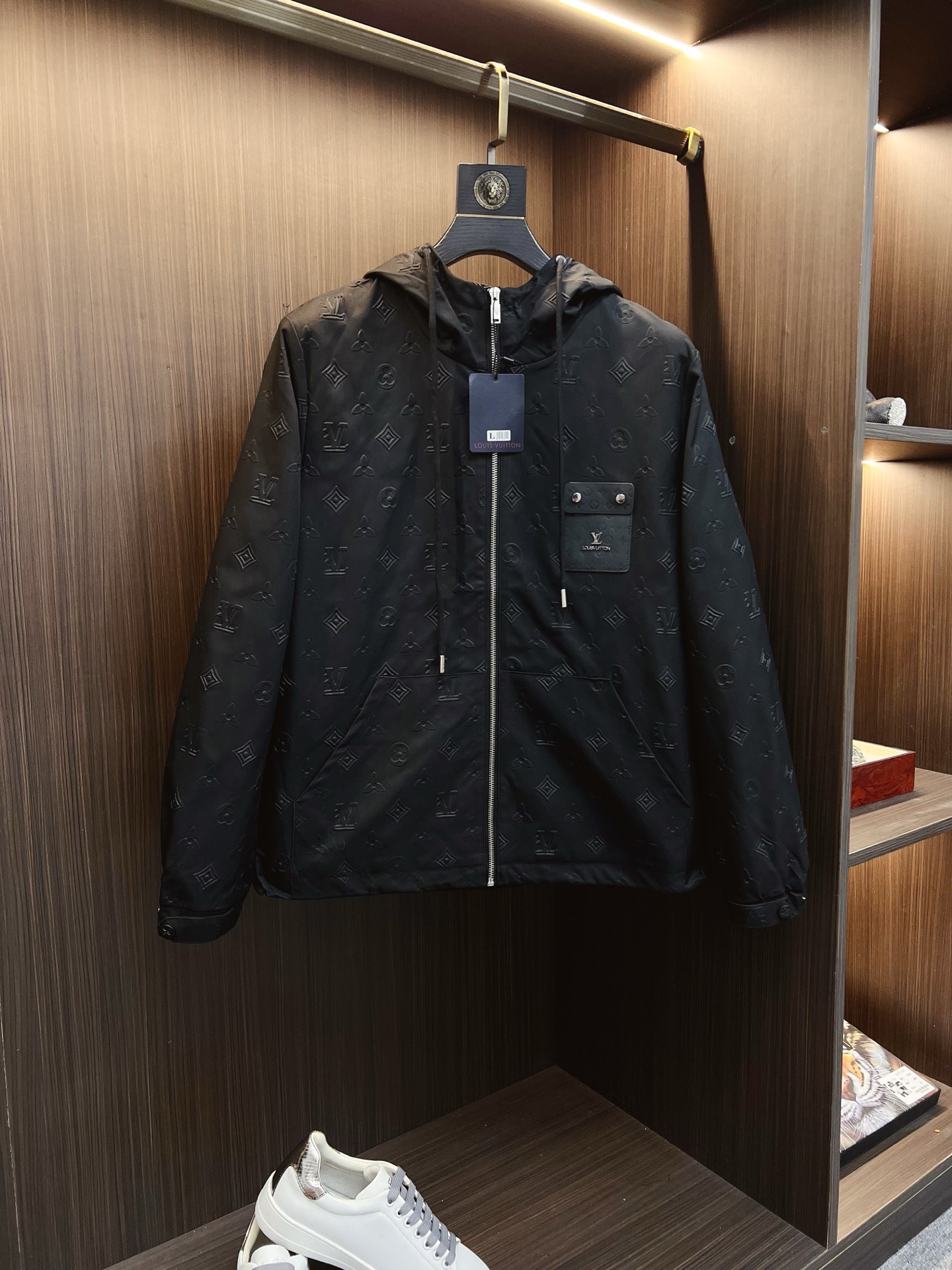 NO:598482,LV 2025 autumn and winter counter new casual fashionable jacket. Ultra-avant-garde design style. Brand logo heavily embellished design. Delicate and comfortable. Very light to wear and not easy to wrinkle. Multiple craftsmanship. The overall design is quite visual. The upper body is casual and stylish, with a certain degree of stiffness. It is definitely recommended for the temperament that is at the forefront of fashion. It is a must-have for urban leisure. Size M-3XL, Louis Vuitton, jackets & coats, jackets & coats, alexander  wang19860909LV 2025秋冬专柜新款休闲时尚夹克外套 超前卫设计风格 品牌logo重工点缀设计 细腻舒适 穿着非常轻便不易起皱.多重重工艺 整体的设计颇具视觉感,上身休闲有型,有一定的挺括度,绝对走在时尚最尖端的气质感推荐,都市休闲必备.尺码 M-3XL,,louis vuitton,jackets & coats,jackets & coats,alexander wang,Men's clothing