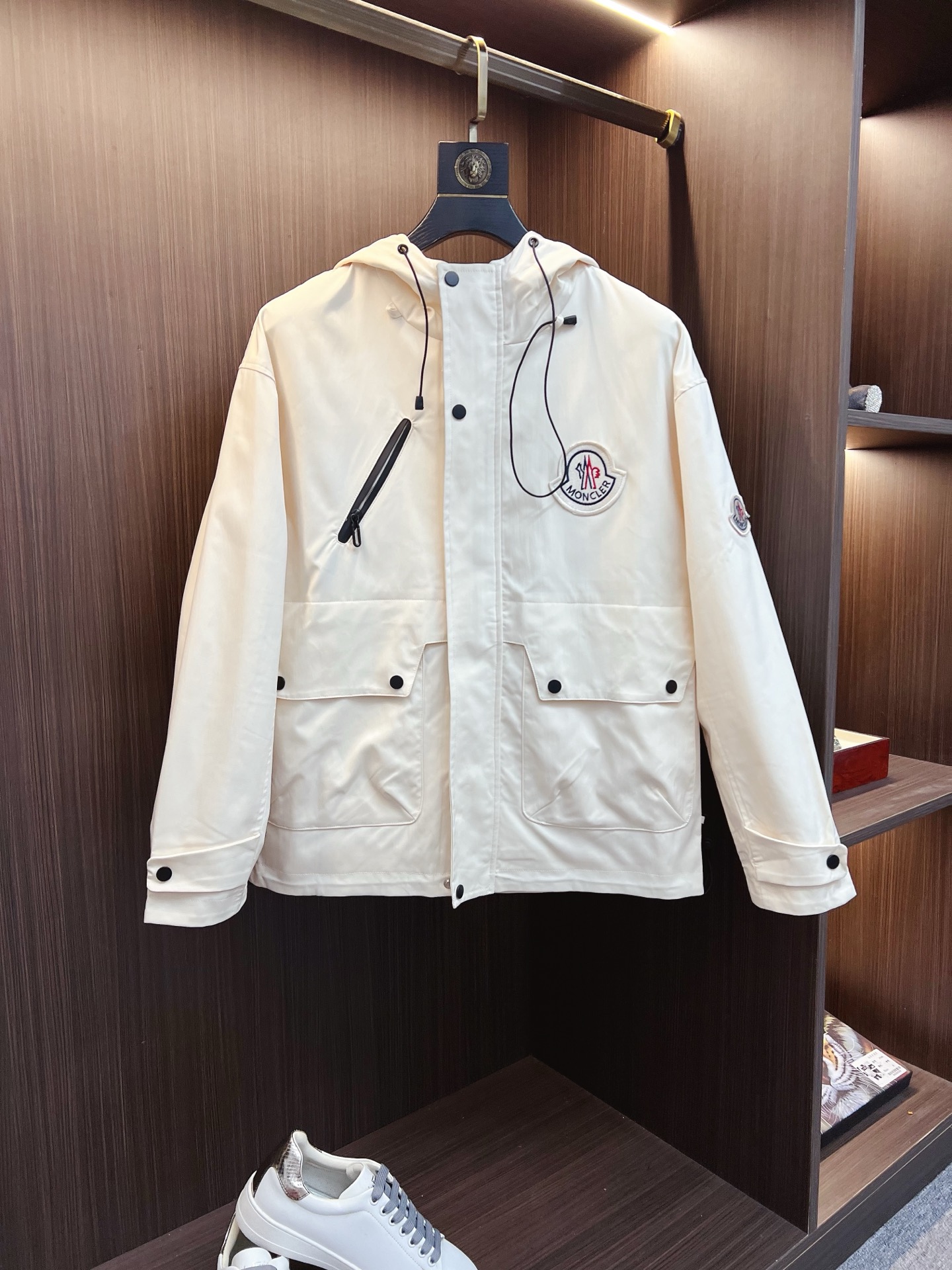 NO:598502,Mengkou 2025 autumn and winter counter new jacket jacket, super avant-garde design style, brand logo heavily embellished design, delicate and comfortable, very light to wear and not easy to wrinkle. Multiple craftsmanship. The overall design is quite visual, the upper body is casual and stylish, with a certain degree of stiffness. It is definitely recommended for the temperament that is at the forefront of fashion, a must-have for urban leisure. Sizes M-3XL,, Moncler, jackets & coats, alexander wang19860909蒙口 2025秋冬专柜新款冲锋衣外套 超前卫设计风格 品牌logo重工点缀设计 细腻舒适 穿着非常轻便不易起皱.多重重工艺 整体的设计颇具视觉感,上身休闲有型,有一定的挺括度,绝对走在时尚最尖端的气质感推荐,都市休闲必备.尺码 M-3XL,,Moncler,jackets & coats,alexander wang,Men's clothing