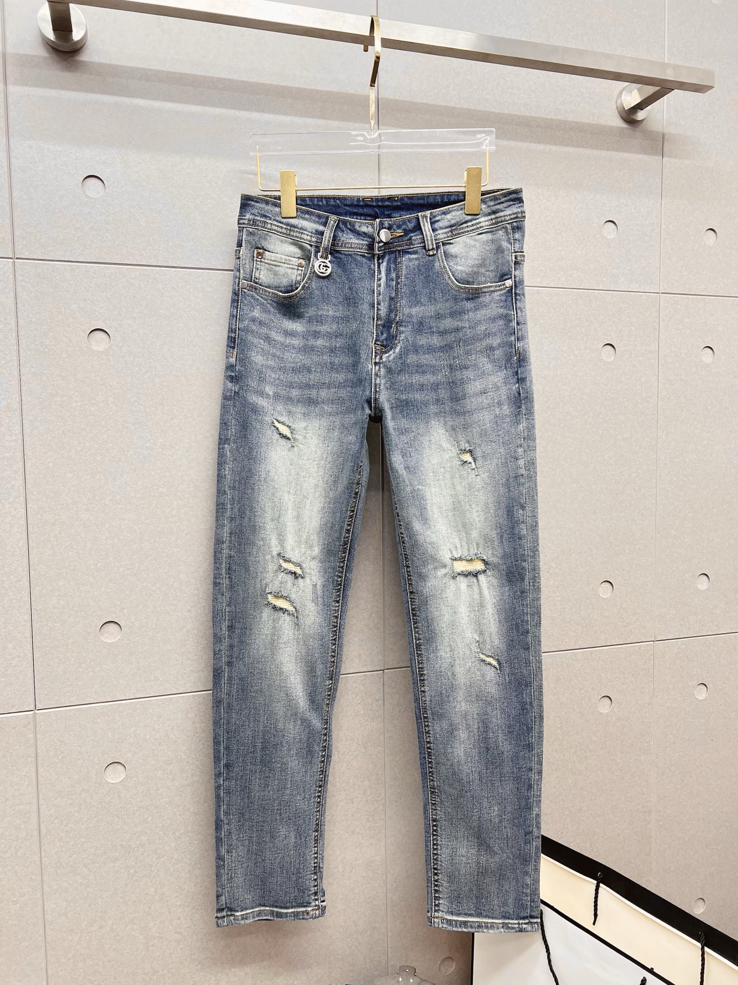 NO:573981,GUCCI men's denim jeans, official album and poster outfit style!  High-grade imported denim raw color fabrics are supplied to customers, and the pure 13oz denim fabrics from Okayama, Japan are specially selected. Heavy-duty environmentally friendly plant enzyme washing process is used. The texture has a light retro color, which is quite beautiful and is very suitable for autumn and winter color matching. The fabric is soft and delicate after washing, but has strong bones and a slight stretch, providing an excellent comfortable experience. There is no damage from any technological elements throughout the body, retaining the purest tannin color!  The details throughout the body are perfect, exquisite and sophisticated. The latest leather label on the waist highlights the brand's characteristics. The hardware accessories, leather label and wiring all reflect the craftsmanship!  The silhouette is perfectly tailored and has excellent butt lift and slimming effect. It can be easily matched with any top in the wardrobe. It has wide compatibility and is suitable for various daily wear. The upper body is full of style. It is a must-have trousers for those who are obsessed with quality control and 1V!  Size 29-38 (not 35.37),,gucci,jeans,alexander wang19860909GUCCI 古奇 男士丹宁牛仔裤,官宣画册海报穿搭款！ 客供高级进口的丹宁原色面料,特选日本冈山纯正13oz 盎司牛仔布料,重磅环保植物酵素水洗工艺,肌理有着淡淡的复古色彩,相当漂亮,极符合秋冬的配色,面料经过水洗后柔软细腻,但筋骨感极强,且略带弹力,提供了绝佳的舒适体验,通身无任何工艺元素破坏,保留了最纯粹的丹宁本色！通身细节完美如斯,精湛且考究,最新的腰部皮标彰显了品牌特质,五金配件、皮标、走线无不体现出匠心工艺！版型剪裁完美,提臀修身效果绝佳,可轻松横扫衣橱任何的上装搭配,兼容性广泛,满足于日常各种穿搭,上身型款十足,于品质控及1V迷控者必入型裤装！ 尺码29—38（没35.37）,,gucci,jeans,alexander wang,Men's clothing