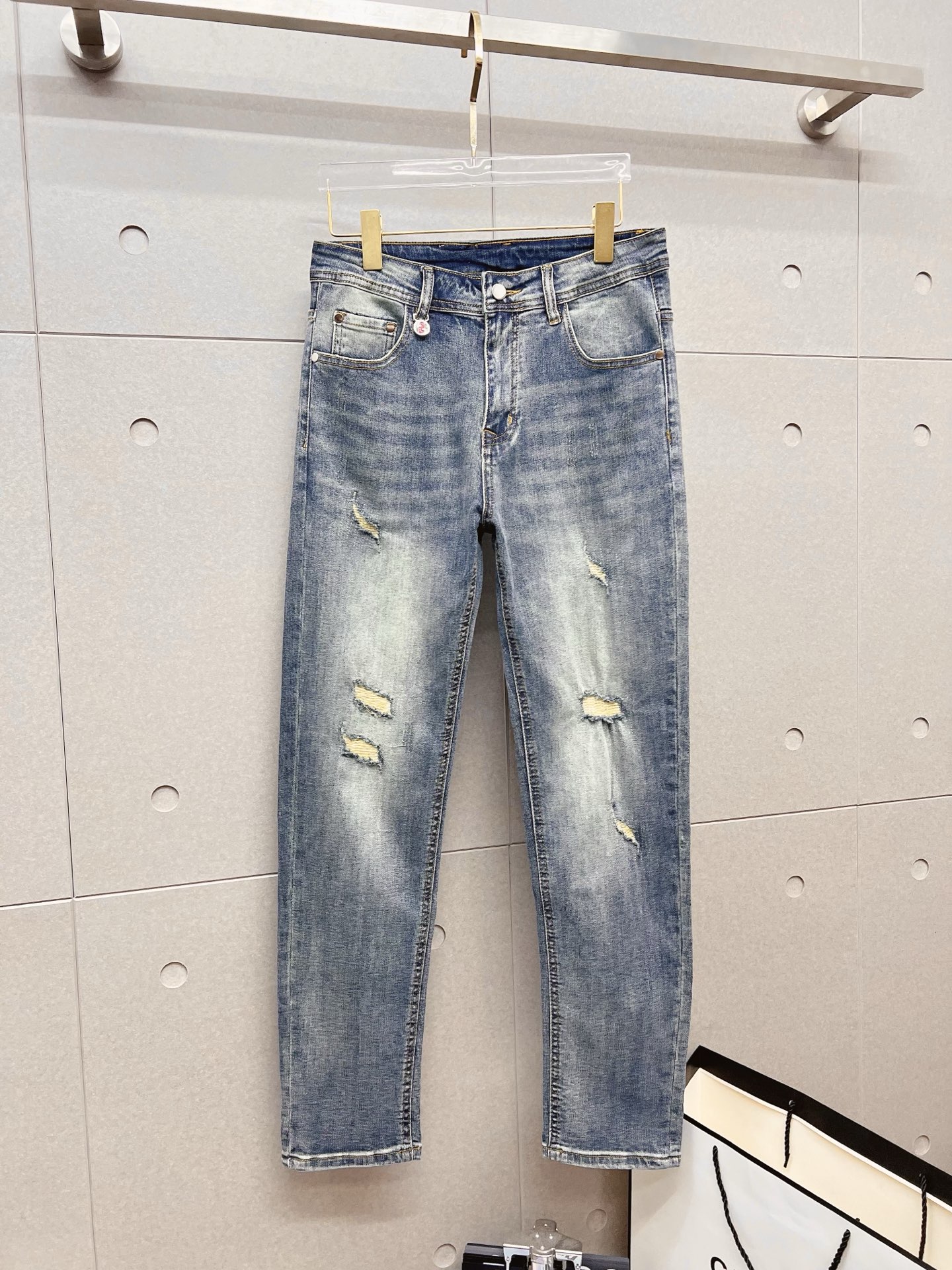 NO:573995,GUCCI men's denim jeans, official album and poster outfit style!  High-grade imported denim raw color fabrics are supplied to customers, and the pure 13oz denim fabrics from Okayama, Japan are specially selected. Heavy-duty environmentally friendly plant enzyme washing process is used. The texture has a light retro color, which is quite beautiful and is very suitable for autumn and winter color matching. The fabric is soft and delicate after washing, but has strong bones and a slight stretch, providing an excellent comfortable experience. There is no damage from any technological elements throughout the body, retaining the purest tannin color!  The details throughout the body are perfect, exquisite and sophisticated. The latest leather label on the waist highlights the brand's characteristics. The hardware accessories, leather label and wiring all reflect the craftsmanship!  The silhouette is perfectly tailored and has excellent butt lift and slimming effect. It can be easily matched with any top in the wardrobe. It has wide compatibility and is suitable for various daily wear. The upper body is full of style. It is a must-have trousers for those who are obsessed with quality control and 1V!  Size 29-38 (not 35.37),,gucci,jeans,alexander wang19860909GUCCI 古奇 男士丹宁牛仔裤,官宣画册海报穿搭款！ 客供高级进口的丹宁原色面料,特选日本冈山纯正13oz 盎司牛仔布料,重磅环保植物酵素水洗工艺,肌理有着淡淡的复古色彩,相当漂亮,极符合秋冬的配色,面料经过水洗后柔软细腻,但筋骨感极强,且略带弹力,提供了绝佳的舒适体验,通身无任何工艺元素破坏,保留了最纯粹的丹宁本色！通身细节完美如斯,精湛且考究,最新的腰部皮标彰显了品牌特质,五金配件、皮标、走线无不体现出匠心工艺！版型剪裁完美,提臀修身效果绝佳,可轻松横扫衣橱任何的上装搭配,兼容性广泛,满足于日常各种穿搭,上身型款十足,于品质控及1V迷控者必入型裤装！ 尺码29—38（没35.37）,,gucci,jeans,alexander wang,Men's clothing