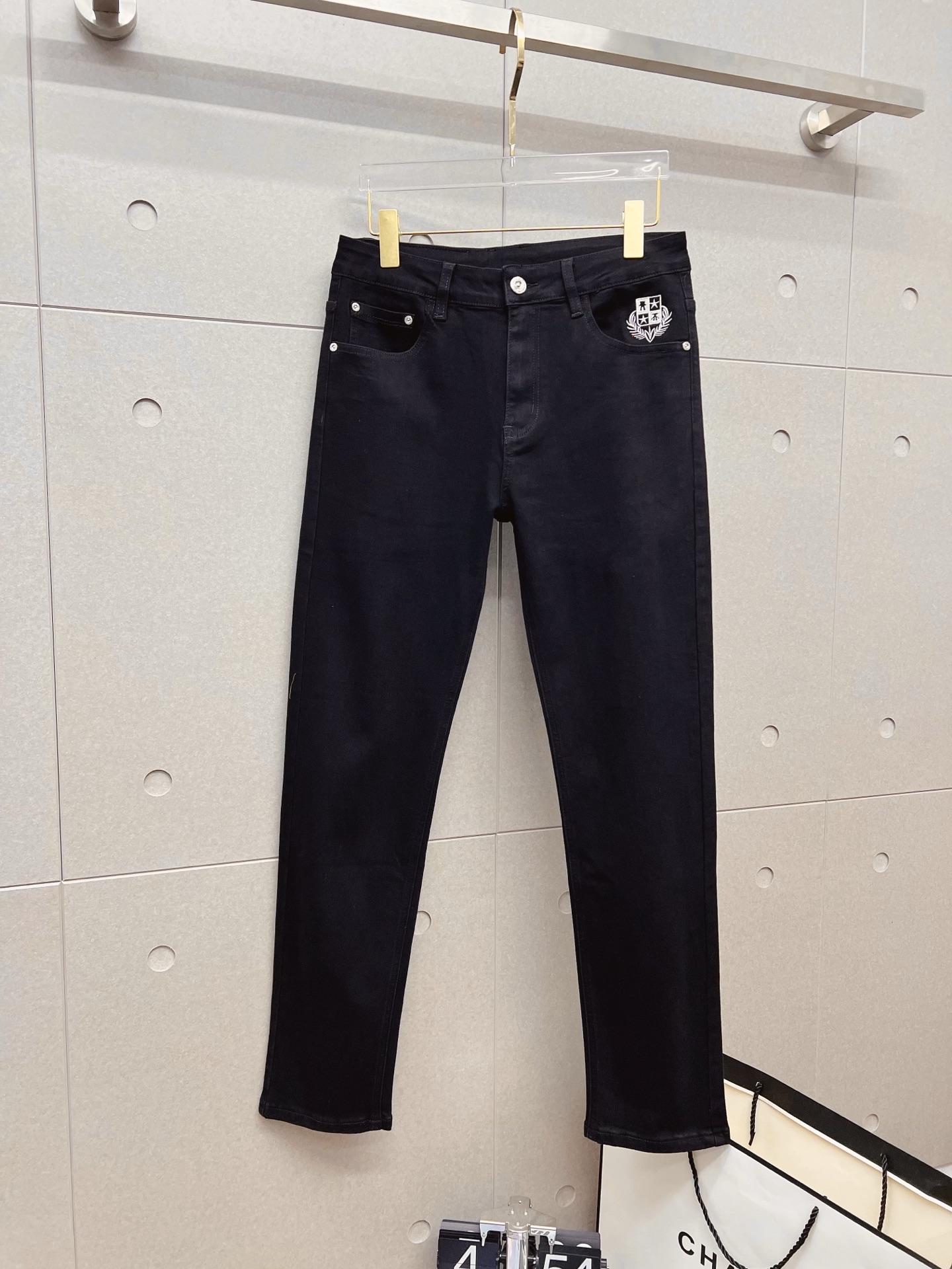 NO:573986,LP men's denim jeans, official album and poster outfit!  High-grade imported denim raw color fabrics are supplied to customers, and the pure 13oz denim fabrics from Okayama, Japan are specially selected. Heavy-duty environmentally friendly plant enzyme washing process is used. The texture has a light retro color, which is quite beautiful and is very suitable for autumn and winter color matching. The fabric is soft and delicate after washing, but has strong bones and a slight stretch, providing an excellent comfortable experience. There is no damage from any technological elements throughout the body, retaining the purest tannin color!  The details throughout the body are perfect, exquisite and sophisticated. The latest leather label on the waist highlights the brand's characteristics. The hardware accessories, leather label and wiring all reflect the craftsmanship!  The silhouette is perfectly tailored and has excellent butt lift and slimming effect. It can be easily matched with any top in the wardrobe. It has wide compatibility and is suitable for various daily wear. The upper body is full of style. It is a must-have trousers for those who are obsessed with quality control and 1V!  Size 29-38 (not 35.37),,loro piana,jeans,alexander wang19860909LP 男士丹宁牛仔裤,官宣画册海报穿搭款！ 客供高级进口的丹宁原色面料,特选日本冈山纯正13oz 盎司牛仔布料,重磅环保植物酵素水洗工艺,肌理有着淡淡的复古色彩,相当漂亮,极符合秋冬的配色,面料经过水洗后柔软细腻,但筋骨感极强,且略带弹力,提供了绝佳的舒适体验,通身无任何工艺元素破坏,保留了最纯粹的丹宁本色！通身细节完美如斯,精湛且考究,最新的腰部皮标彰显了品牌特质,五金配件、皮标、走线无不体现出匠心工艺！版型剪裁完美,提臀修身效果绝佳,可轻松横扫衣橱任何的上装搭配,兼容性广泛,满足于日常各种穿搭,上身型款十足,于品质控及1V迷控者必入型裤装！ 尺码29—38（没35.37）,,loro piana,jeans,alexander wang,Men's clothing