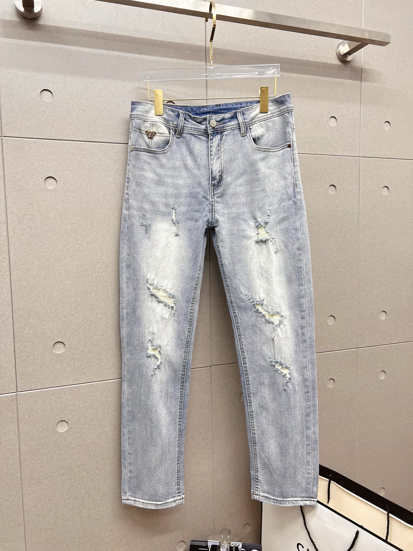 NO:573976,Versace men's denim jeans, official album and poster outfit style!  High-grade imported denim raw color fabrics are supplied to customers, and the pure 13oz denim fabrics from Okayama, Japan are specially selected. Heavy-duty environmentally friendly plant enzyme washing process is used. The texture has a light retro color, which is quite beautiful and is very suitable for autumn and winter color matching. The fabric is soft and delicate after washing, but has strong bones and a slight stretch, providing an excellent comfortable experience. There is no damage from any technological elements throughout the body, retaining the purest tannin color!  The details throughout the body are perfect, exquisite and sophisticated. The latest leather label on the waist highlights the brand's characteristics. The hardware accessories, leather label and wiring all reflect the craftsmanship!  The silhouette is perfectly tailored and has excellent butt lift and slimming effect. It can be easily matched with any top in the wardrobe. It has wide compatibility and is suitable for various daily wear. The upper body is full of style. It is a must-have trousers for those who are obsessed with quality control and 1V!  Size 29-38 (not 35.37),,versace,jeans,alexander wang19860909范思哲 男士丹宁牛仔裤,官宣画册海报穿搭款！ 客供高级进口的丹宁原色面料,特选日本冈山纯正13oz 盎司牛仔布料,重磅环保植物酵素水洗工艺,肌理有着淡淡的复古色彩,相当漂亮,极符合秋冬的配色,面料经过水洗后柔软细腻,但筋骨感极强,且略带弹力,提供了绝佳的舒适体验,通身无任何工艺元素破坏,保留了最纯粹的丹宁本色！通身细节完美如斯,精湛且考究,最新的腰部皮标彰显了品牌特质,五金配件、皮标、走线无不体现出匠心工艺！版型剪裁完美,提臀修身效果绝佳,可轻松横扫衣橱任何的上装搭配,兼容性广泛,满足于日常各种穿搭,上身型款十足,于品质控及1V迷控者必入型裤装！ 尺码29—38（没35.37）,,versace,jeans,alexander wang,Men's clothing