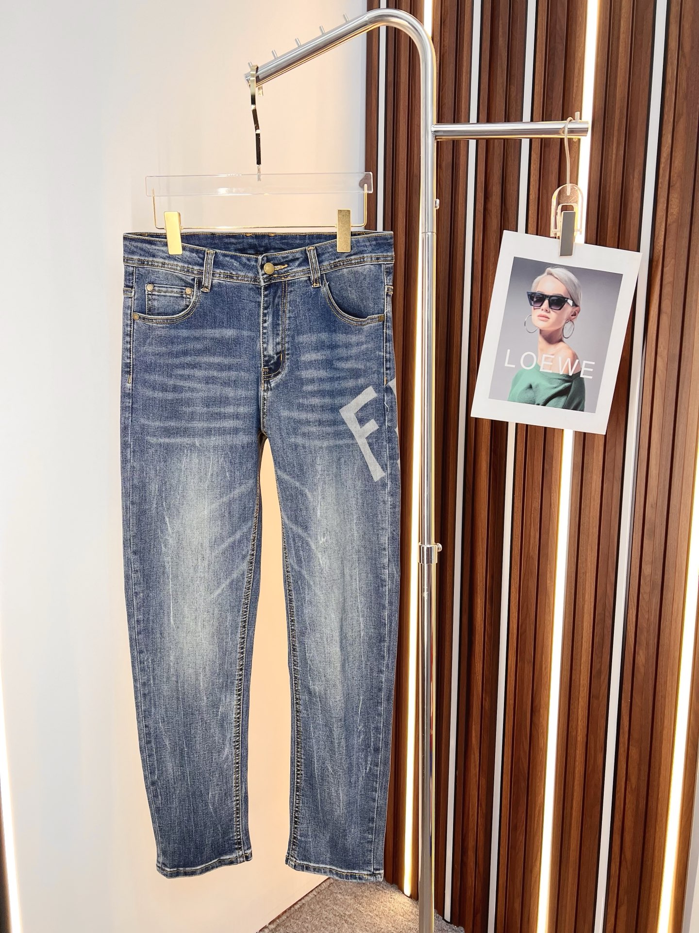 NO:761373,FENDI Fendi Men's Denim Jeans, Official Announcement Album and Poster Style!  High-grade imported denim raw color fabrics are supplied to customers, and the pure 13oz denim fabrics from Okayama, Japan are specially selected. Heavy-duty environmentally friendly plant enzyme washing process is used. The texture has a light retro color, which is quite beautiful and is very suitable for autumn and winter color matching. The fabric is soft and delicate after washing, but has strong bones and a slight stretch, providing an excellent comfortable experience. There is no damage from any technological elements throughout the body, retaining the purest tannin color!  The details throughout the body are perfect, exquisite and sophisticated. The latest leather label on the waist highlights the brand's characteristics. The hardware accessories, leather label and wiring all reflect the craftsmanship!  The silhouette is perfectly tailored and has excellent butt lift and slimming effect. It can be easily matched with any top in the wardrobe. It has wide compatibility and is suitable for various daily wear. The upper body is full of style. It is a must-have trousers for those who are obsessed with quality control and 1V!  Sizes 29-38 (not 35.37),,fendi,fendi,jeans,19860909FENDI 芬迪 男士丹宁牛仔裤,官宣画册海报穿搭款！ 客供高级进口的丹宁原色面料,特选日本冈山纯正13oz 盎司牛仔布料,重磅环保植物酵素水洗工艺,肌理有着淡淡的复古色彩,相当漂亮,极符合秋冬的配色,面料经过水洗后柔软细腻,但筋骨感极强,且略带弹力,提供了绝佳的舒适体验,通身无任何工艺元素破坏,保留了最纯粹的丹宁本色！通身细节完美如斯,精湛且考究,最新的腰部皮标彰显了品牌特质,五金配件、皮标、走线无不体现出匠心工艺！版型剪裁完美,提臀修身效果绝佳,可轻松横扫衣橱任何的上装搭配,兼容性广泛,满足于日常各种穿搭,上身型款十足,于品质控及1V迷控者必入型裤装！ 尺码29—38（没35.37）,,fendi,fendi,jeans,,Men's clothing