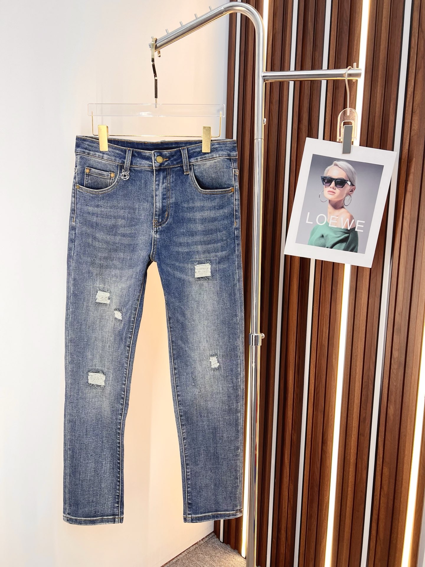 NO:761368,Dior men's denim jeans, official album and poster style!  High-grade imported denim raw color fabrics are supplied to customers, and the pure 13oz denim fabrics from Okayama, Japan are specially selected. Heavy-duty environmentally friendly plant enzyme washing process is used. The texture has a light retro color, which is quite beautiful and is very suitable for autumn and winter color matching. The fabric is soft and delicate after washing, but has strong bones and a slight stretch, providing an excellent comfortable experience. There is no damage from any technological elements throughout the body, retaining the purest tannin color!  The details throughout the body are perfect, exquisite and sophisticated. The latest leather label on the waist highlights the brand's characteristics. The hardware accessories, leather label and wiring all reflect the craftsmanship!  The silhouette is perfectly tailored and has excellent butt lift and slimming effect. It can be easily matched with any top in the wardrobe. It has wide compatibility and is suitable for various daily wear. The upper body is full of style. It is a must-have trousers for those who are obsessed with quality control and 1V!  Size 29-38 (not 35.37), dior, dior, jeans,19860909Dior 迪奥 男士丹宁牛仔裤,官宣画册海报穿搭款！ 客供高级进口的丹宁原色面料,特选日本冈山纯正13oz 盎司牛仔布料,重磅环保植物酵素水洗工艺,肌理有着淡淡的复古色彩,相当漂亮,极符合秋冬的配色,面料经过水洗后柔软细腻,但筋骨感极强,且略带弹力,提供了绝佳的舒适体验,通身无任何工艺元素破坏,保留了最纯粹的丹宁本色！通身细节完美如斯,精湛且考究,最新的腰部皮标彰显了品牌特质,五金配件、皮标、走线无不体现出匠心工艺！版型剪裁完美,提臀修身效果绝佳,可轻松横扫衣橱任何的上装搭配,兼容性广泛,满足于日常各种穿搭,上身型款十足,于品质控及1V迷控者必入型裤装！ 尺码29—38（没35.37）,,dior,dior,jeans,,Men's clothing