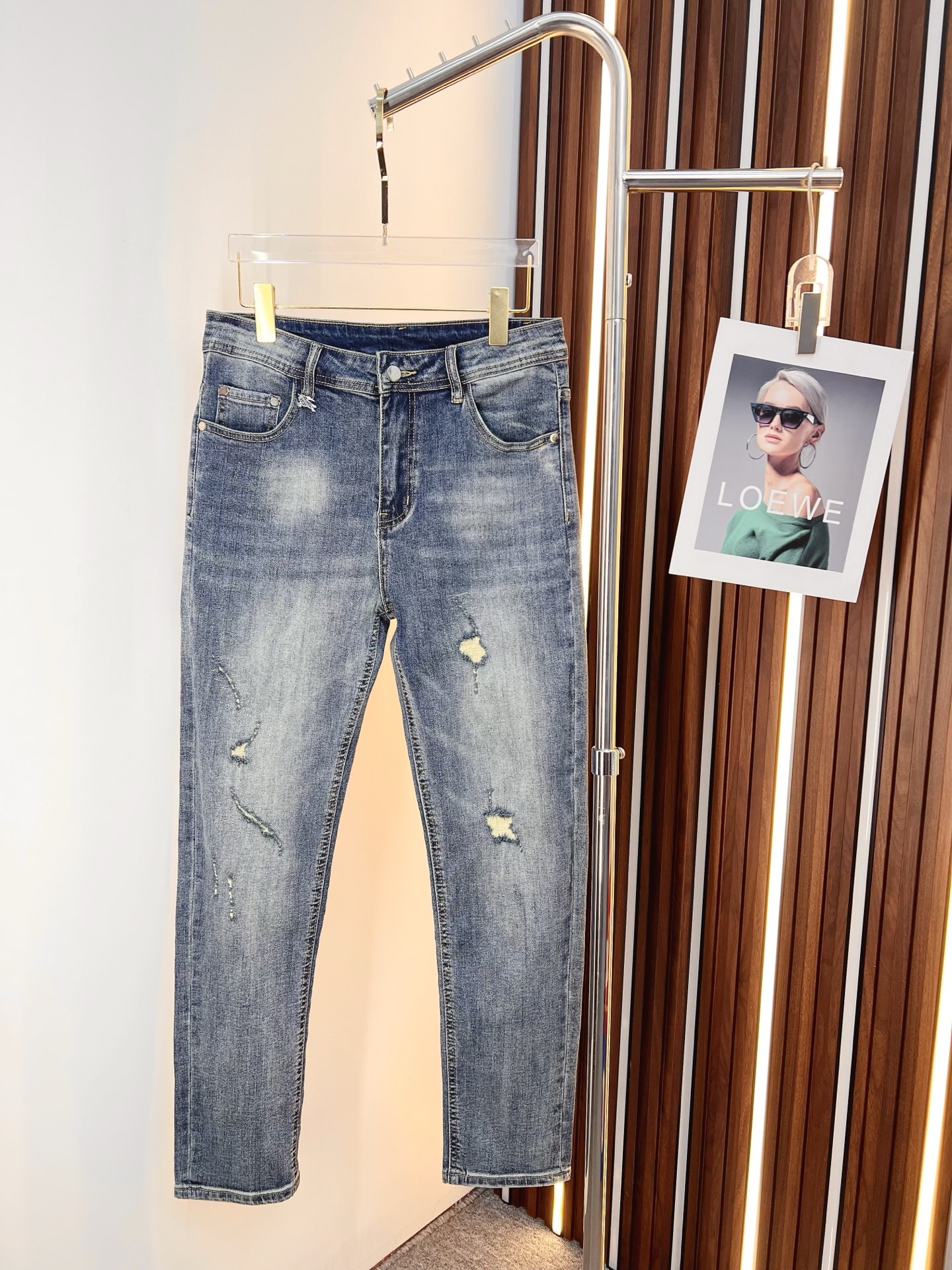 NO:594924,Burberry men's denim jeans, official album and poster outfit style!  High-grade imported denim raw color fabrics are supplied to customers, and the pure 13oz denim fabrics from Okayama, Japan are specially selected. Heavy-duty environmentally friendly plant enzyme washing process is used. The texture has a light retro color, which is quite beautiful and is very suitable for autumn and winter color matching. The fabric is soft and delicate after washing, but has strong bones and a slight stretch, providing an excellent comfortable experience. There is no damage from any technological elements throughout the body, retaining the purest tannin color!  The details throughout the body are perfect, exquisite and sophisticated. The latest leather label on the waist highlights the brand's characteristics. The hardware accessories, leather label and wiring all reflect the craftsmanship!  The silhouette is perfectly tailored and has excellent butt lift and slimming effect. It can be easily matched with any top in the wardrobe. It has wide compatibility and is suitable for various daily wear. The upper body is full of style. It is a must-have trousers for those who are obsessed with quality control and 1V!  Size 29-38 (not 35.37),,burberry,burberry,jeans,alexander wang19860909Burberry 巴宝莉 男士丹宁牛仔裤,官宣画册海报穿搭款！ 客供高级进口的丹宁原色面料,特选日本冈山纯正13oz 盎司牛仔布料,重磅环保植物酵素水洗工艺,肌理有着淡淡的复古色彩,相当漂亮,极符合秋冬的配色,面料经过水洗后柔软细腻,但筋骨感极强,且略带弹力,提供了绝佳的舒适体验,通身无任何工艺元素破坏,保留了最纯粹的丹宁本色！通身细节完美如斯,精湛且考究,最新的腰部皮标彰显了品牌特质,五金配件、皮标、走线无不体现出匠心工艺！版型剪裁完美,提臀修身效果绝佳,可轻松横扫衣橱任何的上装搭配,兼容性广泛,满足于日常各种穿搭,上身型款十足,于品质控及1V迷控者必入型裤装！ 尺码29—38（没35.37）,,burberry,burberry,jeans,alexander wang,Men's clothing