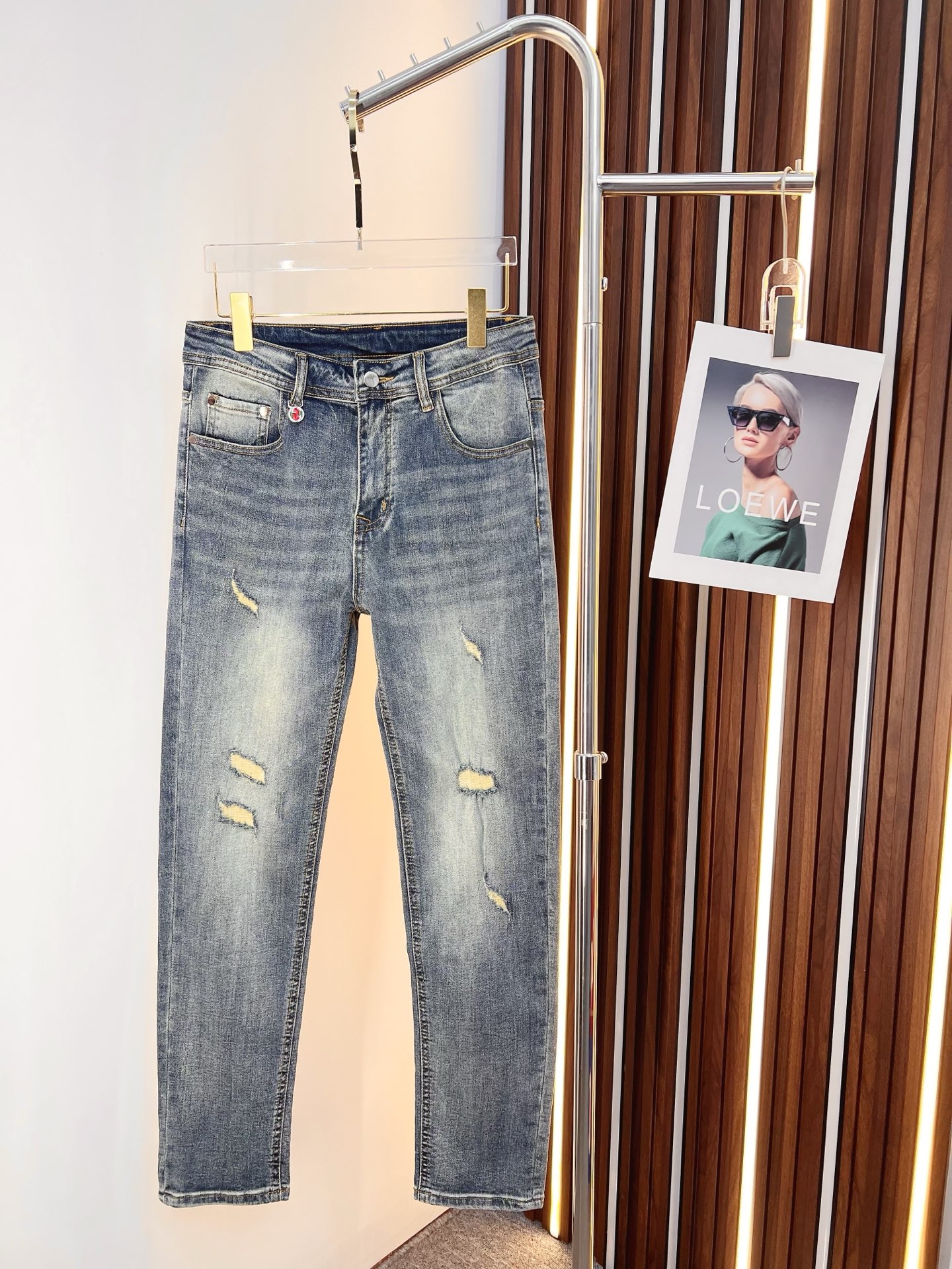 NO:594922,GUCCI men's denim jeans, official album and poster outfit style!  High-grade imported denim raw color fabrics are supplied to customers, and the pure 13oz denim fabrics from Okayama, Japan are specially selected. Heavy-duty environmentally friendly plant enzyme washing process is used. The texture has a light retro color, which is quite beautiful and is very suitable for autumn and winter color matching. The fabric is soft and delicate after washing, but has strong bones and a slight stretch, providing an excellent comfortable experience. There is no damage from any technological elements throughout the body, retaining the purest tannin color!  The details throughout the body are perfect, exquisite and sophisticated. The latest leather label on the waist highlights the brand's characteristics. The hardware accessories, leather label and wiring all reflect the craftsmanship!  The silhouette is perfectly tailored and has excellent butt lift and slimming effect. It can be easily matched with any top in the wardrobe. It has wide compatibility and is suitable for various daily wear. The upper body is full of style. It is a must-have trousers for those who are obsessed with quality control and 1V!  Size 29-38 (not 35.37),,gucci,jeans,alexander wang19860909GUCCI 古奇 男士丹宁牛仔裤,官宣画册海报穿搭款！ 客供高级进口的丹宁原色面料,特选日本冈山纯正13oz 盎司牛仔布料,重磅环保植物酵素水洗工艺,肌理有着淡淡的复古色彩,相当漂亮,极符合秋冬的配色,面料经过水洗后柔软细腻,但筋骨感极强,且略带弹力,提供了绝佳的舒适体验,通身无任何工艺元素破坏,保留了最纯粹的丹宁本色！通身细节完美如斯,精湛且考究,最新的腰部皮标彰显了品牌特质,五金配件、皮标、走线无不体现出匠心工艺！版型剪裁完美,提臀修身效果绝佳,可轻松横扫衣橱任何的上装搭配,兼容性广泛,满足于日常各种穿搭,上身型款十足,于品质控及1V迷控者必入型裤装！ 尺码29—38（没35.37）,,gucci,jeans,alexander wang,Men's clothing