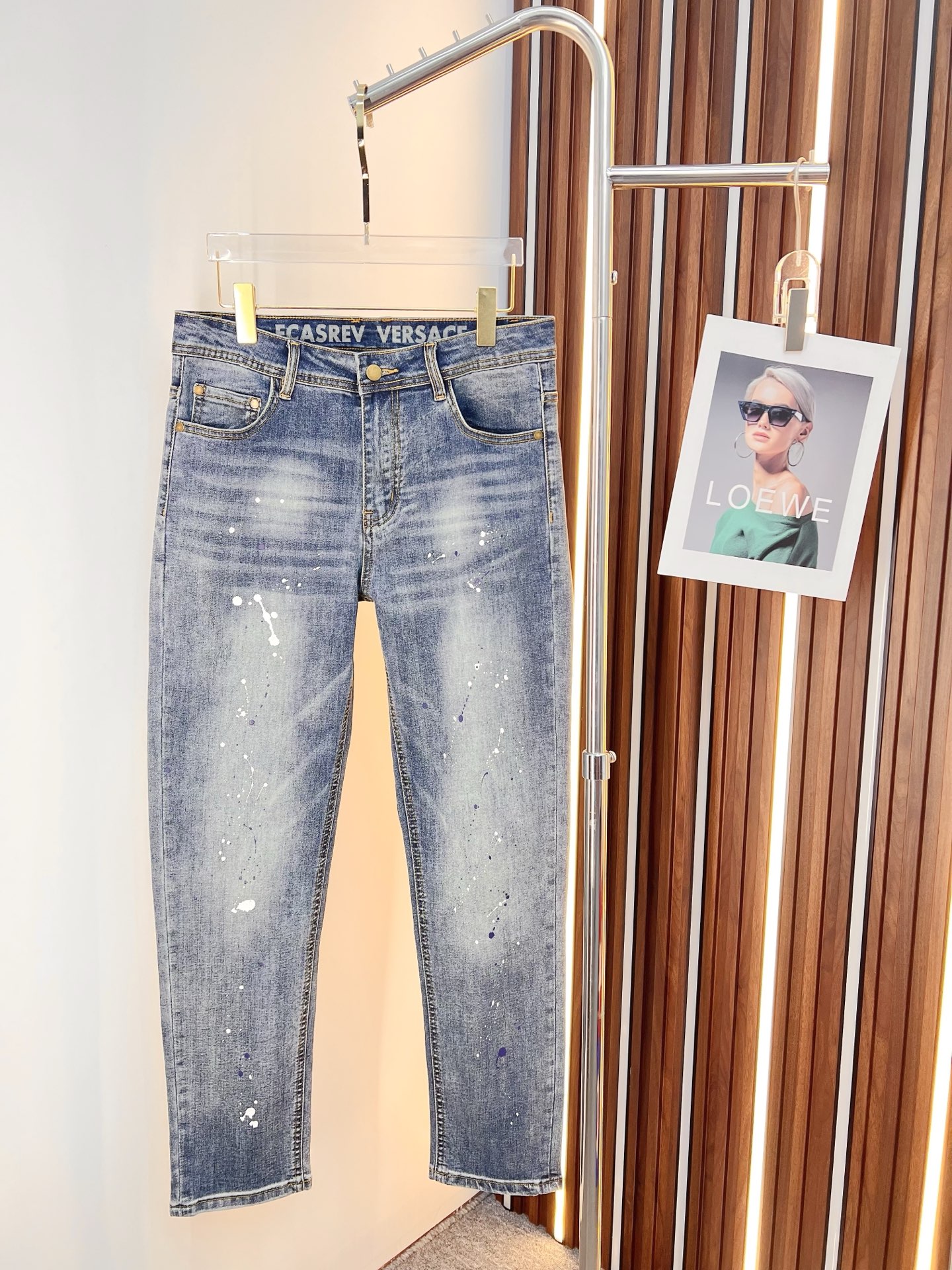 NO:594926,Versace men's denim jeans, official album and poster style!  High-grade imported denim raw color fabrics are supplied to customers, and the pure 13oz denim fabrics from Okayama, Japan are specially selected. Heavy-duty environmentally friendly plant enzyme washing process is used. The texture has a light retro color, which is quite beautiful and is very suitable for autumn and winter color matching. The fabric is soft and delicate after washing, but has strong bones and a slight stretch, providing an excellent comfortable experience. There is no damage from any technological elements throughout the body, retaining the purest tannin color!  The details throughout the body are perfect, exquisite and sophisticated. The latest leather label on the waist highlights the brand's characteristics. The hardware accessories, leather label and wiring all reflect the craftsmanship!  The silhouette is perfectly tailored and has excellent butt lift and slimming effect. It can be easily matched with any top in the wardrobe. It has wide compatibility and is suitable for various daily wear. The upper body is full of style. It is a must-have trousers for those who are obsessed with quality control and 1V!  Size 29-38 (not 35.37),,versace,jeans,alexander wang19860909范思哲 男士丹宁牛仔裤,官宣画册海报穿搭款！ 客供高级进口的丹宁原色面料,特选日本冈山纯正13oz 盎司牛仔布料,重磅环保植物酵素水洗工艺,肌理有着淡淡的复古色彩,相当漂亮,极符合秋冬的配色,面料经过水洗后柔软细腻,但筋骨感极强,且略带弹力,提供了绝佳的舒适体验,通身无任何工艺元素破坏,保留了最纯粹的丹宁本色！通身细节完美如斯,精湛且考究,最新的腰部皮标彰显了品牌特质,五金配件、皮标、走线无不体现出匠心工艺！版型剪裁完美,提臀修身效果绝佳,可轻松横扫衣橱任何的上装搭配,兼容性广泛,满足于日常各种穿搭,上身型款十足,于品质控及1V迷控者必入型裤装！ 尺码29—38（没35.37）,,versace,jeans,alexander wang,Men's clothing