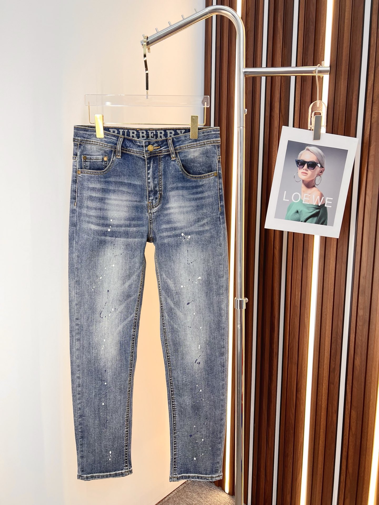 NO:594928,Burberry men's denim jeans, official album and poster outfit style!  High-grade imported denim raw color fabrics are supplied to customers, and the pure 13oz denim fabrics from Okayama, Japan are specially selected. Heavy-duty environmentally friendly plant enzyme washing process is used. The texture has a light retro color, which is quite beautiful and is very suitable for autumn and winter color matching. The fabric is soft and delicate after washing, but has strong bones and a slight stretch, providing an excellent comfortable experience. There is no damage from any technological elements throughout the body, retaining the purest tannin color!  The details throughout the body are perfect, exquisite and sophisticated. The latest leather label on the waist highlights the brand's characteristics. The hardware accessories, leather label and wiring all reflect the craftsmanship!  The silhouette is perfectly tailored and has excellent butt lift and slimming effect. It can be easily matched with any top in the wardrobe. It has wide compatibility and is suitable for various daily wear. The upper body is full of style. It is a must-have trousers for those who are obsessed with quality control and 1V!  Size 29-38 (not 35.37),,burberry,burberry,jeans,alexander wang19860909Burberry 巴宝莉 男士丹宁牛仔裤,官宣画册海报穿搭款！ 客供高级进口的丹宁原色面料,特选日本冈山纯正13oz 盎司牛仔布料,重磅环保植物酵素水洗工艺,肌理有着淡淡的复古色彩,相当漂亮,极符合秋冬的配色,面料经过水洗后柔软细腻,但筋骨感极强,且略带弹力,提供了绝佳的舒适体验,通身无任何工艺元素破坏,保留了最纯粹的丹宁本色！通身细节完美如斯,精湛且考究,最新的腰部皮标彰显了品牌特质,五金配件、皮标、走线无不体现出匠心工艺！版型剪裁完美,提臀修身效果绝佳,可轻松横扫衣橱任何的上装搭配,兼容性广泛,满足于日常各种穿搭,上身型款十足,于品质控及1V迷控者必入型裤装！ 尺码29—38（没35.37）,,burberry,burberry,jeans,alexander wang,Men's clothing