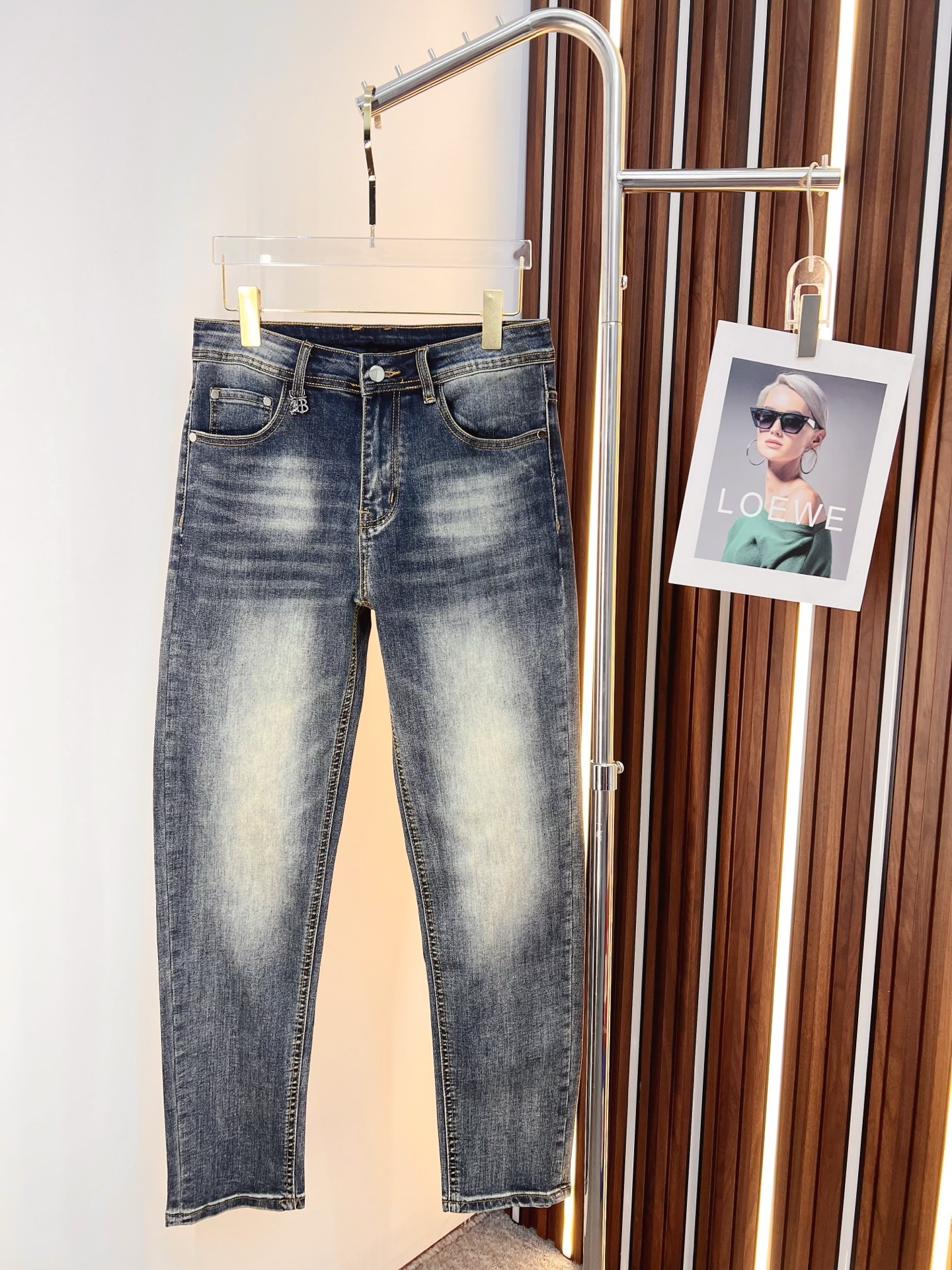 NO:761378,Burberry men's denim jeans, official album and poster outfit style!  High-grade imported denim raw color fabrics are supplied to customers, and the pure 13oz denim fabrics from Okayama, Japan are specially selected. Heavy-duty environmentally friendly plant enzyme washing process is used. The texture has a light retro color, which is quite beautiful and is very suitable for autumn and winter color matching. The fabric is soft and delicate after washing, but has strong bones and a slight stretch, providing an excellent comfortable experience. There is no damage from any technological elements throughout the body, retaining the purest tannin color!  The details throughout the body are perfect, exquisite and sophisticated. The latest leather label on the waist highlights the brand's characteristics. The hardware accessories, leather label and wiring all reflect the craftsmanship!  The silhouette is perfectly tailored, lifts the buttocks and slims the body, and has an excellent effect. It can be easily matched with any top in the wardrobe. It has wide compatibility and is suitable for various daily wear. The upper body is full of style. It is a must-have trousers for those who are obsessed with quality control and 1V!  Size 29-38 (not 35.37),,burberry,burberry,jeans,19860909Burberry 巴宝莉 男士丹宁牛仔裤,官宣画册海报穿搭款！ 客供高级进口的丹宁原色面料,特选日本冈山纯正13oz 盎司牛仔布料,重磅环保植物酵素水洗工艺,肌理有着淡淡的复古色彩,相当漂亮,极符合秋冬的配色,面料经过水洗后柔软细腻,但筋骨感极强,且略带弹力,提供了绝佳的舒适体验,通身无任何工艺元素破坏,保留了最纯粹的丹宁本色！通身细节完美如斯,精湛且考究,最新的腰部皮标彰显了品牌特质,五金配件、皮标、走线无不体现出匠心工艺！版型剪裁完美,提臀修身 效果绝佳,可轻松横扫衣橱任何的上装搭配,兼容性广泛,满足于日常各种穿搭,上身型款十足,于品质控及1V迷控者必入型裤装！ 尺码29—38（没35.37）,,burberry,burberry,jeans,,Men's clothing