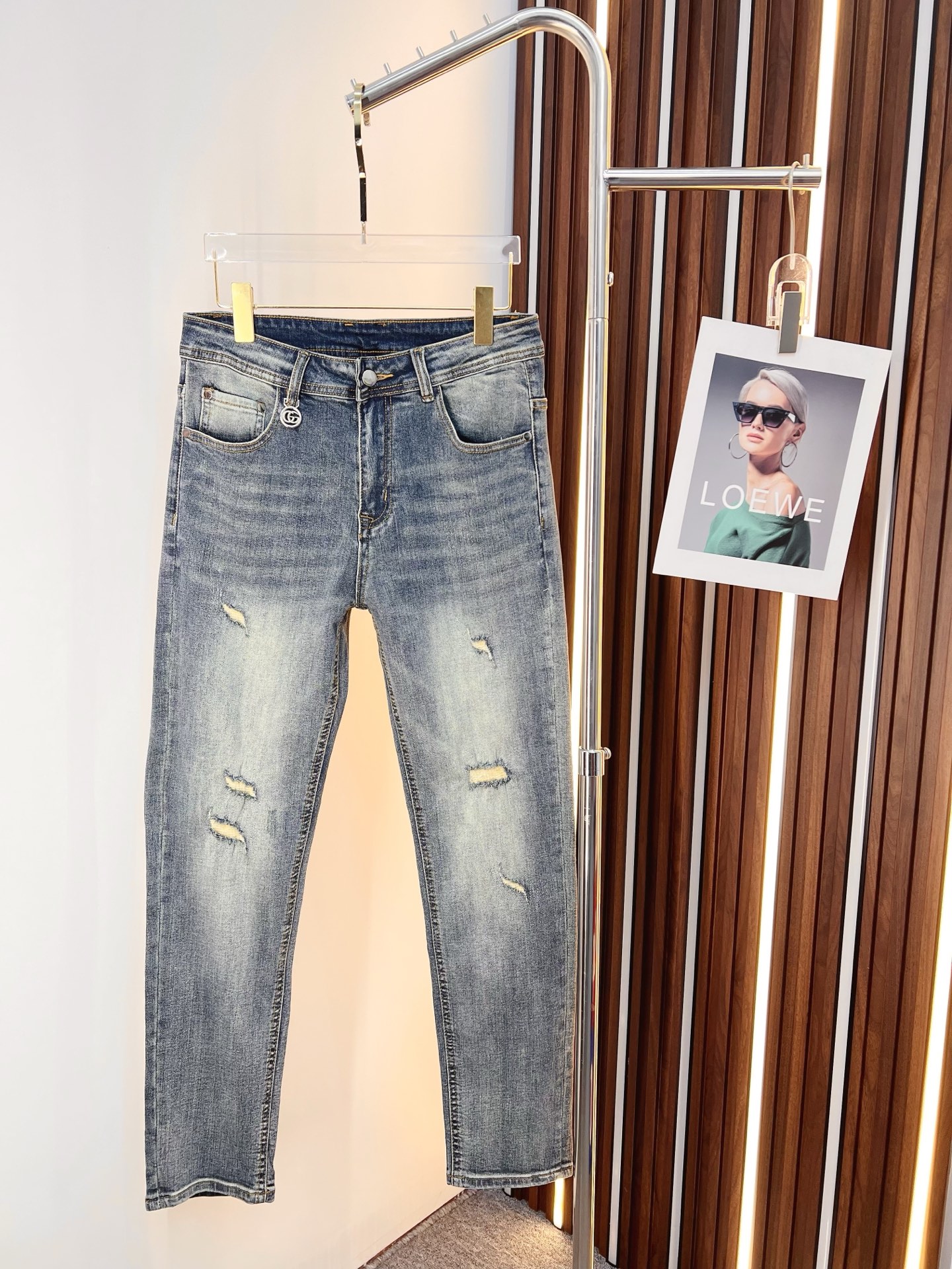 NO:594929,GUCCI men's denim jeans, official album and poster outfit style!  High-grade imported denim raw color fabrics are supplied to customers, and the pure 13oz denim fabrics from Okayama, Japan are specially selected. Heavy-duty environmentally friendly plant enzyme washing process is used. The texture has a light retro color, which is quite beautiful and is very suitable for autumn and winter color matching. The fabric is soft and delicate after washing, but has strong bones and a slight stretch, providing an excellent comfortable experience. There is no damage from any technological elements throughout the body, retaining the purest tannin color!  The details throughout the body are perfect, exquisite and sophisticated. The latest leather label on the waist highlights the brand's characteristics. The hardware accessories, leather label and wiring all reflect the craftsmanship!  The silhouette is perfectly tailored and has excellent butt lift and slimming effect. It can be easily matched with any top in the wardrobe. It has wide compatibility and is suitable for various daily wear. The upper body is full of style. It is a must-have trousers for those who are obsessed with quality control and 1V!  Size 29-38 (not 35.37),,gucci,jeans,alexander wang19860909GUCCI 古奇 男士丹宁牛仔裤,官宣画册海报穿搭款！ 客供高级进口的丹宁原色面料,特选日本冈山纯正13oz 盎司牛仔布料,重磅环保植物酵素水洗工艺,肌理有着淡淡的复古色彩,相当漂亮,极符合秋冬的配色,面料经过水洗后柔软细腻,但筋骨感极强,且略带弹力,提供了绝佳的舒适体验,通身无任何工艺元素破坏,保留了最纯粹的丹宁本色！通身细节完美如斯,精湛且考究,最新的腰部皮标彰显了品牌特质,五金配件、皮标、走线无不体现出匠心工艺！版型剪裁完美,提臀修身效果绝佳,可轻松横扫衣橱任何的上装搭配,兼容性广泛,满足于日常各种穿搭,上身型款十足,于品质控及1V迷控者必入型裤装！ 尺码29—38（没35.37）,,gucci,jeans,alexander wang,Men's clothing