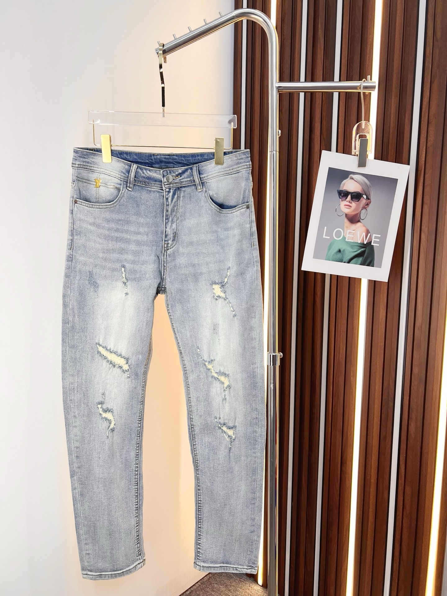 NO:594930,LV men's denim jeans, official album and poster outfit style!  High-grade imported denim raw color fabrics are supplied to customers, and the pure 13oz denim fabrics from Okayama, Japan are specially selected. Heavy-duty environmentally friendly plant enzyme washing process is used. The texture has a light retro color, which is quite beautiful and is very suitable for autumn and winter color matching. The fabric is soft and delicate after washing, but has strong bones and a slight stretch, providing an excellent comfortable experience. There is no damage from any technological elements throughout the body, retaining the purest tannin color!  The details throughout the body are perfect, exquisite and sophisticated. The latest leather label on the waist highlights the brand's characteristics. The hardware accessories, leather label and wiring all reflect the craftsmanship!  The silhouette is perfectly tailored and has excellent butt lift and slimming effect. It can be easily matched with any top in the wardrobe. It has wide compatibility and is suitable for various daily wear. The upper body is full of style. It is a must-have trousers for those who are obsessed with quality control and 1V!  Size 29-38 (not 35.37),,louis vuitton,jeans,alexander wang19860909LV 男士丹宁牛仔裤,官宣画册海报穿搭款！ 客供高级进口的丹宁原色面料,特选日本冈山纯正13oz 盎司牛仔布料,重磅环保植物酵素水洗工艺,肌理有着淡淡的复古色彩,相当漂亮,极符合秋冬的配色,面料经过水洗后柔软细腻,但筋骨感极强,且略带弹力,提供了绝佳的舒适体验,通身无任何工艺元素破坏,保留了最纯粹的丹宁本色！通身细节完美如斯,精湛且考究,最新的腰部皮标彰显了品牌特质,五金配件、皮标、走线无不体现出匠心工艺！版型剪裁完美,提臀修身效果绝佳,可轻松横扫衣橱任何的上装搭配,兼容性广泛,满足于日常各种穿搭,上身型款十足,于品质控及1V迷控者必入型裤装！ 尺码29—38（没35.37）,,louis vuitton,jeans,alexander wang,Men's clothing