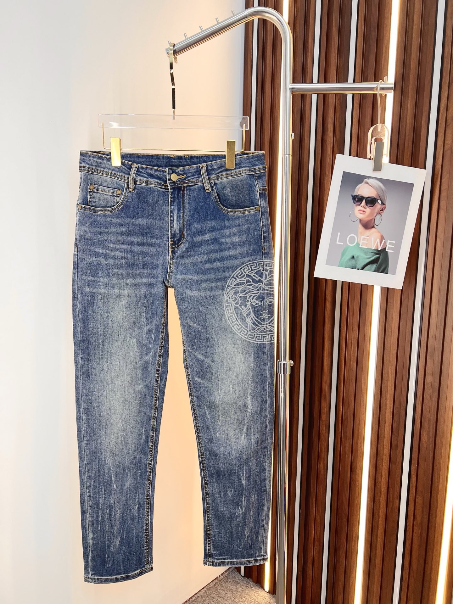 NO:594931,Versace men's denim jeans, official album and poster style!  High-grade imported denim raw color fabrics are supplied to customers, and the pure 13oz denim fabrics from Okayama, Japan are specially selected. Heavy-duty environmentally friendly plant enzyme washing process is used. The texture has a light retro color, which is quite beautiful and is very suitable for autumn and winter color matching. The fabric is soft and delicate after washing, but has strong bones and a slight stretch, providing an excellent comfortable experience. There is no damage from any technological elements throughout the body, retaining the purest tannin color!  The details throughout the body are perfect, exquisite and sophisticated. The latest leather label on the waist highlights the brand's characteristics. The hardware accessories, leather label and wiring all reflect the craftsmanship!  The silhouette is perfectly tailored and has excellent butt lift and slimming effect. It can be easily matched with any top in the wardrobe. It has wide compatibility and is suitable for various daily wear. The upper body is full of style. It is a must-have trousers for those who are obsessed with quality control and 1V!  Size 29-38 (not 35.37),,versace,jeans,alexander wang19860909范思哲 男士丹宁牛仔裤,官宣画册海报穿搭款！ 客供高级进口的丹宁原色面料,特选日本冈山纯正13oz 盎司牛仔布料,重磅环保植物酵素水洗工艺,肌理有着淡淡的复古色彩,相当漂亮,极符合秋冬的配色,面料经过水洗后柔软细腻,但筋骨感极强,且略带弹力,提供了绝佳的舒适体验,通身无任何工艺元素破坏,保留了最纯粹的丹宁本色！通身细节完美如斯,精湛且考究,最新的腰部皮标彰显了品牌特质,五金配件、皮标、走线无不体现出匠心工艺！版型剪裁完美,提臀修身效果绝佳,可轻松横扫衣橱任何的上装搭配,兼容性广泛,满足于日常各种穿搭,上身型款十足,于品质控及1V迷控者必入型裤装！ 尺码29—38（没35.37）,,versace,jeans,alexander wang,Men's clothing