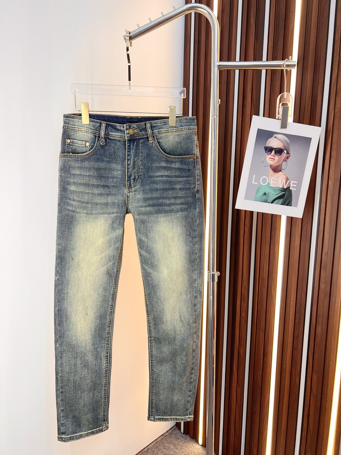 NO:661920,LV men's denim jeans, official album and poster outfit style!  High-grade imported denim raw color fabrics are supplied to customers, and the pure 13oz denim fabrics from Okayama, Japan are specially selected. Heavy-duty environmentally friendly plant enzyme washing process is used. The texture has a light retro color, which is quite beautiful and is very suitable for autumn and winter color matching. The fabric is soft and delicate after washing, but has strong bones and a slight stretch, providing an excellent comfortable experience. There is no damage from any technological elements throughout the body, retaining the purest tannin color!  The details throughout the body are perfect, exquisite and sophisticated. The latest leather label on the waist highlights the brand's characteristics. The hardware accessories, leather label and wiring all reflect the craftsmanship!  The silhouette is perfectly tailored and has excellent butt lift and slimming effect. It can be easily matched with any top in the wardrobe. It has wide compatibility and is suitable for various daily wear. The upper body is full of style. It is a must-have trousers for those who are obsessed with quality control and 1V!  Size 29-38 (not 35.37),,louis vuitton,jeans, 19860909LV 男士丹宁牛仔裤,官宣画册海报穿搭款！ 客供高级进口的丹宁原色面料,特选日本冈山纯正13oz 盎司牛仔布料,重磅环保植物酵素水洗工艺,肌理有着淡淡的复古色彩,相当漂亮,极符合秋冬的配色,面料经过水洗后柔软细腻,但筋骨感极强,且略带弹力,提供了绝佳的舒适体验,通身无任何工艺元素破坏,保留了最纯粹的丹宁本色！通身细节完美如斯,精湛且考究,最新的腰部皮标彰显了品牌特质,五金配件、皮标、走线无不体现出匠心工艺！版型剪裁完美,提臀修身效果绝佳,可轻松横扫衣橱任何的上装搭配,兼容性广泛,满足于日常各种穿搭,上身型款十足,于品质控及1V迷控者必入型裤装！ 尺码29—38（没35.37）,,louis vuitton,jeans, ,Men's clothing