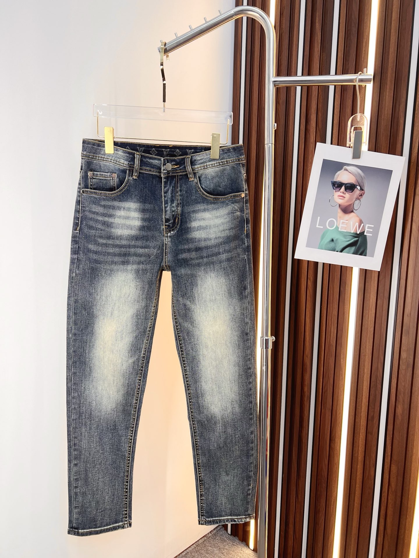 NO:594932,LV men's denim jeans, official album and poster outfit style!  High-grade imported denim raw color fabrics are supplied to customers, and the pure 13oz denim fabrics from Okayama, Japan are specially selected. Heavy-duty environmentally friendly plant enzyme washing process is used. The texture has a light retro color, which is quite beautiful and is very suitable for autumn and winter color matching. The fabric is soft and delicate after washing, but has strong bones and a slight stretch, providing an excellent comfortable experience. There is no damage from any technological elements throughout the body, retaining the purest tannin color!  The details throughout the body are perfect, exquisite and sophisticated. The latest leather label on the waist highlights the brand's characteristics. The hardware accessories, leather label and wiring all reflect the craftsmanship!  The silhouette is perfectly tailored and has excellent butt lift and slimming effect. It can be easily matched with any top in the wardrobe. It has wide compatibility and is suitable for various daily wear. The upper body is full of style. It is a must-have trousers for those who are obsessed with quality control and 1V!  Size 29-38 (not 35.37),,louis vuitton,jeans,alexander wang19860909LV 男士丹宁牛仔裤,官宣画册海报穿搭款！ 客供高级进口的丹宁原色面料,特选日本冈山纯正13oz 盎司牛仔布料,重磅环保植物酵素水洗工艺,肌理有着淡淡的复古色彩,相当漂亮,极符合秋冬的配色,面料经过水洗后柔软细腻,但筋骨感极强,且略带弹力,提供了绝佳的舒适体验,通身无任何工艺元素破坏,保留了最纯粹的丹宁本色！通身细节完美如斯,精湛且考究,最新的腰部皮标彰显了品牌特质,五金配件、皮标、走线无不体现出匠心工艺！版型剪裁完美,提臀修身效果绝佳,可轻松横扫衣橱任何的上装搭配,兼容性广泛,满足于日常各种穿搭,上身型款十足,于品质控及1V迷控者必入型裤装！ 尺码29—38（没35.37）,,louis vuitton,jeans,alexander wang,Men's clothing