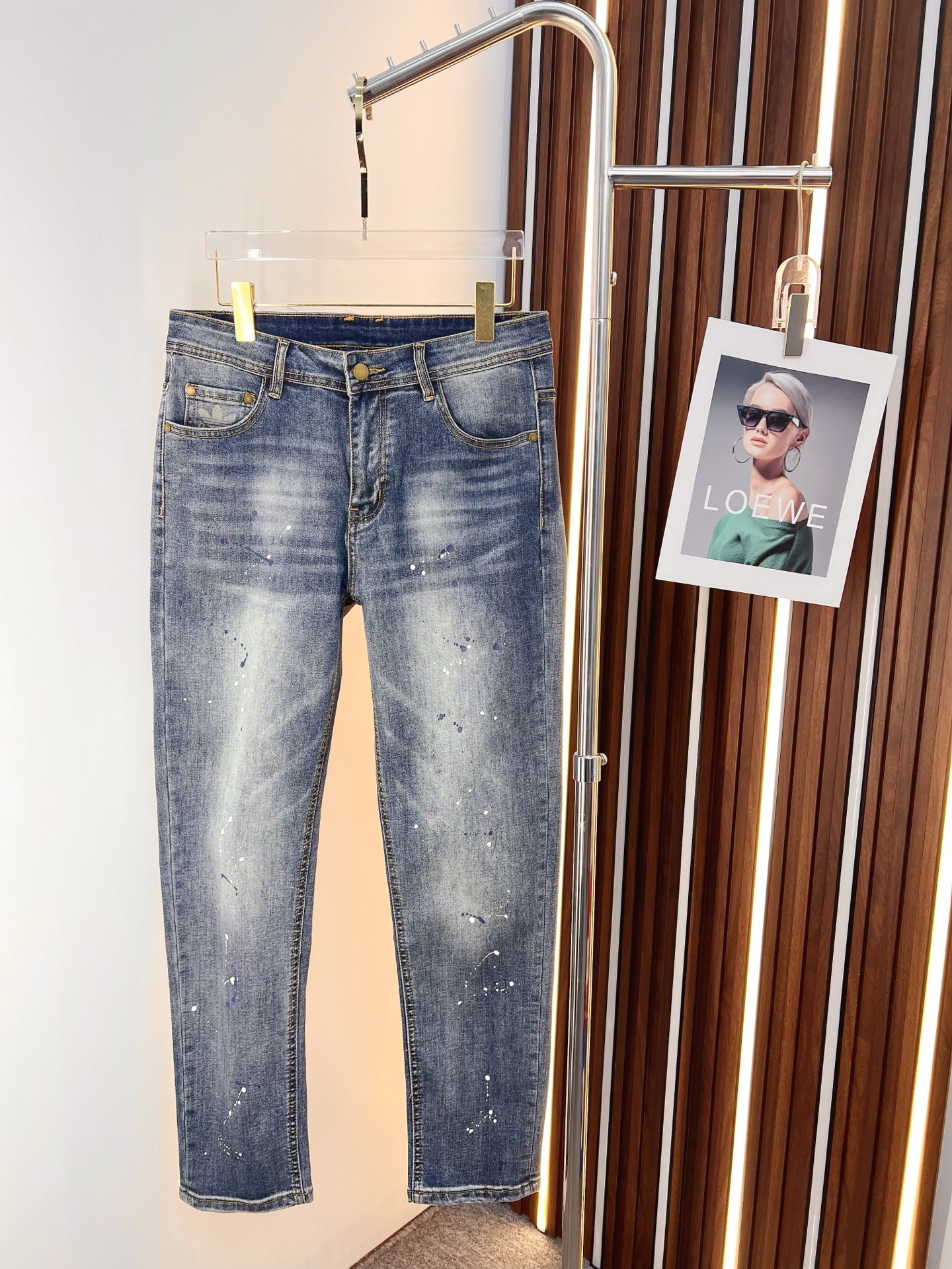 NO:594935,GUCCI men's denim jeans, official album and poster outfit style!  High-grade imported denim raw color fabrics are supplied to customers, and the pure 13oz denim fabrics from Okayama, Japan are specially selected. Heavy-duty environmentally friendly plant enzyme washing process is used. The texture has a light retro color, which is quite beautiful and is very suitable for autumn and winter color matching. The fabric is soft and delicate after washing, but has strong bones and a slight stretch, providing an excellent comfortable experience. There is no damage from any technological elements throughout the body, retaining the purest tannin color!  The details throughout the body are perfect, exquisite and sophisticated. The latest leather label on the waist highlights the brand's characteristics. The hardware accessories, leather label and wiring all reflect the craftsmanship!  The silhouette is perfectly tailored and has excellent butt lift and slimming effect. It can be easily matched with any top in the wardrobe. It has wide compatibility and is suitable for various daily wear. The upper body is full of style. It is a must-have trousers for those who are obsessed with quality control and 1V!  Size 29-38 (not 35.37),,gucci,jeans,alexander wang19860909GUCCI 古奇 男士丹宁牛仔裤,官宣画册海报穿搭款！ 客供高级进口的丹宁原色面料,特选日本冈山纯正13oz 盎司牛仔布料,重磅环保植物酵素水洗工艺,肌理有着淡淡的复古色彩,相当漂亮,极符合秋冬的配色,面料经过水洗后柔软细腻,但筋骨感极强,且略带弹力,提供了绝佳的舒适体验,通身无任何工艺元素破坏,保留了最纯粹的丹宁本色！通身细节完美如斯,精湛且考究,最新的腰部皮标彰显了品牌特质,五金配件、皮标、走线无不体现出匠心工艺！版型剪裁完美,提臀修身效果绝佳,可轻松横扫衣橱任何的上装搭配,兼容性广泛,满足于日常各种穿搭,上身型款十足,于品质控及1V迷控者必入型裤装！ 尺码29—38（没35.37）,,gucci,jeans,alexander wang,Men's clothing