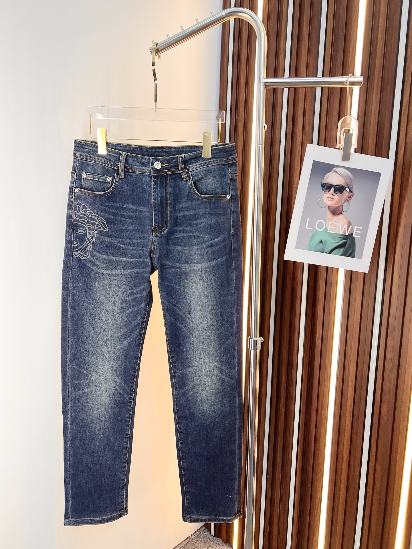 NO:594938,Versace men's denim jeans, official album and poster style!  High-grade imported denim raw color fabrics are supplied to customers, and the pure 13oz denim fabrics from Okayama, Japan are specially selected. Heavy-duty environmentally friendly plant enzyme washing process is used. The texture has a light retro color, which is quite beautiful and is very suitable for autumn and winter color matching. The fabric is soft and delicate after washing, but has strong bones and a slight stretch, providing an excellent comfortable experience. There is no damage from any technological elements throughout the body, retaining the purest tannin color!  The details throughout the body are perfect, exquisite and sophisticated. The latest leather label on the waist highlights the brand's characteristics. The hardware accessories, leather label and wiring all reflect the craftsmanship!  The silhouette is perfectly tailored and has excellent butt lift and slimming effect. It can be easily matched with any top in the wardrobe. It has wide compatibility and is suitable for various daily wear. The upper body is full of style. It is a must-have trousers for those who are obsessed with quality control and 1V!  Size 29-38 (not 35.37),,versace,jeans,alexander wang19860909范思哲 男士丹宁牛仔裤,官宣画册海报穿搭款！ 客供高级进口的丹宁原色面料,特选日本冈山纯正13oz 盎司牛仔布料,重磅环保植物酵素水洗工艺,肌理有着淡淡的复古色彩,相当漂亮,极符合秋冬的配色,面料经过水洗后柔软细腻,但筋骨感极强,且略带弹力,提供了绝佳的舒适体验,通身无任何工艺元素破坏,保留了最纯粹的丹宁本色！通身细节完美如斯,精湛且考究,最新的腰部皮标彰显了品牌特质,五金配件、皮标、走线无不体现出匠心工艺！版型剪裁完美,提臀修身效果绝佳,可轻松横扫衣橱任何的上装搭配,兼容性广泛,满足于日常各种穿搭,上身型款十足,于品质控及1V迷控者必入型裤装！ 尺码29—38（没35.37）,,versace,jeans,alexander wang,Men's clothing