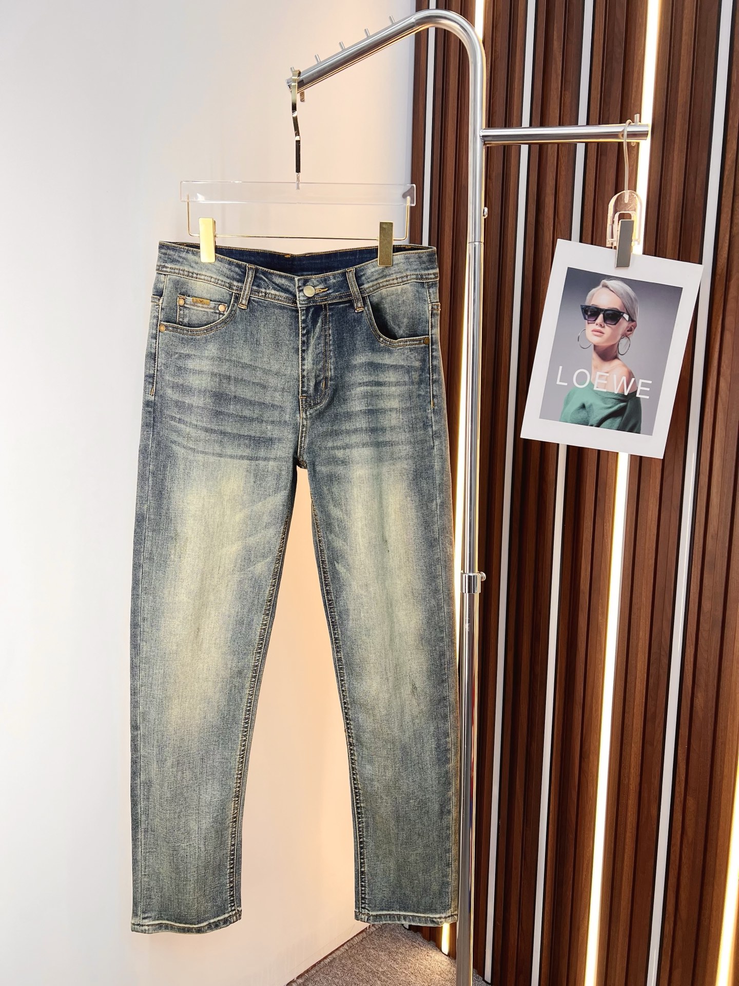 NO:594941,Armani Armani men's denim jeans, official album and poster wear style!  High-grade imported denim raw color fabrics are supplied to customers, and the pure 13oz denim fabrics from Okayama, Japan are specially selected. Heavy-duty environmentally friendly plant enzyme washing process is used. The texture has a light retro color, which is quite beautiful and is very suitable for autumn and winter color matching. The fabric is soft and delicate after washing, but has strong bones and a slight stretch, providing an excellent comfortable experience. There is no damage from any technological elements throughout the body, retaining the purest tannin color!  The details throughout the body are perfect, exquisite and sophisticated. The latest leather label on the waist highlights the brand's characteristics. The hardware accessories, leather label and wiring all reflect the craftsmanship!  The silhouette is perfectly tailored and has excellent butt lift and slimming effect. It can be easily matched with any top in the wardrobe. It has wide compatibility and is suitable for various daily wear. The upper body is full of style. It is a must-have trousers for those who are obsessed with quality control and 1V!  Size 29-38 (not 35.37),,armani,armani,jeans,alexander wang19860909Armani 阿玛尼 男士丹宁牛仔裤,官宣画册海报穿搭款！ 客供高级进口的丹宁原色面料,特选日本冈山纯正13oz 盎司牛仔布料,重磅环保植物酵素水洗工艺,肌理有着淡淡的复古色彩,相当漂亮,极符合秋冬的配色,面料经过水洗后柔软细腻,但筋骨感极强,且略带弹力,提供了绝佳的舒适体验,通身无任何工艺元素破坏,保留了最纯粹的丹宁本色！通身细节完美如斯,精湛且考究,最新的腰部皮标彰显了品牌特质,五金配件、皮标、走线无不体现出匠心工艺！版型剪裁完美,提臀修身效果绝佳,可轻松横扫衣橱任何的上装搭配,兼容性广泛,满足于日常各种穿搭,上身型款十足,于品质控及1V迷控者必入型裤装！ 尺码29—38（没35.37）,,armani,armani,jeans,alexander wang,Men's clothing