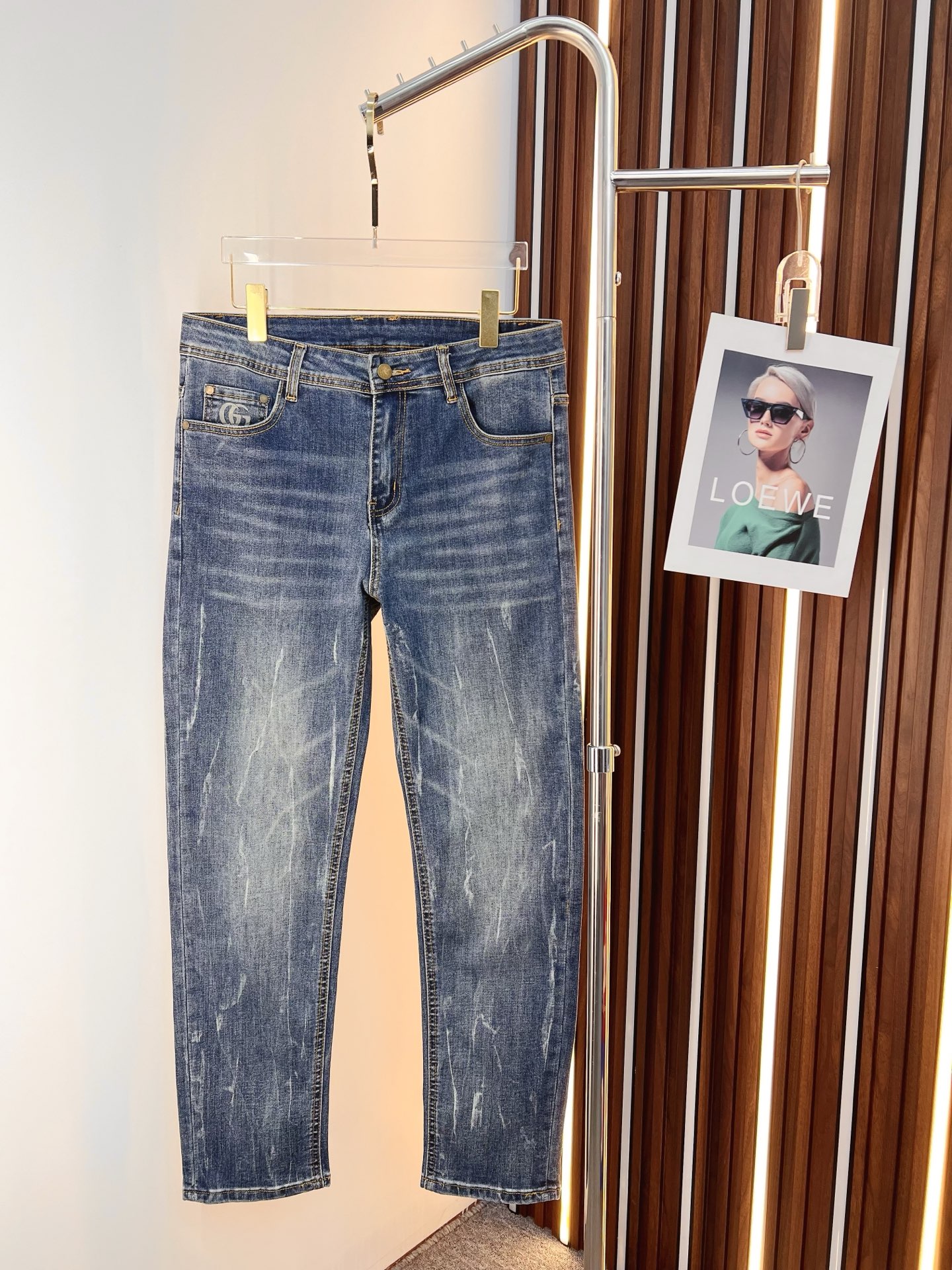 NO:644630,GUCCI men's denim jeans, official album and poster outfit style!  High-grade imported denim raw color fabrics are supplied to customers, and the pure 13oz denim fabrics from Okayama, Japan are specially selected. Heavy-duty environmentally friendly plant enzyme washing process is used. The texture has a light retro color, which is quite beautiful and is very suitable for autumn and winter color matching. The fabric is soft and delicate after washing, but has strong bones and a slight stretch, providing an excellent comfortable experience. There is no damage from any technological elements throughout the body, retaining the purest tannin color!  The details throughout the body are perfect, exquisite and sophisticated. The latest leather label on the waist highlights the brand's characteristics. The hardware accessories, leather label and wiring all reflect the craftsmanship!  The silhouette is perfectly tailored and has excellent butt lift and slimming effect. It can be easily matched with any top in the wardrobe. It has wide compatibility and is suitable for various daily wear. The upper body is full of style. It is a must-have trousers for those who are obsessed with quality control and 1V!  Size 29-38 (not 35.37),,gucci,jeans,alexander wang19860909GUCCI 古奇 男士丹宁牛仔裤,官宣画册海报穿搭款！ 客供高级进口的丹宁原色面料,特选日本冈山纯正13oz 盎司牛仔布料,重磅环保植物酵素水洗工艺,肌理有着淡淡的复古色彩,相当漂亮,极符合秋冬的配色,面料经过水洗后柔软细腻,但筋骨感极强,且略带弹力,提供了绝佳的舒适体验,通身无任何工艺元素破坏,保留了最纯粹的丹宁本色！通身细节完美如斯,精湛且考究,最新的腰部皮标彰显了品牌特质,五金配件、皮标、走线无不体现出匠心工艺！版型剪裁完美,提臀修身效果绝佳,可轻松横扫衣橱任何的上装搭配,兼容性广泛,满足于日常各种穿搭,上身型款十足,于品质控及1V迷控者必入型裤装！ 尺码29—38（没35.37）,,gucci,jeans,alexander wang,Men's clothing