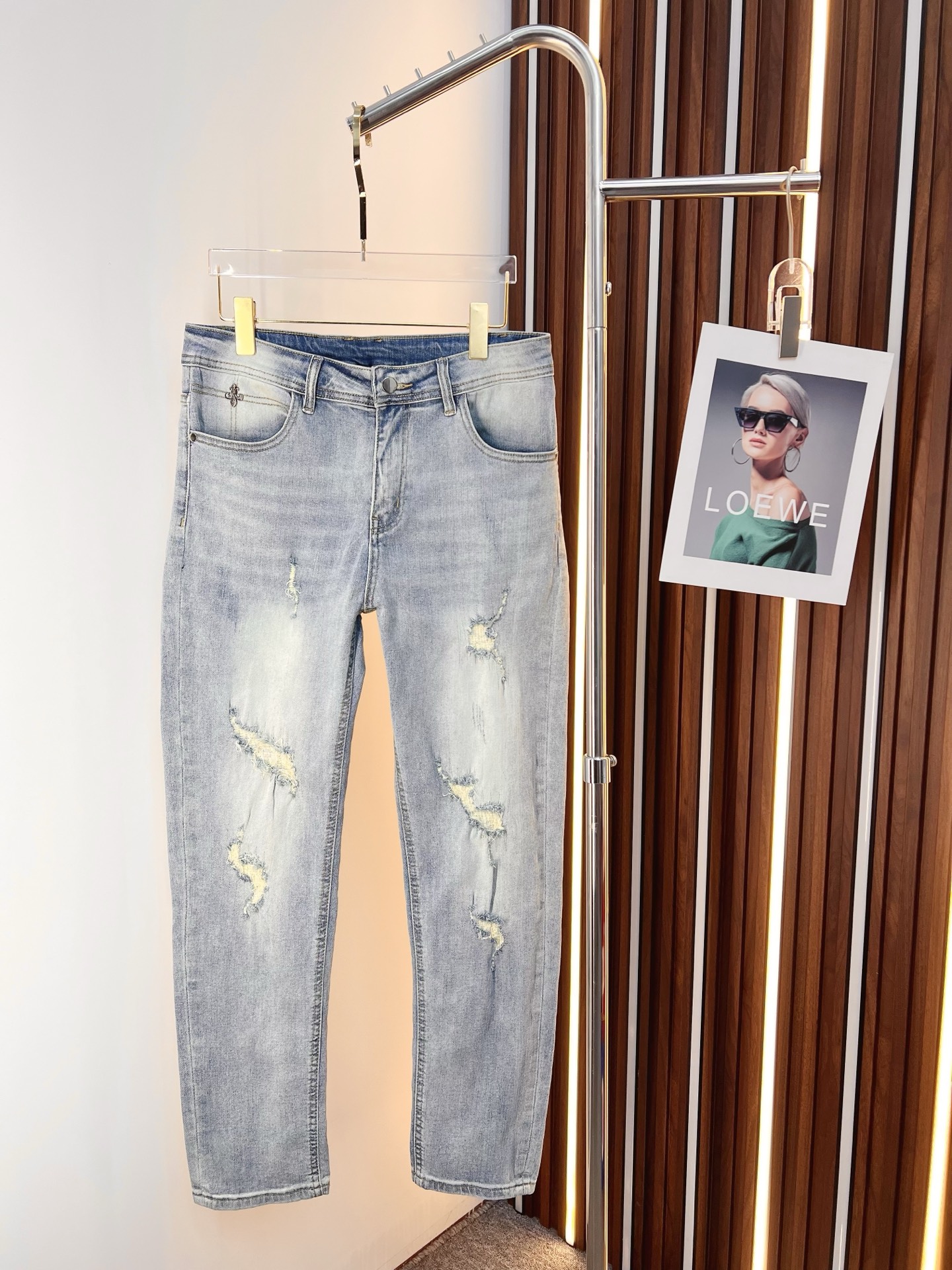 NO:761381,Croxin men's denim jeans, official album and poster wear style!  High-grade imported denim raw color fabrics are supplied to customers, and the pure 13oz denim fabrics from Okayama, Japan are specially selected. Heavy-duty environmentally friendly plant enzyme washing process is used. The texture has a light retro color, which is quite beautiful and is very suitable for autumn and winter color matching. The fabric is soft and delicate after washing, but has strong bones and a slight stretch, providing an excellent comfortable experience. There is no damage from any technological elements throughout the body, retaining the purest tannin color!  The details throughout the body are perfect, exquisite and sophisticated. The latest leather label on the waist highlights the brand's characteristics. The hardware accessories, leather label and wiring all reflect the craftsmanship!  The silhouette is perfectly tailored and has excellent butt lift and slimming effect. It can be easily matched with any top in the wardrobe. It has wide compatibility and is suitable for various daily wear. The upper body is full of style. It is a must-have trousers for those who are obsessed with quality control and 1V!  Sizes 29-38 (not 35.37),,chrome hearts,jeans,19860909克罗心 男士丹宁牛仔裤,官宣画册海报穿搭款！ 客供高级进口的丹宁原色面料,特选日本冈山纯正13oz 盎司牛仔布料,重磅环保植物酵素水洗工艺,肌理有着淡淡的复古色彩,相当漂亮,极符合秋冬的配色,面料经过水洗后柔软细腻,但筋骨感极强,且略带弹力,提供了绝佳的舒适体验,通身无任何工艺元素破坏,保留了最纯粹的丹宁本色！通身细节完美如斯,精湛且考究,最新的腰部皮标彰显了品牌特质,五金配件、皮标、走线无不体现出匠心工艺！版型剪裁完美,提臀修身效果绝佳,可轻松横扫衣橱任何的上装搭配,兼容性广泛,满足于日常各种穿搭,上身型款十足,于品质控及1V迷控者必入型裤装！ 尺码29—38（没35.37）,,chrome hearts,jeans,,Men's clothing