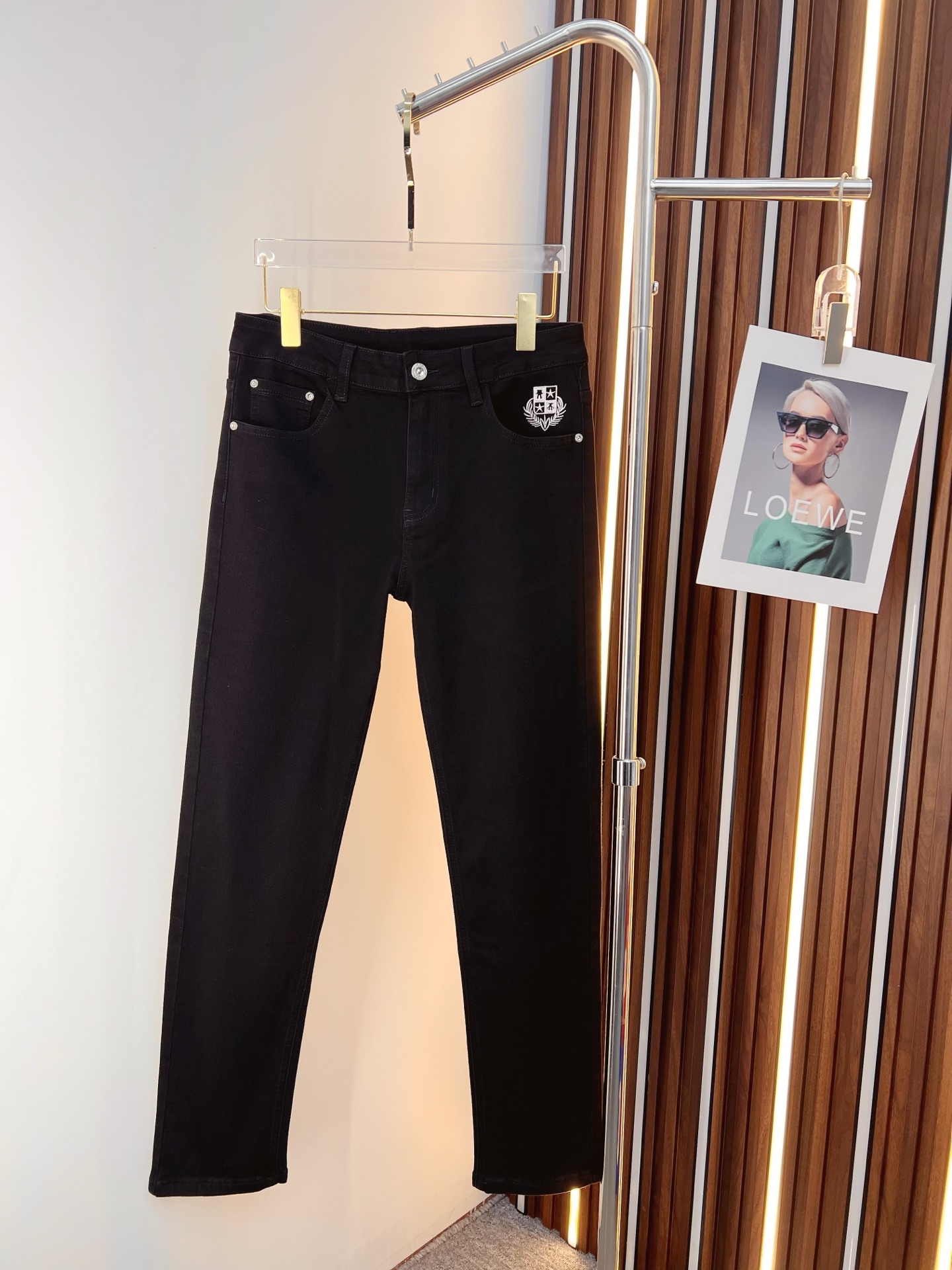 NO:761390,LP men's denim jeans, official album and poster outfit!  High-grade imported denim raw color fabrics are supplied to customers, and the pure 13oz denim fabrics from Okayama, Japan are specially selected. Heavy-duty environmentally friendly plant enzyme washing process is used. The texture has a light retro color, which is quite beautiful and is very suitable for autumn and winter color matching. The fabric is soft and delicate after washing, but has strong bones and a slight stretch, providing an excellent comfortable experience. There is no damage from any technological elements throughout the body, retaining the purest tannin color!  The details throughout the body are perfect, exquisite and sophisticated. The latest leather label on the waist highlights the brand's characteristics. The hardware accessories, leather label and wiring all reflect the craftsmanship!  The silhouette is perfectly tailored and has excellent butt lift and slimming effect. It can be easily matched with any top in the wardrobe. It has wide compatibility and is suitable for various daily wear. The upper body is full of style. It is a must-have trousers for those who are obsessed with quality control and 1V!  Size 29-38 (not 35.37),,loro piana,jeans,19860909LP 男士丹宁牛仔裤,官宣画册海报穿搭款！ 客供高级进口的丹宁原色面料,特选日本冈山纯正13oz 盎司牛仔布料,重磅环保植物酵素水洗工艺,肌理有着淡淡的复古色彩,相当漂亮,极符合秋冬的配色,面料经过水洗后柔软细腻,但筋骨感极强,且略带弹力,提供了绝佳的舒适体验,通身无任何工艺元素破坏,保留了最纯粹的丹宁本色！通身细节完美如斯,精湛且考究,最新的腰部皮标彰显了品牌特质,五金配件、皮标、走线无不体现出匠心工艺！版型剪裁完美,提臀修身效果绝佳,可轻松横扫衣橱任何的上装搭配,兼容性广泛,满足于日常各种穿搭,上身型款十足,于品质控及1V迷控者必入型裤装！ 尺码29—38（没35.37）,,loro piana,jeans,,Men's clothing