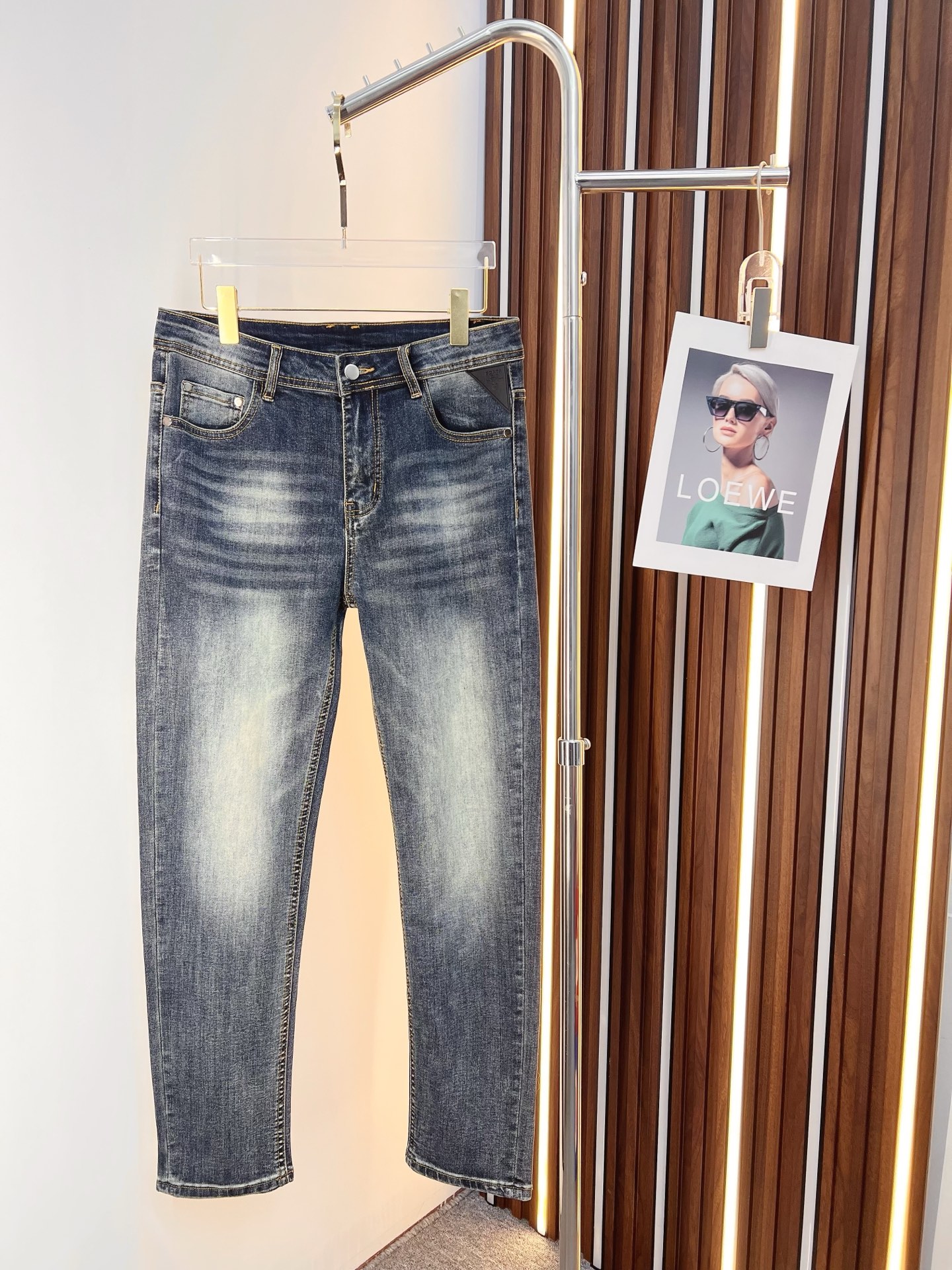 NO:594947,PRADA Men's denim jeans, official album and poster outfit!  High-grade imported denim raw color fabrics are supplied to customers, and the pure 13oz denim fabrics from Okayama, Japan are specially selected. Heavy-duty environmentally friendly plant enzyme washing process is used. The texture has a light retro color, which is quite beautiful and is very suitable for autumn and winter color matching. The fabric is soft and delicate after washing, but has strong bones and a slight stretch, providing an excellent comfortable experience. There is no damage from any technological elements throughout the body, retaining the purest tannin color!  The details throughout the body are perfect, exquisite and sophisticated. The latest leather label on the waist highlights the brand's characteristics. The hardware accessories, leather label and wiring all reflect the craftsmanship!  The silhouette is perfectly tailored and has excellent butt lift and slimming effect. It can be easily matched with any top in the wardrobe. It has wide compatibility and is suitable for various daily wear. The upper body is full of style. It is a must-have trousers for those who are obsessed with quality control and 1V!  Size 29-38 (not 35.37), prada, prada, jeans, alexander wang19860909PRADA 普拉达 男士丹宁牛仔裤,官宣画册海报穿搭款！ 客供高级进口的丹宁原色面料,特选日本冈山纯正13oz 盎司牛仔布料,重磅环保植物酵素水洗工艺,肌理有着淡淡的复古色彩,相当漂亮,极符合秋冬的配色,面料经过水洗后柔软细腻,但筋骨感极强,且略带弹力,提供了绝佳的舒适体验,通身无任何工艺元素破坏,保留了最纯粹的丹宁本色！通身细节完美如斯,精湛且考究,最新的腰部皮标彰显了品牌特质,五金配件、皮标、走线无不体现出匠心工艺！版型剪裁完美,提臀修身效果绝佳,可轻松横扫衣橱任何的上装搭配,兼容性广泛,满足于日常各种穿搭,上身型款十足,于品质控及1V迷控者必入型裤装！ 尺码29—38（没35.37）,,prada,prada,jeans,alexander wang,Men's clothing