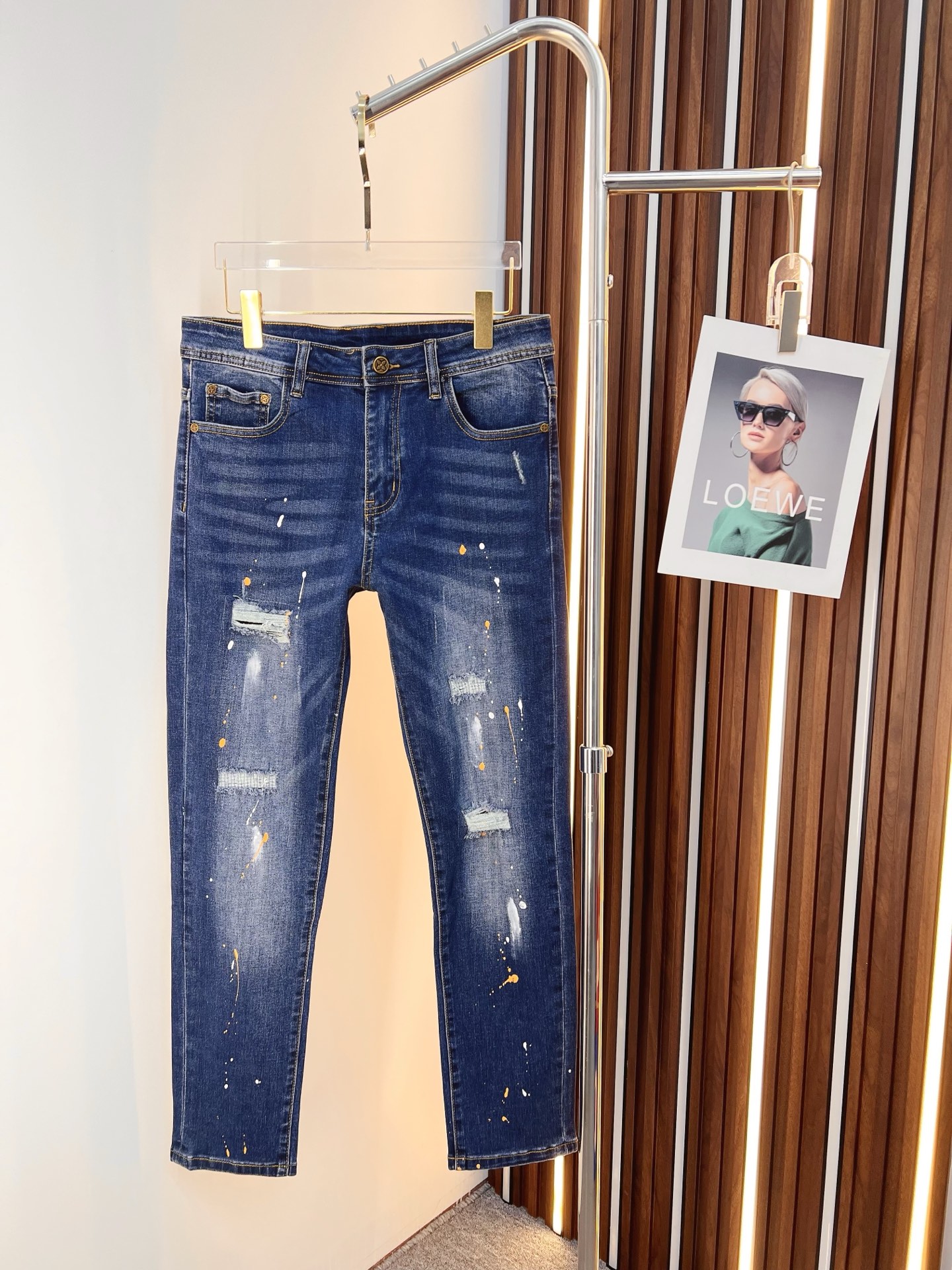 NO:645861,LV men's denim jeans, official album and poster outfit style!  High-grade imported denim raw color fabrics are supplied to customers, and the pure 13oz denim fabrics from Okayama, Japan are specially selected. Heavy-duty environmentally friendly plant enzyme washing process is used. The texture has a light retro color, which is quite beautiful and is very suitable for autumn and winter color matching. The fabric is soft and delicate after washing, but has strong bones and a slight stretch, providing an excellent comfortable experience. There is no damage from any technological elements throughout the body, retaining the purest tannin color!  The details throughout the body are perfect, exquisite and sophisticated. The latest leather label on the waist highlights the brand's characteristics. The hardware accessories, leather label and wiring all reflect the craftsmanship!  The silhouette is perfectly tailored and has excellent butt lift and slimming effect. It can be easily matched with any top in the wardrobe. It has wide compatibility and is suitable for various daily wear. The upper body is full of style. It is a must-have trousers for those who are obsessed with quality control and 1V!  Size 29-38 (not 35.37),,louis vuitton,jeans,alexander wang19860909LV 男士丹宁牛仔裤,官宣画册海报穿搭款！ 客供高级进口的丹宁原色面料,特选日本冈山纯正13oz 盎司牛仔布料,重磅环保植物酵素水洗工艺,肌理有着淡淡的复古色彩,相当漂亮,极符合秋冬的配色,面料经过水洗后柔软细腻,但筋骨感极强,且略带弹力,提供了绝佳的舒适体验,通身无任何工艺元素破坏,保留了最纯粹的丹宁本色！通身细节完美如斯,精湛且考究,最新的腰部皮标彰显了品牌特质,五金配件、皮标、走线无不体现出匠心工艺！版型剪裁完美,提臀修身效果绝佳,可轻松横扫衣橱任何的上装搭配,兼容性广泛,满足于日常各种穿搭,上身型款十足,于品质控及1V迷控者必入型裤装！ 尺码29—38（没35.37）,,louis vuitton,jeans,alexander wang,Men's clothing
