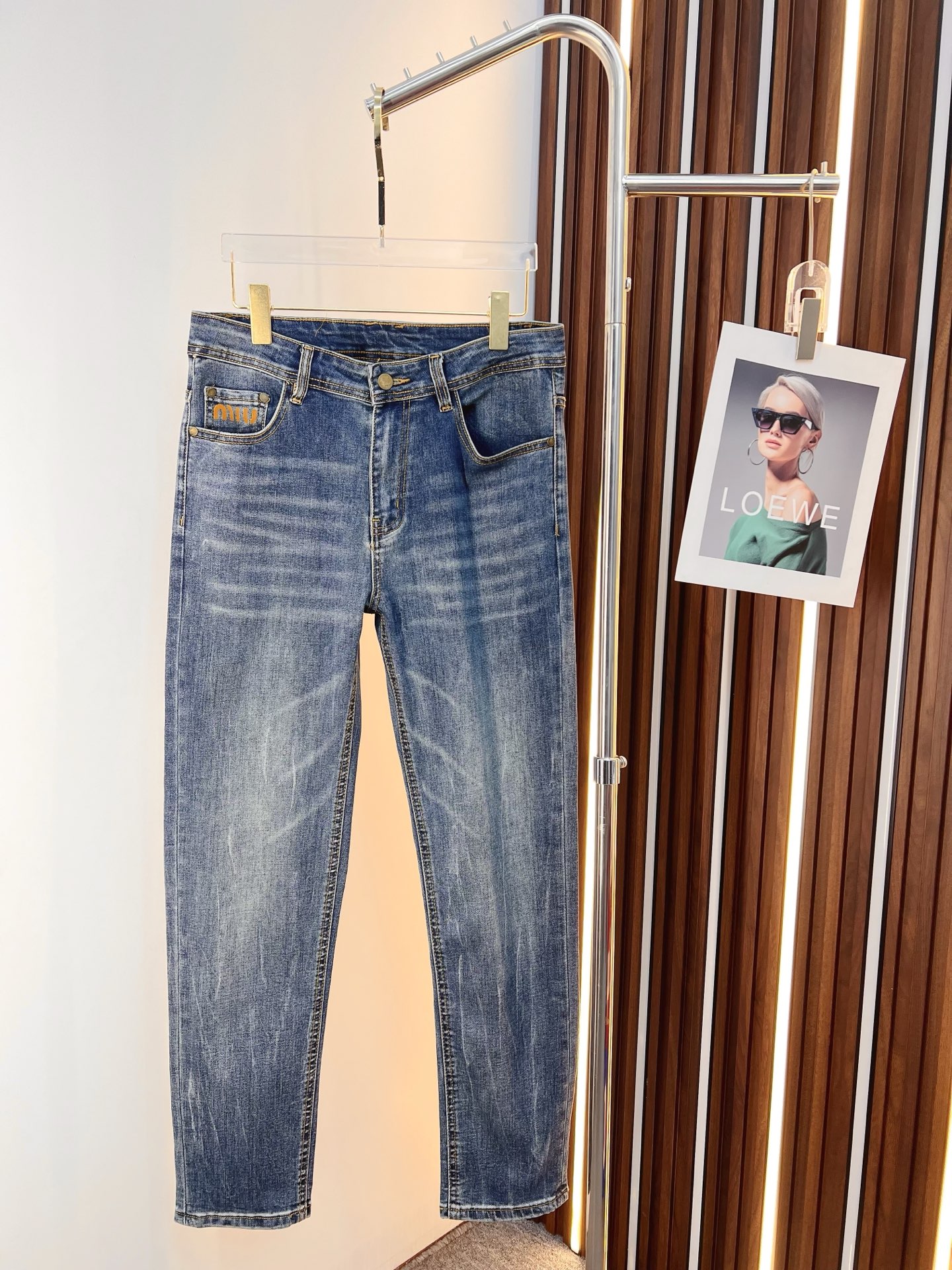 NO:761394,miu miu men's denim jeans, official album and poster style!  High-grade imported denim raw color fabrics are supplied to customers, and the pure 13oz denim fabrics from Okayama, Japan are specially selected. Heavy-duty environmentally friendly plant enzyme washing process is used. The texture has a light retro color, which is quite beautiful and is very suitable for autumn and winter color matching. The fabric is soft and delicate after washing, but has strong bones and a slight stretch, providing an excellent comfortable experience. There is no damage from any technological elements throughout the body, retaining the purest tannin color!  The details throughout the body are perfect, exquisite and sophisticated. The latest leather label on the waist highlights the brand's characteristics. The hardware accessories, leather label and wiring all reflect the craftsmanship!  The silhouette is perfectly tailored and has excellent butt lift and slimming effect. It can be easily matched with any top in the wardrobe. It has wide compatibility and is suitable for various daily wear. The upper body is full of style. It is a must-have trousers for those who are obsessed with quality control and 1V!  Size 29-38 (not 35.37),,miumiu,jeans,19860909miu miu 男士丹宁牛仔裤,官宣画册海报穿搭款！ 客供高级进口的丹宁原色面料,特选日本冈山纯正13oz 盎司牛仔布料,重磅环保植物酵素水洗工艺,肌理有着淡淡的复古色彩,相当漂亮,极符合秋冬的配色,面料经过水洗后柔软细腻,但筋骨感极强,且略带弹力,提供了绝佳的舒适体验,通身无任何工艺元素破坏,保留了最纯粹的丹宁本色！通身细节完美如斯,精湛且考究,最新的腰部皮标彰显了品牌特质,五金配件、皮标、走线无不体现出匠心工艺！版型剪裁完美,提臀修身效果绝佳,可轻松横扫衣橱任何的上装搭配,兼容性广泛,满足于日常各种穿搭,上身型款十足,于品质控及1V迷控者必入型裤装！ 尺码29—38（没35.37）,,miumiu,jeans,,Men's clothing