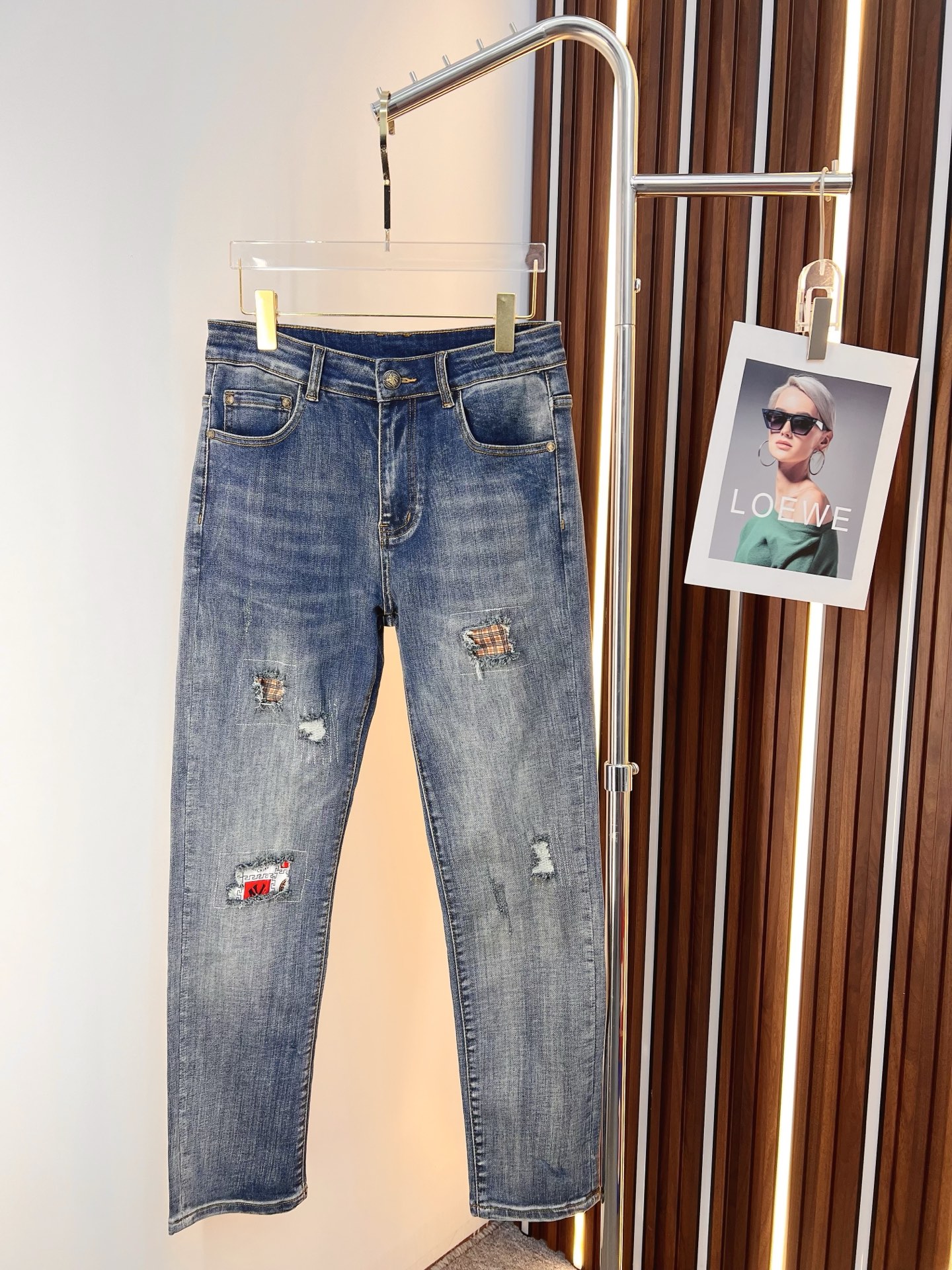 NO:645857,Burberry men's denim jeans, official album and poster outfit style!  High-grade imported denim raw color fabrics are supplied to customers, and the pure 13oz denim fabrics from Okayama, Japan are specially selected. Heavy-duty environmentally friendly plant enzyme washing process is used. The texture has a light retro color, which is quite beautiful and is very suitable for autumn and winter color matching. The fabric is soft and delicate after washing, but has strong bones and a slight stretch, providing an excellent comfortable experience. There is no damage from any technological elements throughout the body, retaining the purest tannin color!  The details throughout the body are perfect, exquisite and sophisticated. The latest leather label on the waist highlights the brand's characteristics. The hardware accessories, leather label and wiring all reflect the craftsmanship!  The silhouette is perfectly tailored and has excellent butt lift and slimming effect. It can be easily matched with any top in the wardrobe. It has wide compatibility and is suitable for various daily wear. The upper body is full of style. It is a must-have trousers for those who are obsessed with quality control and 1V!  Size 29-38 (not 35.37),,burberry,burberry,jeans,alexander wang19860909Burberry 巴宝莉 男士丹宁牛仔裤,官宣画册海报穿搭款！ 客供高级进口的丹宁原色面料,特选日本冈山纯正13oz 盎司牛仔布料,重磅环保植物酵素水洗工艺,肌理有着淡淡的复古色彩,相当漂亮,极符合秋冬的配色,面料经过水洗后柔软细腻,但筋骨感极强,且略带弹力,提供了绝佳的舒适体验,通身无任何工艺元素破坏,保留了最纯粹的丹宁本色！通身细节完美如斯,精湛且考究,最新的腰部皮标彰显了品牌特质,五金配件、皮标、走线无不体现出匠心工艺！版型剪裁完美,提臀修身效果绝佳,可轻松横扫衣橱任何的上装搭配,兼容性广泛,满足于日常各种穿搭,上身型款十足,于品质控及1V迷控者必入型裤装！ 尺码29—38（没35.37）,,burberry,burberry,jeans,alexander wang,Men's clothing