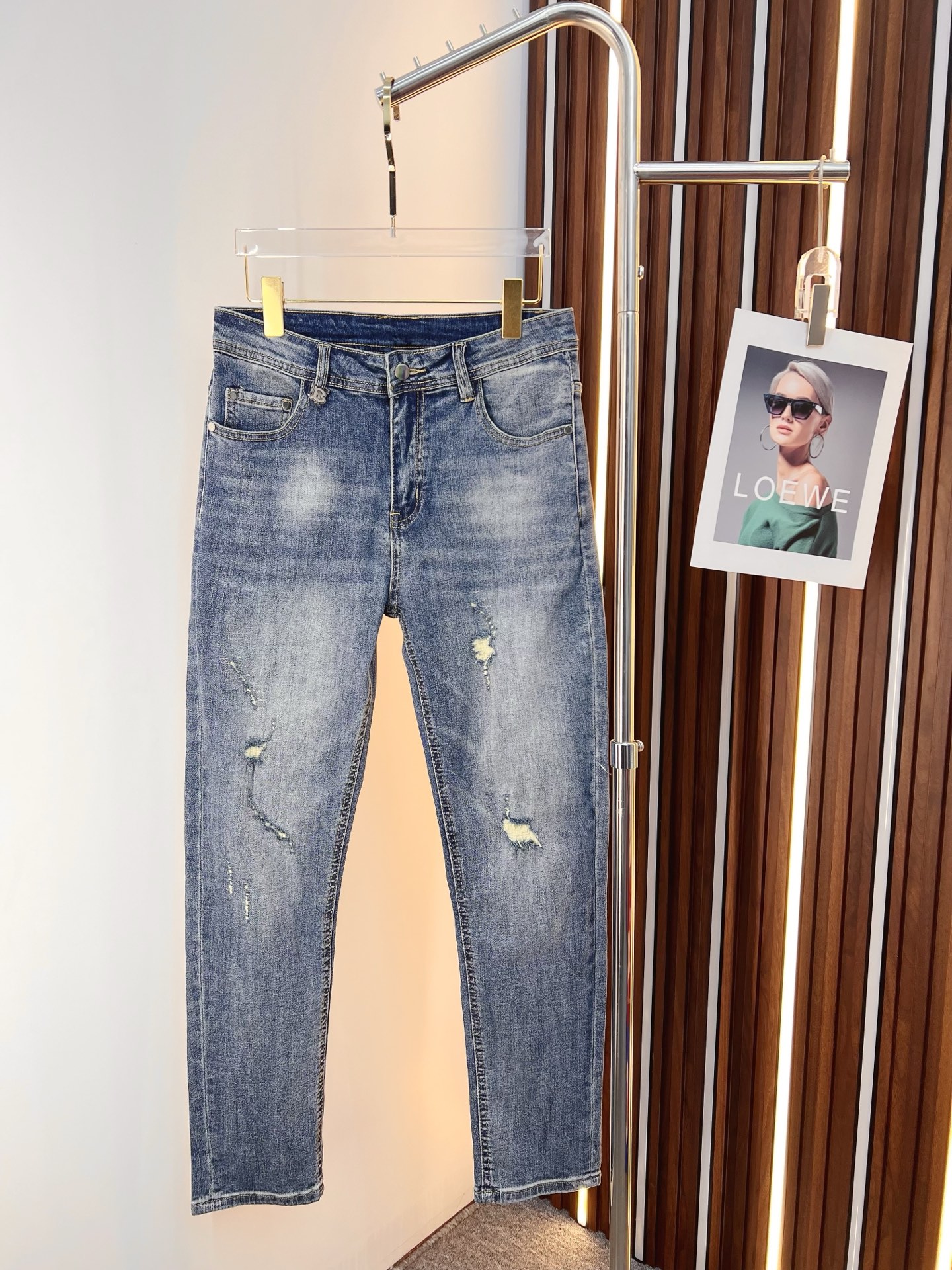 NO:736658,Burberry men's denim jeans, official album and poster outfit style!  High-grade imported denim raw color fabrics are supplied to customers, and the pure 13oz denim fabrics from Okayama, Japan are specially selected. Heavy-duty environmentally friendly plant enzyme washing process is used. The texture has a light retro color, which is quite beautiful and is very suitable for autumn and winter color matching. The fabric is soft and delicate after washing, but has strong bones and a slight stretch, providing an excellent comfortable experience. There is no damage from any technological elements throughout the body, retaining the purest tannin color!  The details throughout the body are perfect, exquisite and sophisticated. The latest leather label on the waist highlights the brand's characteristics. The hardware accessories, leather label and wiring all reflect the craftsmanship!  The silhouette is perfectly tailored and has excellent butt lift and slimming effect. It can be easily matched with any top in the wardrobe. It has wide compatibility and is suitable for various daily wear. The upper body is full of style. It is a must-have trousers for those who are obsessed with quality control and 1V!  Size 29-38 (not 35.37),,burberry,burberry,jeans,19860909Burberry 巴宝莉 男士丹宁牛仔裤,官宣画册海报穿搭款！ 客供高级进口的丹宁原色面料,特选日本冈山纯正13oz 盎司牛仔布料,重磅环保植物酵素水洗工艺,肌理有着淡淡的复古色彩,相当漂亮,极符合秋冬的配色,面料经过水洗后柔软细腻,但筋骨感极强,且略带弹力,提供了绝佳的舒适体验,通身无任何工艺元素破坏,保留了最纯粹的丹宁本色！通身细节完美如斯,精湛且考究,最新的腰部皮标彰显了品牌特质,五金配件、皮标、走线无不体现出匠心工艺！版型剪裁完美,提臀修身效果绝佳,可轻松横扫衣橱任何的上装搭配,兼容性广泛,满足于日常各种穿搭,上身型款十足,于品质控及1V迷控者必入型裤装！ 尺码29—38（没35.37）,,burberry,burberry,jeans,,Men's clothing