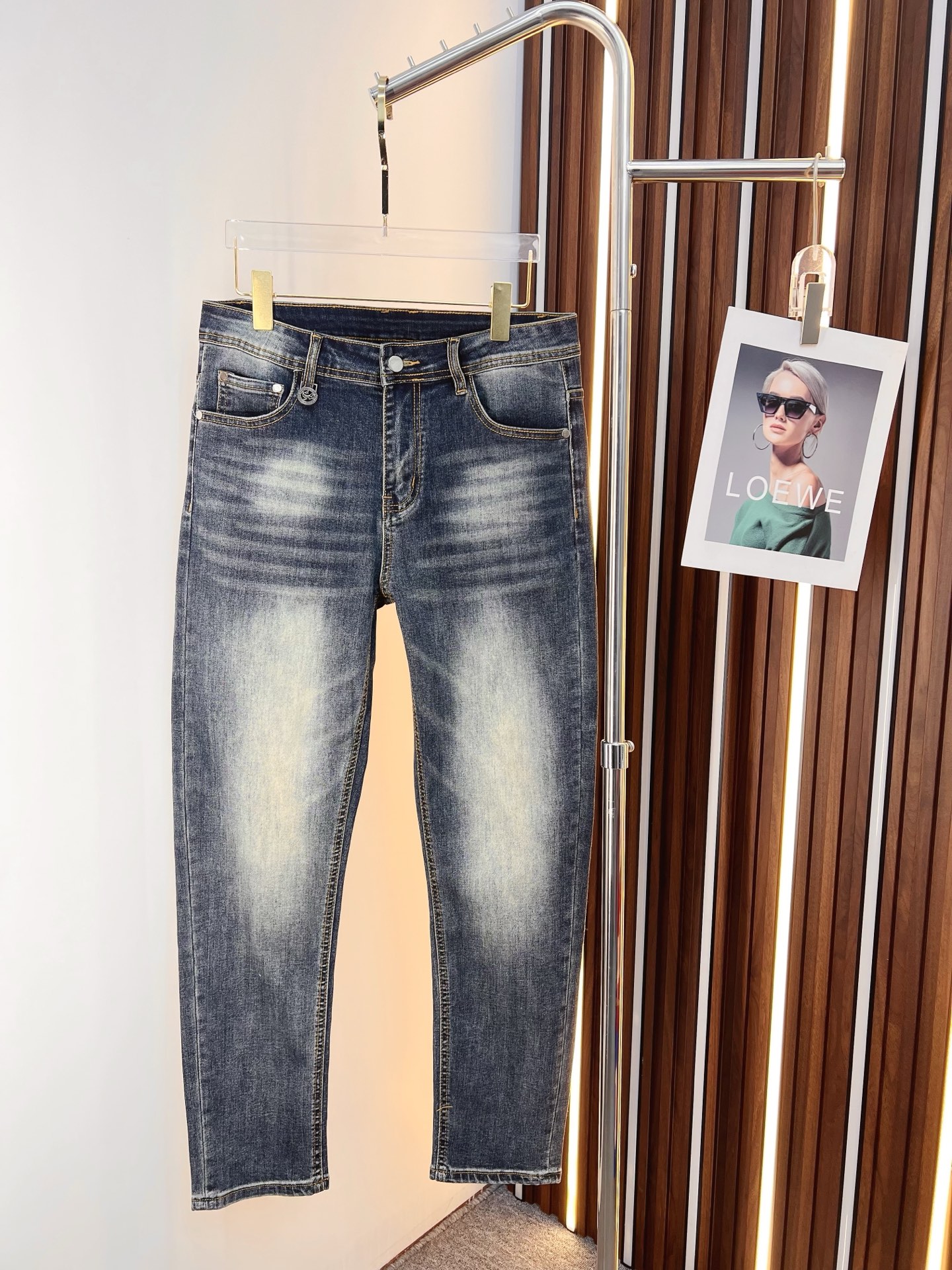 NO:644627,Arc'teryx men's denim jeans, official album and poster wear style!  High-grade imported denim raw color fabrics are supplied to customers, and the pure 13oz denim fabrics from Okayama, Japan are specially selected. Heavy-duty environmentally friendly plant enzyme washing process is used. The texture has a light retro color, which is quite beautiful and is very suitable for autumn and winter color matching. The fabric is soft and delicate after washing, but has strong bones and a slight stretch, providing an excellent comfortable experience. There is no damage from any technological elements throughout the body, retaining the purest tannin color!  The details throughout the body are perfect, exquisite and sophisticated. The latest leather label on the waist highlights the brand's characteristics. The hardware accessories, leather label and wiring all reflect the craftsmanship!  The silhouette is perfectly tailored and has excellent butt lift and slimming effect. It can be easily matched with any top in the wardrobe. It has wide compatibility and is suitable for various daily wear. The upper body is full of style. It is a must-have trousers for those who are obsessed with quality control and 1V!  Size 29-38 (not 35.37),arc'teryx,jeans,alexander wang19860909始祖鸟 男士丹宁牛仔裤,官宣画册海报穿搭款！ 客供高级进口的丹宁原色面料,特选日本冈山纯正13oz 盎司牛仔布料,重磅环保植物酵素水洗工艺,肌理有着淡淡的复古色彩,相当漂亮,极符合秋冬的配色,面料经过水洗后柔软细腻,但筋骨感极强,且略带弹力,提供了绝佳的舒适体验,通身无任何工艺元素破坏,保留了最纯粹的丹宁本色！通身细节完美如斯,精湛且考究,最新的腰部皮标彰显了品牌特质,五金配件、皮标、走线无不体现出匠心工艺！版型剪裁完美,提臀修身效果绝佳,可轻松横扫衣橱任何的上装搭配,兼容性广泛,满足于日常各种穿搭,上身型款十足,于品质控及1V迷控者必入型裤装！ 尺码29—38（没35.37）,arc'teryx,jeans,alexander wang,Men's clothing