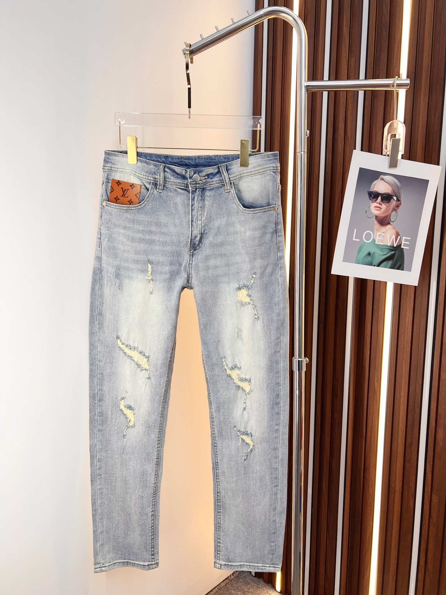 NO:761398,LV men's denim jeans, official album and poster outfit style!  High-grade imported denim raw color fabrics are supplied to customers, and the pure 13oz denim fabrics from Okayama, Japan are specially selected. Heavy-duty environmentally friendly plant enzyme washing process is used. The texture has a light retro color, which is quite beautiful and is very suitable for autumn and winter color matching. The fabric is soft and delicate after washing, but has strong bones and a slight stretch, providing an excellent comfortable experience. There is no damage from any technological elements throughout the body, retaining the purest tannin color!  The details throughout the body are perfect, exquisite and sophisticated. The latest leather label on the waist highlights the brand's characteristics. The hardware accessories, leather label and wiring all reflect the craftsmanship!  The silhouette is perfectly tailored and has excellent butt lift and slimming effect. It can be easily matched with any top in the wardrobe. It has wide compatibility and is suitable for various daily wear. The upper body is full of style. It is a must-have trousers for those who are obsessed with quality control and 1V!  Size 29-38 (not 35.37),,louis vuitton,jeans,19860909LV 男士丹宁牛仔裤,官宣画册海报穿搭款！ 客供高级进口的丹宁原色面料,特选日本冈山纯正13oz 盎司牛仔布料,重磅环保植物酵素水洗工艺,肌理有着淡淡的复古色彩,相当漂亮,极符合秋冬的配色,面料经过水洗后柔软细腻,但筋骨感极强,且略带弹力,提供了绝佳的舒适体验,通身无任何工艺元素破坏,保留了最纯粹的丹宁本色！通身细节完美如斯,精湛且考究,最新的腰部皮标彰显了品牌特质,五金配件、皮标、走线无不体现出匠心工艺！版型剪裁完美,提臀修身效果绝佳,可 轻松横扫衣橱任何的上装搭配,兼容性广泛,满足于日常各种穿搭,上身型款十足,于品质控及1V迷控者必入型裤装！ 尺码29—38（没35.37）,,louis vuitton,jeans,,Men's clothing