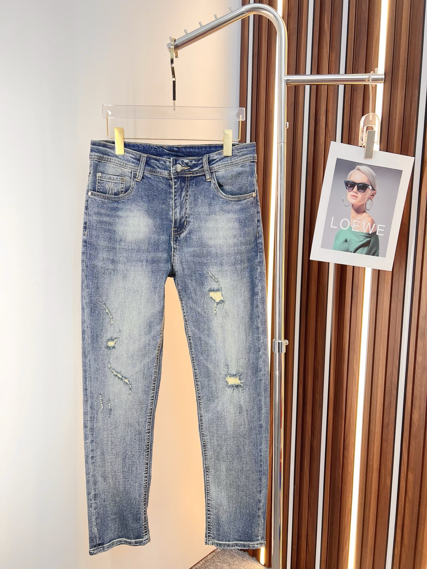 NO:761402,Men's denim jeans, official album and poster outfit!  High-grade imported denim raw color fabrics are supplied to customers, and the pure 13oz denim fabrics from Okayama, Japan are specially selected. Heavy-duty environmentally friendly plant enzyme washing process is used. The texture has a light retro color, which is quite beautiful and is very suitable for autumn and winter color matching. The fabric is soft and delicate after washing, but has strong bones and a slight stretch, providing an excellent comfortable experience. There is no damage from any technological elements throughout the body, retaining the purest tannin color!  The details throughout the body are perfect, exquisite and sophisticated. The latest leather label on the waist highlights the brand's characteristics. The hardware accessories, leather label and wiring all reflect the craftsmanship!  The silhouette is perfectly tailored and has excellent butt lift and slimming effect. It can be easily matched with any top in the wardrobe. It has wide compatibility and is suitable for various daily wear. The upper body is full of style. It is a must-have trousers for those who are obsessed with quality control and 1V!  Size 29-38 (not 35.37),,Moncler,jeans,19860909蒙口 男士丹宁牛仔裤,官宣画册海报穿搭款！ 客供高级进口的丹宁原色面料,特选日本冈山纯正13oz 盎司牛仔布料,重磅环保植物酵素水洗工艺,肌理有着淡淡的复古色彩,相当漂亮,极符合秋冬的配色,面料经过水洗后柔软细腻,但筋骨感极强,且略带弹力,提供了绝佳的舒适体验,通身无任何工艺元素破坏,保留了最纯粹的丹宁本色！通身细节完美如斯,精湛且考究,最新的腰部皮标彰显了品牌特质,五金配件、皮标、走线无不体现出匠心工艺！版型剪裁完美,提臀修身效果绝佳,可轻松横扫衣橱任何的上装搭配,兼容性广泛,满足于日常各种穿搭,上身型款十足,于品质控及1V迷控者必入型裤装！ 尺码29—38（没35.37）,,Moncler,jeans,,Men's clothing