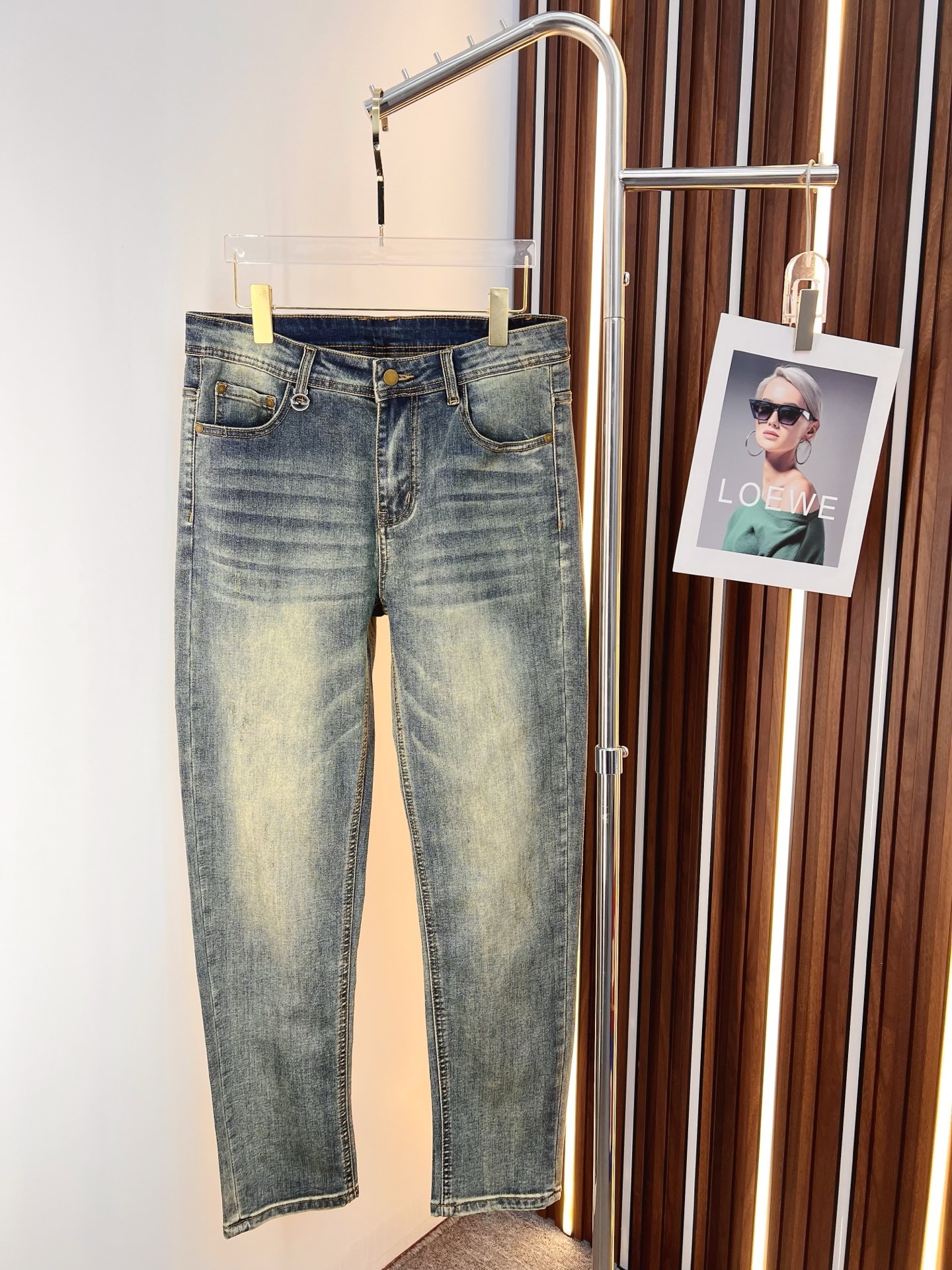 NO:761406,FENDI Fendi Men's Denim Jeans, Official Announcement Album and Poster Style!  High-grade imported denim raw color fabrics are supplied to customers, and the pure 13oz denim fabrics from Okayama, Japan are specially selected. Heavy-duty environmentally friendly plant enzyme washing process is used. The texture has a light retro color, which is quite beautiful and is very suitable for autumn and winter color matching. The fabric is soft and delicate after washing, but has strong bones and a slight stretch, providing an excellent comfortable experience. There is no damage from any technological elements throughout the body, retaining the purest tannin color!  The details throughout the body are perfect, exquisite and sophisticated. The latest leather label on the waist highlights the brand's characteristics. The hardware accessories, leather label and wiring all reflect the craftsmanship!  The silhouette is perfectly tailored and has excellent butt lift and slimming effect. It can be easily matched with any top in the wardrobe. It has wide compatibility and is suitable for various daily wear. The upper body is full of style. It is a must-have trousers for those who are obsessed with quality control and 1V!  Sizes 29-38 (not 35.37),,fendi,fendi,jeans,19860909FENDI 芬迪 男士丹宁牛仔裤,官宣画册海报穿搭款！ 客供高级进口的丹宁原色面料,特选日本冈山纯正13oz 盎司牛仔布料,重磅环保植物酵素水洗工艺,肌理有着淡淡的复古色彩,相当漂亮,极符合秋冬的配色,面料经过水洗后柔软细腻,但筋骨感极强,且略带弹力,提供了绝佳的舒适体验,通身无任何工艺元素破坏,保留了最纯粹的丹宁本色！通身细节完美如斯,精湛且考究,最新的腰部皮标彰显了品牌特质,五金配件、皮标、走线无不体现出匠心工艺！版型剪裁完美,提臀修身效果绝佳,可轻松横扫衣橱任何的上装搭配,兼容性广泛,满足于日常各种穿搭,上身型款十足,于品质控及1V迷控者必入型裤装！ 尺码29—38（没35.37）,,fendi,fendi,jeans,,Men's clothing