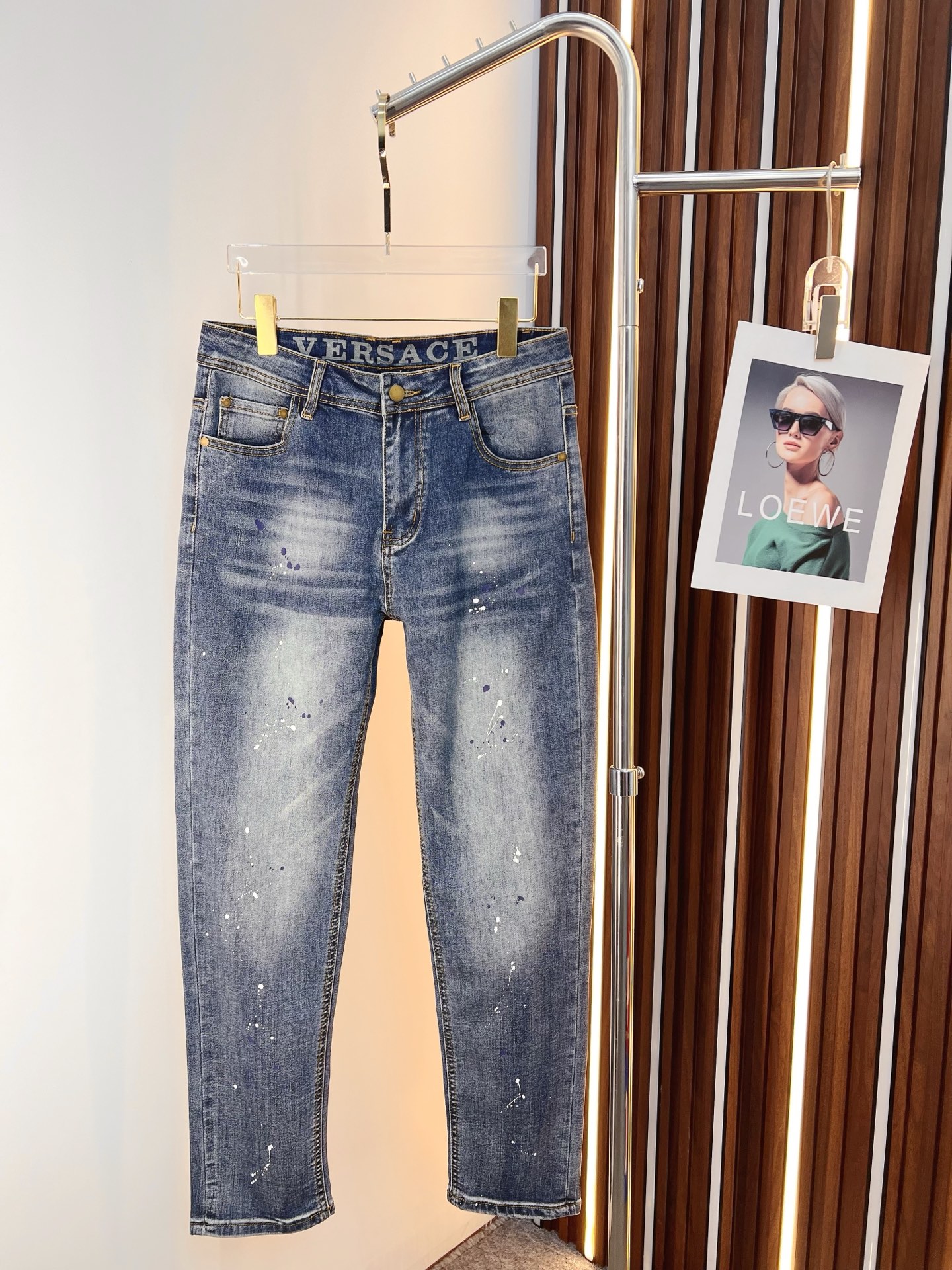 NO:761410,Versace men's denim jeans, official album and poster style!  High-grade imported denim raw color fabrics are supplied to customers, and the pure 13oz denim fabrics from Okayama, Japan are specially selected. Heavy-duty environmentally friendly plant enzyme washing process is used. The texture has a light retro color, which is quite beautiful and is very suitable for autumn and winter color matching. The fabric is soft and delicate after washing, but has strong bones and a slight stretch, providing an excellent comfortable experience. There is no damage from any technological elements throughout the body, retaining the purest tannin color!  The details throughout the body are perfect, exquisite and sophisticated. The latest leather label on the waist highlights the brand's characteristics. The hardware accessories, leather label and wiring all reflect the craftsmanship!  The silhouette is perfectly tailored and has excellent butt lift and slimming effect. It can be easily matched with any top in the wardrobe. It has wide compatibility and is suitable for various daily wear. The upper body is full of style. It is a must-have trousers for those who are obsessed with quality control and 1V!  Sizes 29-38 (not 35.37),,versace,jeans,19860909范思哲 男士丹宁牛仔裤,官宣画册海报穿搭款！ 客供高级进口的丹宁原色面料,特选日本冈山纯正13oz 盎司牛仔布料,重磅环保植物酵素水洗工艺,肌理有着淡淡的复古色彩,相当漂亮,极符合秋冬的配色,面料经过水洗后柔软细腻,但筋骨感极强,且略带弹力,提供了绝佳的舒适体验,通身无任何工艺元素破坏,保留了最纯粹的丹宁本色！通身细节完美如斯,精湛且考究,最新的腰部皮标彰显了品牌特质,五金配件、皮标、走线无不体现出匠心工艺！版型剪裁完美,提臀修身效果绝佳,可轻松横扫衣橱任何的上装搭配,兼容性广泛,满足于日常各种穿搭,上身型款十足,于品质控及1V迷控者必入型裤装！ 尺码29—38（没35.37）,,versace,jeans,,Men's clothing