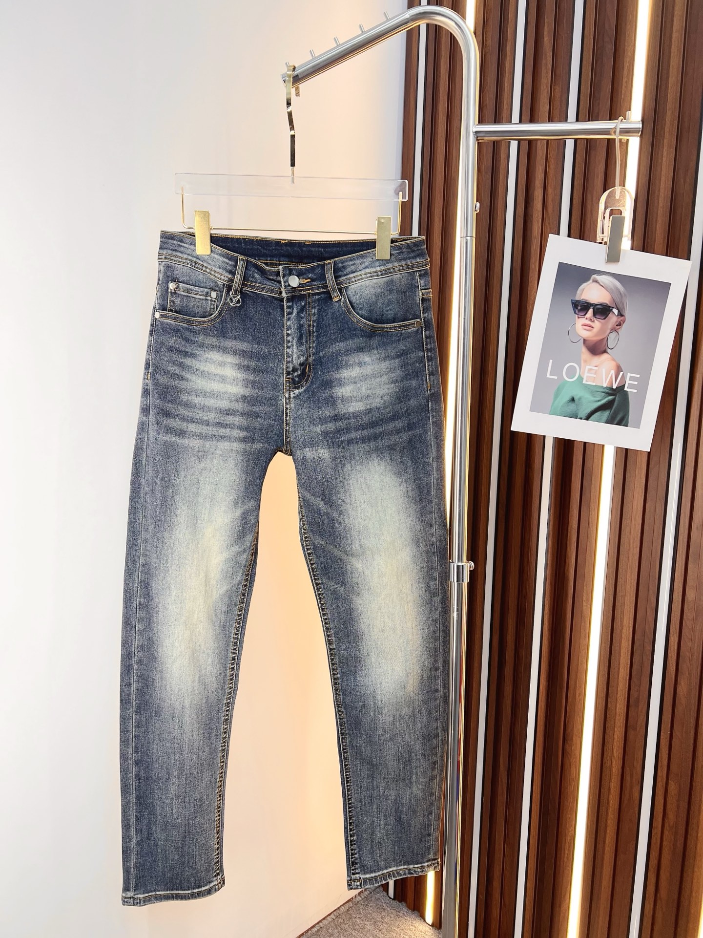NO:645852,LV men's denim jeans, official album and poster outfit style!  High-grade imported denim raw color fabrics are supplied to customers, and the pure 13oz denim fabrics from Okayama, Japan are specially selected. Heavy-duty environmentally friendly plant enzyme washing process is used. The texture has a light retro color, which is quite beautiful and is very suitable for autumn and winter color matching. The fabric is soft and delicate after washing, but has strong bones and a slight stretch, providing an excellent comfortable experience. There is no damage from any technological elements throughout the body, retaining the purest tannin color!  The details throughout the body are perfect, exquisite and sophisticated. The latest leather label on the waist highlights the brand's characteristics. The hardware accessories, leather label and wiring all reflect the craftsmanship!  The silhouette is perfectly tailored and has excellent butt lift and slimming effect. It can be easily matched with any top in the wardrobe. It has wide compatibility and is suitable for various daily wear. The upper body is full of style. It is a must-have trousers for those who are obsessed with quality control and 1V!  Size 29-38 (not 35.37),,louis vuitton,jeans,alexander wang19860909LV 男士丹宁牛仔裤,官宣画册海报穿搭款！ 客供高级进口的丹宁原色面料,特选日本冈山纯正13oz 盎司牛仔布料,重磅环保植物酵素水洗工艺,肌理有着淡淡的复古色彩,相当漂亮,极符合秋冬的配色,面料经过水洗后柔软细腻,但筋骨感极强,且略带弹力,提供了绝佳的舒适体验,通身无任何工艺元素破坏,保留了最纯粹的丹宁本色！通身细节完美如斯,精湛且考究,最新的腰部皮标彰显了品牌特质,五金配件、皮标、走线无不体现出匠心工艺！版型剪裁完美,提臀修身效果绝佳,可轻松横扫衣橱任何的上装搭配,兼容性广泛,满足于日常各种穿搭,上身型款十足,于品质控及1V迷控者必入型裤装！ 尺码29—38（没35.37）,,louis vuitton,jeans,alexander wang,Men's clothing