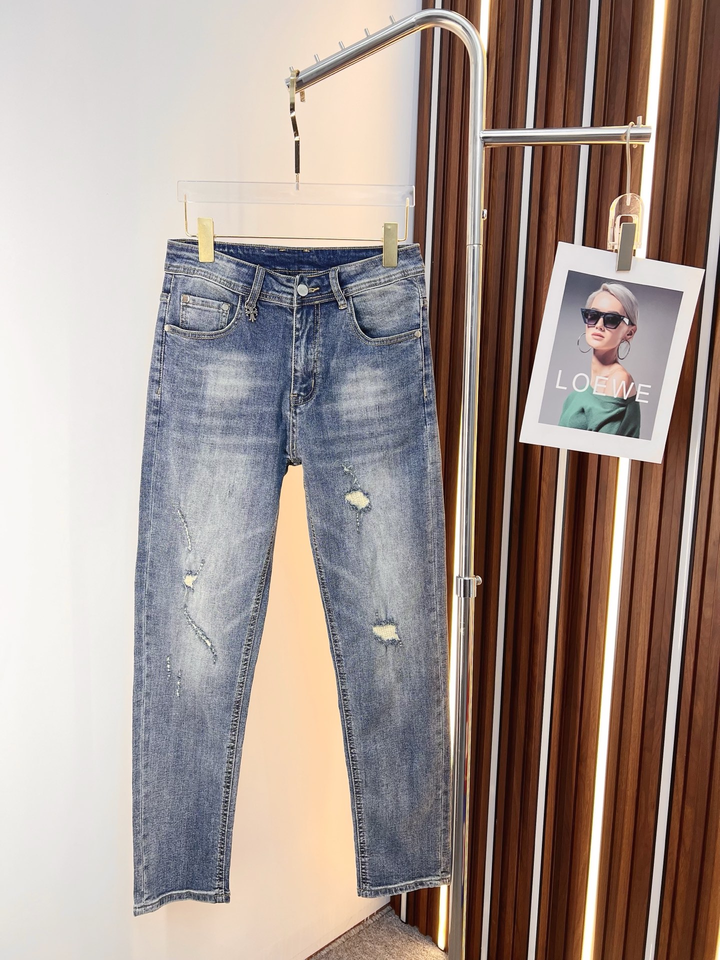 NO:645845,Croxin men's denim jeans, official album and poster wear style!  High-grade imported denim raw color fabrics are supplied to customers, and the pure 13oz denim fabrics from Okayama, Japan are specially selected. Heavy-duty environmentally friendly plant enzyme washing process is used. The texture has a light retro color, which is quite beautiful and is very suitable for autumn and winter color matching. The fabric is soft and delicate after washing, but has strong bones and a slight stretch, providing an excellent comfortable experience. There is no damage from any technological elements throughout the body, retaining the purest tannin color!  The details throughout the body are perfect, exquisite and sophisticated. The latest leather label on the waist highlights the brand's characteristics. The hardware accessories, leather label and wiring all reflect the craftsmanship!  The silhouette is perfectly tailored and has excellent butt lift and slimming effect. It can be easily matched with any top in the wardrobe. It has wide compatibility and is suitable for various daily wear. The upper body is full of style. It is a must-have trousers for those who are obsessed with quality control and 1V!  Size 29-38 (not 35.37),,chrome hearts,jeans,alexander wang19860909克罗心 男士丹宁牛仔裤,官宣画册海报穿搭款！ 客供高级进口的丹宁原色面料,特选日本冈山纯正13oz 盎司牛仔布料,重磅环保植物酵素水洗工艺,肌理有着淡淡的复古色彩,相当漂亮,极符合秋冬的配色,面料经过水洗后柔软细腻,但筋骨感极强,且略带弹力,提供了绝佳的舒适体验,通身无任何工艺元素破坏,保留了最纯粹的丹宁本色！通身细节完美如斯,精湛且考究,最新的腰部皮标彰显了品牌特质,五金配件、皮标、走线无不体现出匠心工艺！版型剪裁完美,提臀修身效果绝佳,可轻松横扫衣橱任何的上装搭配,兼容性广泛,满足于日常各种穿搭,上身型款十足,于品质控及1V迷控者必入型裤装！ 尺码29—38（没35.37）,,chrome hearts,jeans,alexander wang,Men's clothing