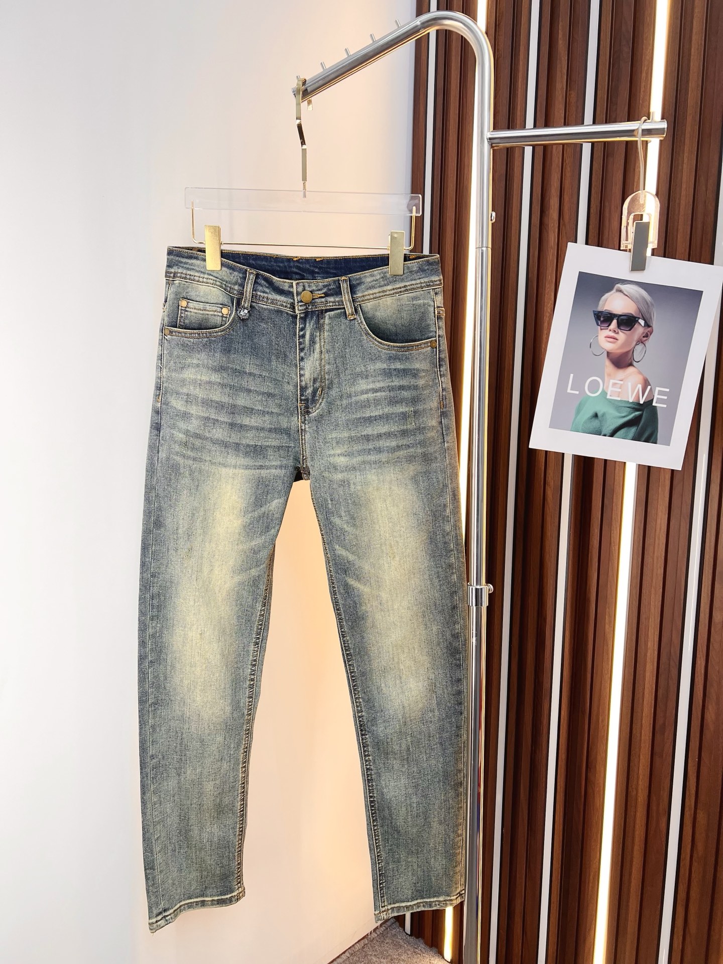 NO:644622,LP men's denim jeans, official album and poster outfit!  High-grade imported denim raw color fabrics are supplied to customers, and the pure 13oz denim fabrics from Okayama, Japan are specially selected. Heavy-duty environmentally friendly plant enzyme washing process is used. The texture has a light retro color, which is quite beautiful and is very suitable for autumn and winter color matching. The fabric is soft and delicate after washing, but has strong bones and a slight stretch, providing an excellent comfortable experience. There is no damage from any technological elements throughout the body, retaining the purest tannin color!  The details throughout the body are perfect, exquisite and sophisticated. The latest leather label on the waist highlights the brand's characteristics. The hardware accessories, leather label and wiring all reflect the craftsmanship!  The silhouette is perfectly tailored and has excellent butt lift and slimming effect. It can be easily matched with any top in the wardrobe. It has wide compatibility and is suitable for various daily wear. The upper body is full of style. It is a must-have trousers for those who are obsessed with quality control and 1V!  Size 29-38 (not 35.37),,loro piana,jeans,alexander wang19860909LP 男士丹宁牛仔裤,官宣画册海报穿搭款！ 客供高级进口的丹宁原色面料,特选日本冈山纯正13oz 盎司牛仔布料,重磅环保植物酵素水洗工艺,肌理有着淡淡的复古色彩,相当漂亮,极符合秋冬的配色,面料经过水洗后柔软细腻,但筋骨感极强,且略带弹力,提供了绝佳的舒适体验,通身无任何工艺元素破坏,保留了最纯粹的丹宁本色！通身细节完美如斯,精湛且考究,最新的腰部皮标彰显了品牌特质,五金配件、皮标、走线无不体现出匠心工艺！版型剪裁完美,提臀修身效果绝佳,可轻松横扫衣橱任何的上装搭配,兼容性广泛,满足于日常各种穿搭,上身型款十足,于品质控及1V迷控者必入型裤装！ 尺码29—38（没35.37）,,loro piana,jeans,alexander wang,Men's clothing