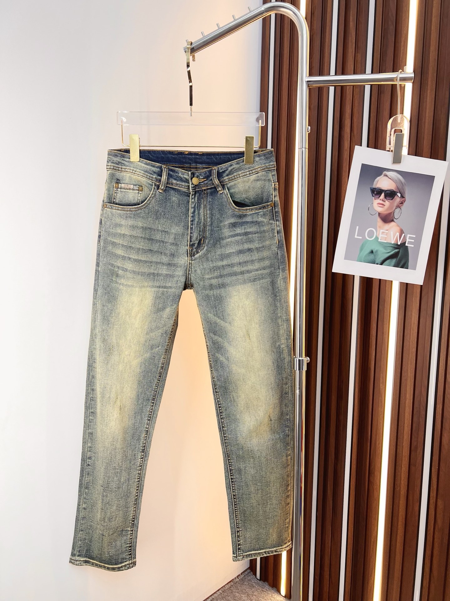 NO:685695,Loewe men's denim jeans, official album and poster style!  High-grade imported denim raw color fabrics are supplied to customers, and the pure 13oz denim fabrics from Okayama, Japan are specially selected. Heavy-duty environmentally friendly plant enzyme washing process is used. The texture has a light retro color, which is quite beautiful and is very suitable for autumn and winter color matching. The fabric is soft and delicate after washing, but has strong bones and a slight stretch, providing an excellent comfortable experience. There is no damage from any technological elements throughout the body, retaining the purest tannin color!  The details throughout the body are perfect, exquisite and sophisticated. The latest leather label on the waist highlights the brand's characteristics. The hardware accessories, leather label and wiring all reflect the craftsmanship!  The silhouette is perfectly tailored and has excellent butt lift and slimming effect. It can be easily matched with any top in the wardrobe. It has wide compatibility and is suitable for various daily wear. The upper body is full of style. It is a must-have trousers for those who are obsessed with quality control and 1V!  Size 29-38 (not 35.37),,loewe,jeans,19860909罗意威 男士丹宁牛仔裤,官宣画册海报穿搭款！ 客供高级进口的丹宁原色面料,特选日本冈山纯正13oz 盎司牛仔布料,重磅环保植物酵素水洗工艺,肌理有着淡淡的复古色彩,相当漂亮,极符合秋冬的配色,面料经过水洗后柔软细腻,但筋骨感极强,且略带弹力,提供了绝佳的舒适体验,通身无任何工艺元素破坏,保留了最纯粹的丹宁本色！通身细节完美如斯,精湛且考究,最新的腰部皮标彰显了品牌特质,五金配件、皮标、走线无不体现出匠心工艺！版型剪裁完美,提臀修身效果绝佳,可轻松横扫衣橱任何的上装搭配,兼容性广泛,满足于日常各种穿搭,上身型款十足,于品质控及1V迷控者必入型裤装！ 尺码29—38（没35.37）,,loewe,jeans,,Men's clothing
