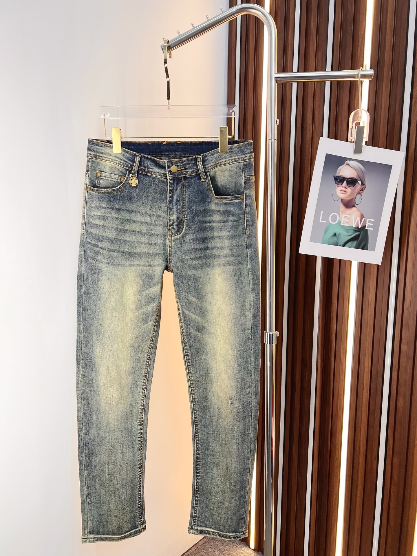 NO:736663,LV men's denim jeans, official album and poster outfit style!  High-grade imported denim raw color fabrics are supplied to customers, and the pure 13oz denim fabrics from Okayama, Japan are specially selected. Heavy-duty environmentally friendly plant enzyme washing process is used. The texture has a light retro color, which is quite beautiful and is very suitable for autumn and winter color matching. The fabric is soft and delicate after washing, but has strong bones and a slight stretch, providing an excellent comfortable experience. There is no damage from any technological elements throughout the body, retaining the purest tannin color!  The details throughout the body are perfect, exquisite and sophisticated. The latest leather label on the waist highlights the brand's characteristics. The hardware accessories, leather label and wiring all reflect the craftsmanship!  The silhouette is perfectly tailored and has excellent butt lift and slimming effect. It can be easily matched with any top in the wardrobe. It has wide compatibility and is suitable for various daily wear. The upper body is full of style. It is a must-have trousers for those who are obsessed with quality control and 1V!  Size 29-38 (not 35.37),,louis vuitton,jeans,19860909LV 男士丹宁牛仔裤,官宣画册海报穿搭款！ 客供高级进口的丹宁原色面料,特选日本冈山纯正13oz 盎司牛仔布料,重磅环保植物酵素水洗工艺,肌理有着淡淡的复古色彩,相当漂亮,极符合秋冬的配色,面料经过水洗后柔软细腻,但筋骨感极强,且略带弹力,提供了绝佳的舒适体验,通身无任何工艺元素破坏,保留了最纯粹的丹宁本色！通身细节完美如斯,精湛且考究,最新的腰部皮标彰显了品牌特质,五金配件、皮标、走线无不体现出匠心工艺！版型剪裁完美,提臀修身效果绝佳,可轻松横扫衣橱任何的上装搭配,兼容性广泛,满足于日常各种穿搭,上身型款十足,于品质控及1V迷控者必入型裤装！ 尺码29—38（没35.37）,,louis vuitton,jeans,,Men's clothing