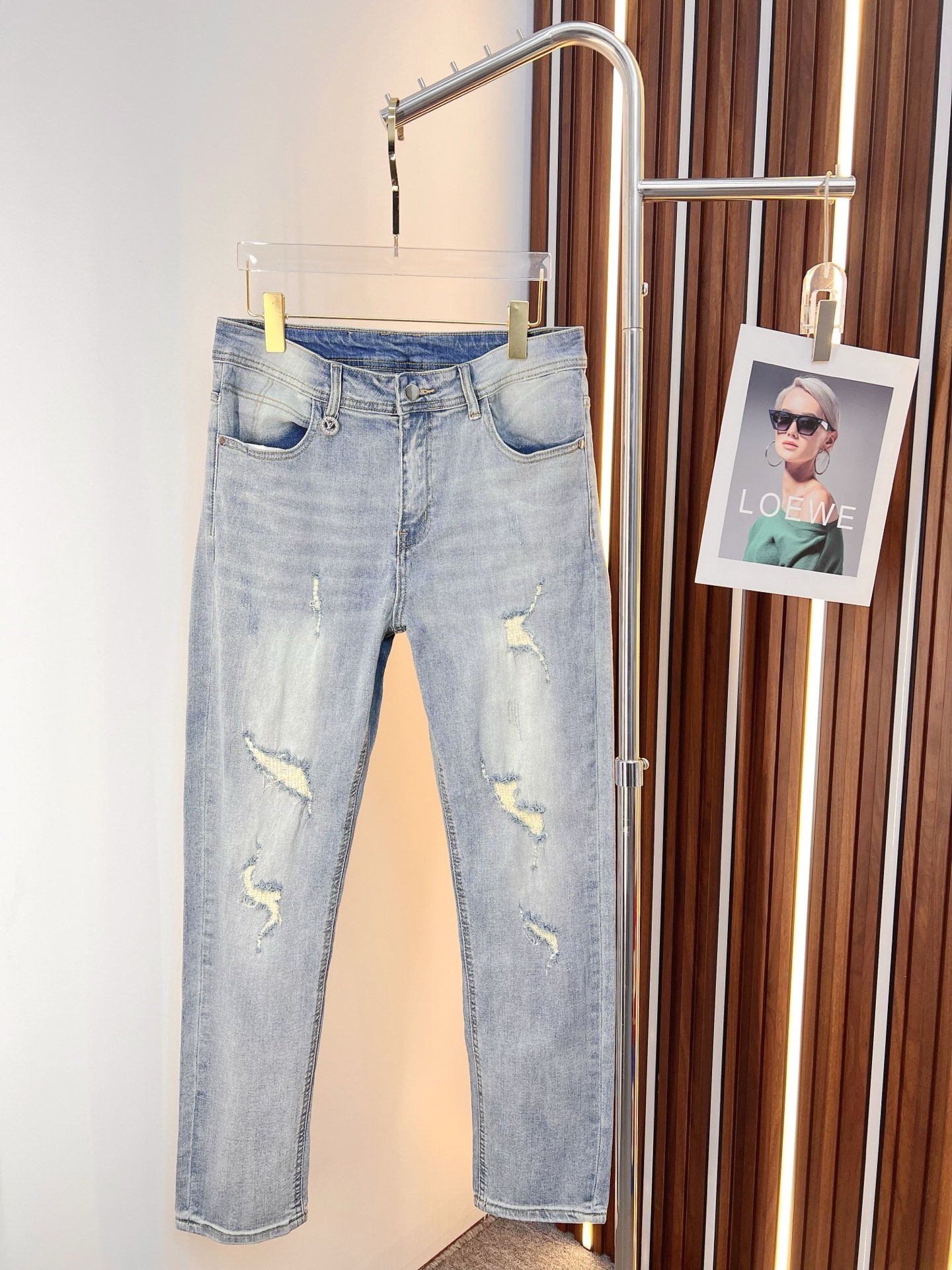 NO:644621,LV men's denim jeans, official album and poster outfit style!  High-grade imported denim raw color fabrics are supplied to customers, and the pure 13oz denim fabrics from Okayama, Japan are specially selected. Heavy-duty environmentally friendly plant enzyme washing process is used. The texture has a light retro color, which is quite beautiful and is very suitable for autumn and winter color matching. The fabric is soft and delicate after washing, but has strong bones and a slight stretch, providing an excellent comfortable experience. There is no damage from any technological elements throughout the body, retaining the purest tannin color!  The details throughout the body are perfect, exquisite and sophisticated. The latest leather label on the waist highlights the brand's characteristics. The hardware accessories, leather label and wiring all reflect the craftsmanship!  The silhouette is perfectly tailored and has excellent butt lift and slimming effect. It can be easily matched with any top in the wardrobe. It has wide compatibility and is suitable for various daily wear. The upper body is full of style. It is a must-have trousers for those who are obsessed with quality control and 1V!  Size 29-38 (not 35.37),,louis vuitton,jeans,alexander wang19860909LV 男士丹宁牛仔裤,官宣画册海报穿搭款！ 客供高级进口的丹宁原色面料,特选日本冈山纯正13oz 盎司牛仔布料,重磅环保植物酵素水洗工艺,肌理有着淡淡的复古色彩,相当漂亮,极符合秋冬的配色,面料经过水洗后柔软细腻,但筋骨感极强,且略带弹力,提供了绝佳的舒适体验,通身无任何工艺元素破坏,保留了最纯粹的丹宁本色！通身细节完美如斯,精湛且考究,最新的腰部皮标彰显了品牌特质,五金配件、皮标、走线无不体现出匠心工艺！版型剪裁完美,提臀修身效果绝佳,可轻松横扫衣橱任何的上装搭配,兼容性广泛,满足于日常各种穿搭,上身型款十足,于品质控及1V迷控者必入型裤装！ 尺码29—38（没35.37）,,louis vuitton,jeans,alexander wang,Men's clothing