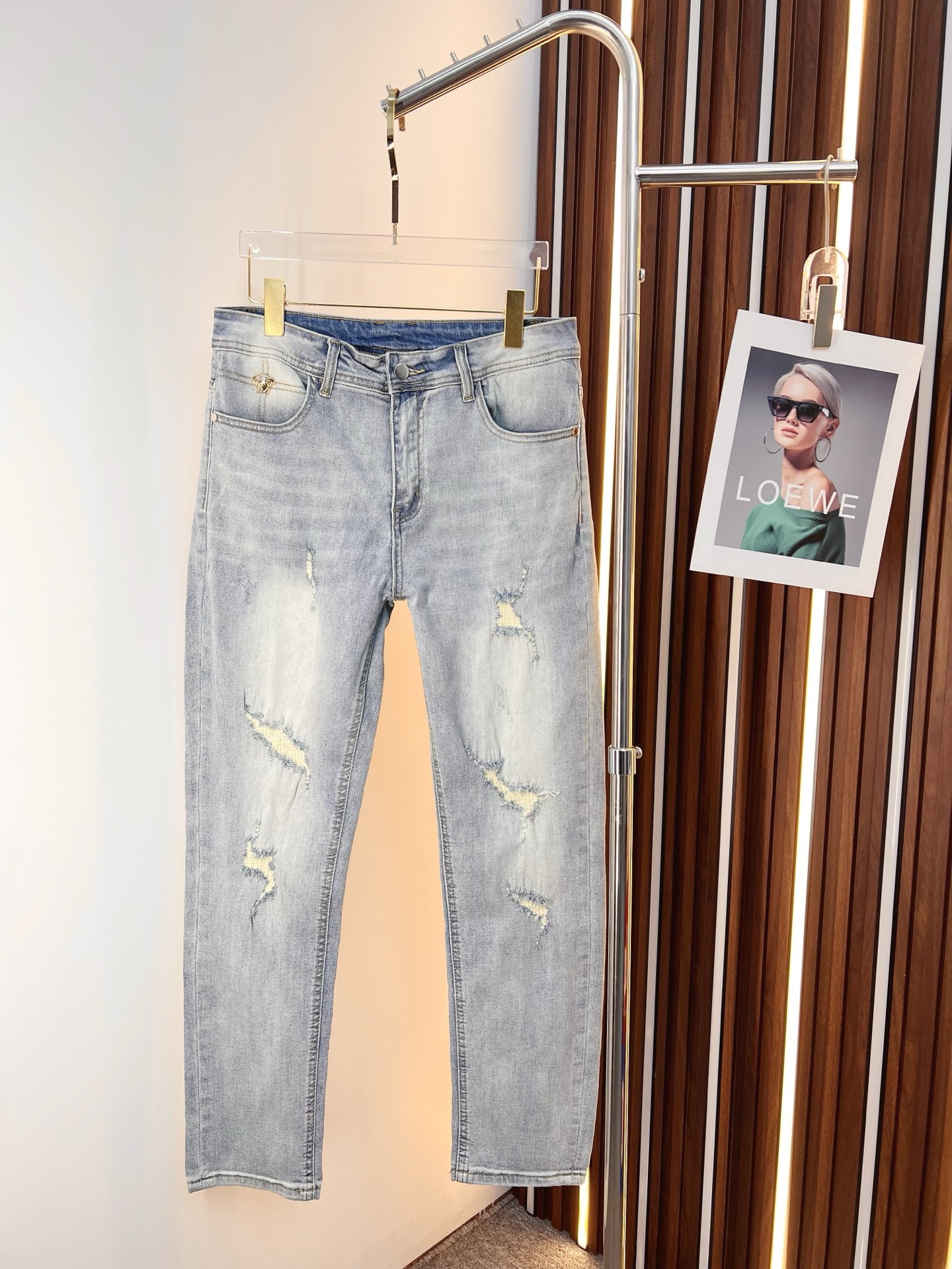 NO:645849,Versace men's denim jeans, official album and poster outfit style!  High-grade imported denim raw color fabrics are supplied to customers, and the pure 13oz denim fabrics from Okayama, Japan are specially selected. Heavy-duty environmentally friendly plant enzyme washing process is used. The texture has a light retro color, which is quite beautiful and is very suitable for autumn and winter color matching. The fabric is soft and delicate after washing, but has strong bones and a slight stretch, providing an excellent comfortable experience. There is no damage from any technological elements throughout the body, retaining the purest tannin color!  The details throughout the body are perfect, exquisite and sophisticated. The latest leather label on the waist highlights the brand's characteristics. The hardware accessories, leather label and wiring all reflect the craftsmanship!  The silhouette is perfectly tailored and has excellent butt lift and slimming effect. It can be easily matched with any top in the wardrobe. It has wide compatibility and is suitable for various daily wear. The upper body is full of style. It is a must-have trousers for those who are obsessed with quality control and 1V!  Size 29-38 (not 35.37),,versace,jeans,alexander wang19860909范思哲 男士丹宁牛仔裤,官宣画册海报穿搭款！ 客供高级进口的丹宁原色面料,特选日本冈山纯正13oz 盎司牛仔布料,重磅环保植物酵素水洗工艺,肌理有着淡淡的复古色彩,相当漂亮,极符合秋冬的配色,面料经过水洗后柔软细腻,但筋骨感极强,且略带弹力,提供了绝佳的舒适体验,通身无任何工艺元素破坏,保留了最纯粹的丹宁本色！通身细节完美如斯,精湛且考究,最新的腰部皮标彰显了品牌特质,五金配件、皮标、走线无不体现出匠心工艺！版型剪裁完美,提臀修身效果绝佳,可轻松横扫衣橱任何的上装搭配,兼容性广泛,满足于日常各种穿搭,上身型款十足,于品质控及1V迷控者必入型裤装！ 尺码29—38（没35.37）,,versace,jeans,alexander wang,Men's clothing