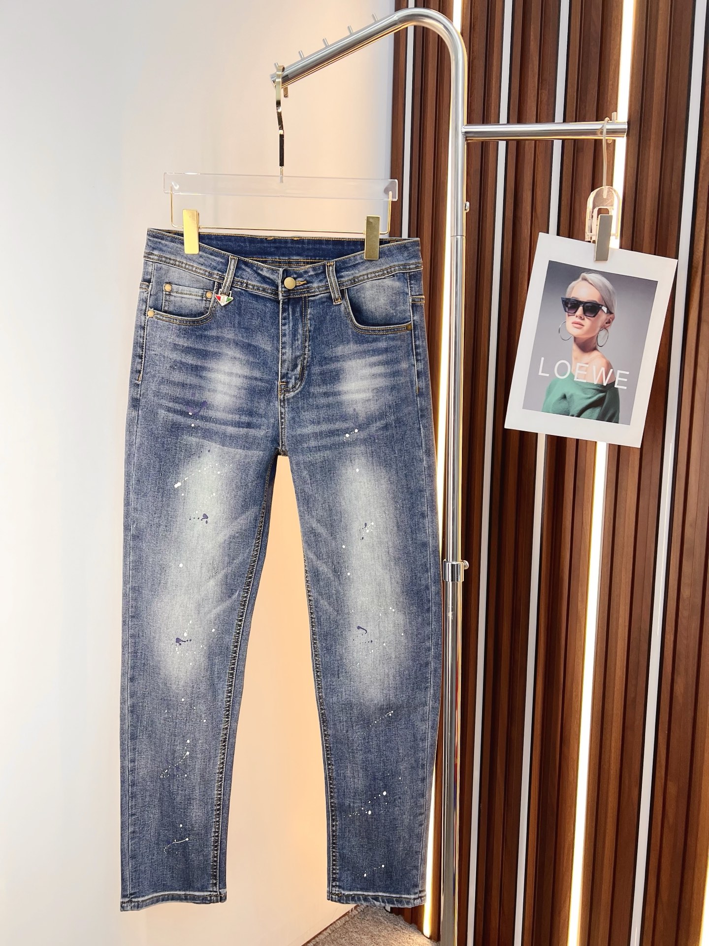 NO:644615,PRADA Men's denim jeans, official album and poster outfit!  High-grade imported denim raw color fabrics are supplied to customers, and the pure 13oz denim fabrics from Okayama, Japan are specially selected. Heavy-duty environmentally friendly plant enzyme washing process is used. The texture has a light retro color, which is quite beautiful and is very suitable for autumn and winter color matching. The fabric is soft and delicate after washing, but has strong bones and a slight stretch, providing an excellent comfortable experience. There is no damage from any technological elements throughout the body, retaining the purest tannin color!  The details throughout the body are perfect, exquisite and sophisticated. The latest leather label on the waist highlights the brand's characteristics. The hardware accessories, leather label and wiring all reflect the craftsmanship!  The silhouette is perfectly tailored and has excellent butt lift and slimming effect. It can be easily matched with any top in the wardrobe. It has wide compatibility and is suitable for various daily wear. The upper body is full of style. It is a must-have trousers for those who are obsessed with quality control and 1V!  Size 29-38 (not 35.37), prada, prada, jeans, alexander wang19860909PRADA 普拉达 男士丹宁牛仔裤,官宣画册海报穿搭款！ 客供高级进口的丹宁原色面料,特选日本冈山纯正13oz 盎司牛仔布料,重磅环保植物酵素水洗工艺,肌理有着淡淡的复古色彩,相当漂亮,极符合秋冬的配色,面料经过水洗后柔软细腻,但筋骨感极强,且略带弹力,提供了绝佳的舒适体验,通身无任何工艺元素破坏,保留了最纯粹的丹宁本色！通身细节完美如斯,精湛且考究,最新的腰部皮标彰显了品牌特质,五金配件、皮标、走线无不体现出匠心工艺！版型剪裁完美,提臀修身效果绝佳,可轻松横扫衣橱任何的上装搭配,兼容性广泛,满足于日常各种穿搭,上身型款十足,于品质控及1V迷控者必入型裤装！ 尺码29—38（没35.37）,,prada,prada,jeans,alexander wang,Men's clothing